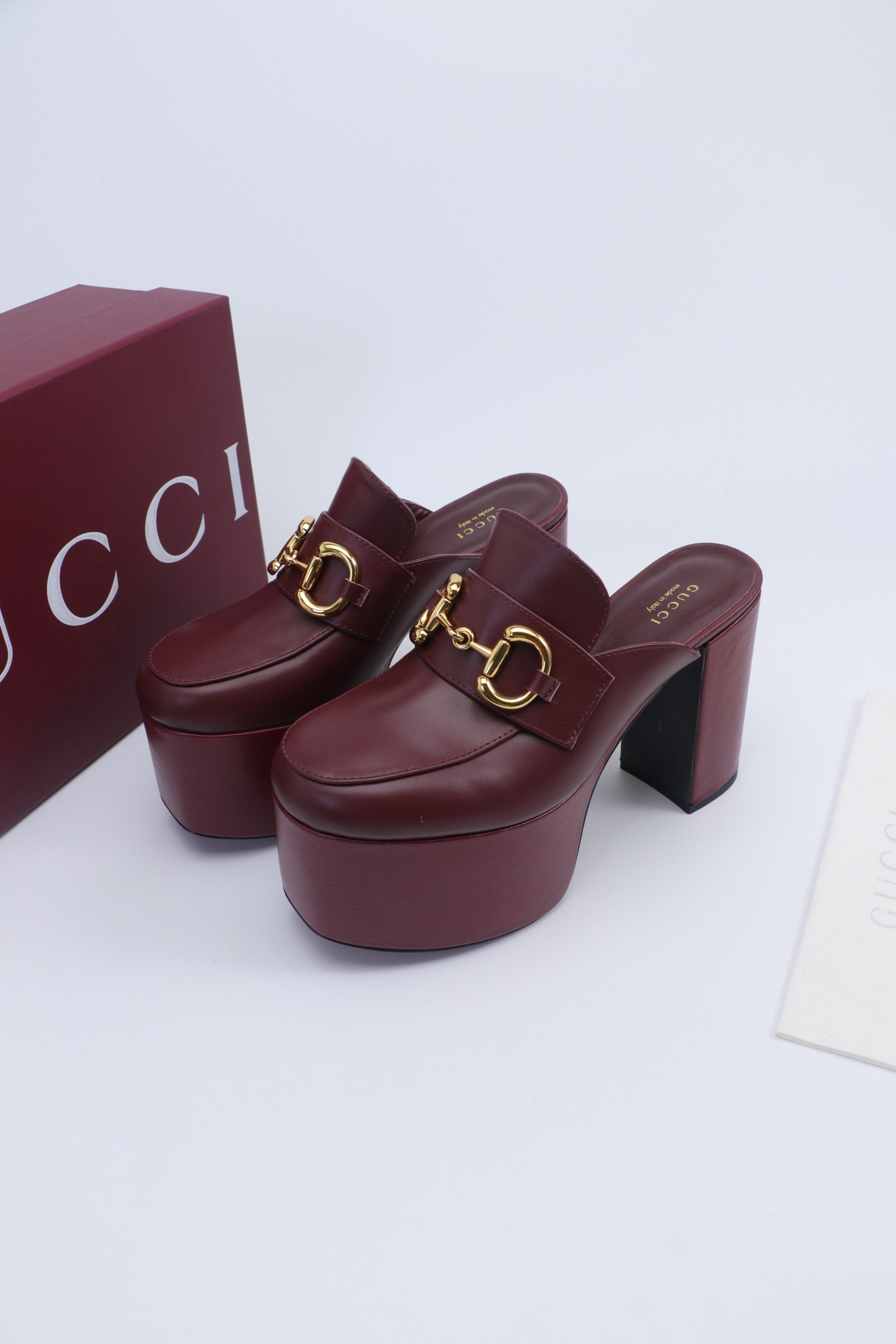 NO:562614,Early spring new Gucci series thick heel platform toe-toe Mule slippers [year-end sprint] the highest version of Mule slippers ———————————— As an outstanding representative of design heritage, the horsebit series loafers vividly highlight the classic elegance. This shoe is made of canvas with the brand’s logo letter letter pattern, and is inlaid with multi-faceted rhinestones to make it a timeless classic. The material of this shoe is soft, and the corridor shape is exquisite and smooth, highlighting daily elegance. The fabric is original imported cowhide. Lining/foot pads: Sheepskin lining  Heel height 11.6cm, water platform 6cm, outsole, original Italian leather sole, size 35-41 (40, 41 customized, non-refundable), packaging counter, full set of green packaging, high heels and slippers, gucci, loafers, high heels, slippers, cowhide, sheepskin19860909早春新款Gucci 系列粗跟水台包头穆勒拖鞋【年底冲刺】最高版慕勒便鞋 ——————————— 作为设计传承的杰出代表,马衔扣系列乐福鞋生动彰显经典优雅格调.这款鞋履采用品牌标志信字母图案帆布,镶饰多刻面水钻成就隽永经典这款鞋材质柔软,廊形精致流畅,彰显日常优雅风范,  面料原版进口牛皮 内里／垫脚:羊皮里 跟高11.6cm水台6cm 大底原版意大利真皮底 尺码35-41（40、41定做不退换） 包装专柜全套绿色包装,高跟鞋拖鞋,gucci,loafers,high heels,slippers,cowhide,sheepskin,Women's Shoes