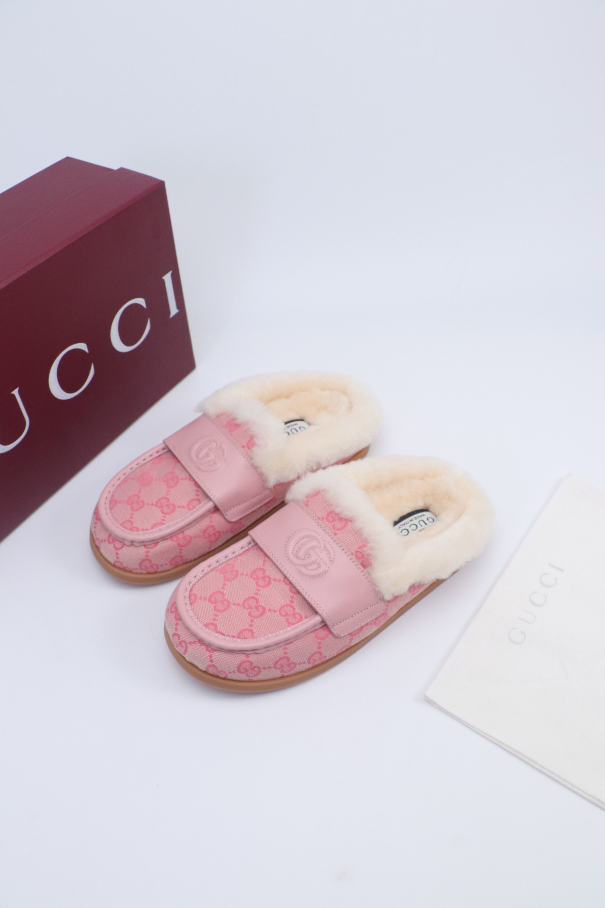 NO:562611,Gucci Gucci Gucci's new merino lazy wool slippers reinterpret Gucci's equestrian tradition. This lazy slipper is made of leather and is part of the Gucci Love Parade series. Advanced mini G G embossed sheepskin deerskin environmentally friendly special material upper Presbyopia GG classic canvas, imported merino wool imported mini G G embossed new GuCci mules Moccasin toe slippers Official website synchronization, original one-to-one reproduction All material details are consistent with YB  We make goods all year round. Sizes 35-39 (40 and 41 customizations are non-refundable). The latest double G letter rubber soles, semi-slippers, gucci, gucci, slippers, sheep.19860909gucci古奇古驰新款美利奴懒人羊毛拖鞋,重新诠释 Gucci 的马术传统.这款懒人拖鞋采用皮革制成,是 Gucci Love Parade 系列的一部分. 高级迷你G G压纹羊京鹿皮环保特殊材质鞋面 老花GG经典帆布,进口美利奴羊毛里进口迷你G G压纹新品GuCci穆勒鞋 莫卡辛包头拖鞋 官网同步,原版一比一复制所有材质细节均与YB一致 常年做货. 尺码35-39（40 41定制不退换） 最新双G字母橡胶鞋底,半拖毛毛鞋,gucci,gucci,slippers,sheep,Women's Shoes