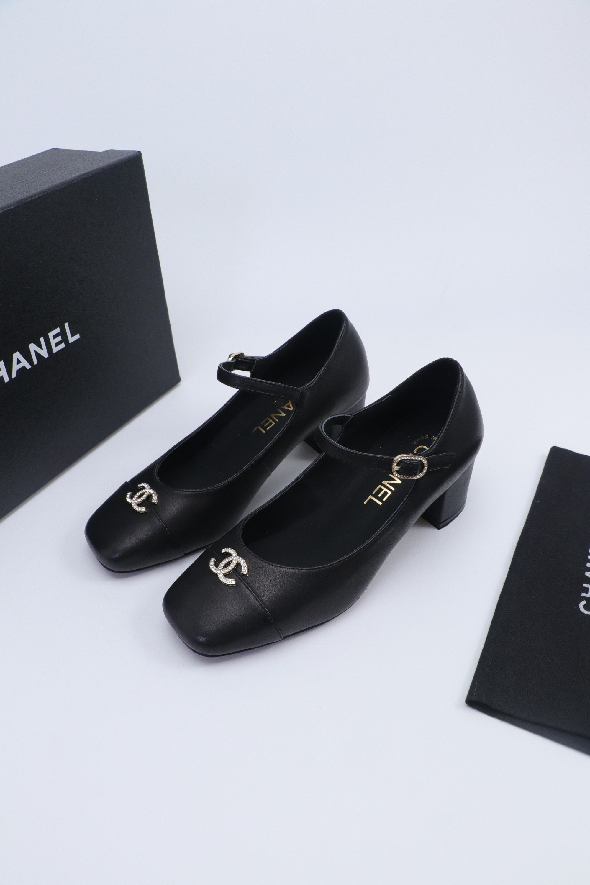 NO:562608,Xiaoxiang, a must-have item for autumn and winter this season!  !  Chanel's most popular shoes for autumn and winter are highly recommended by Xiaohongshu. They look good no matter how you match them, and they are a must-have for fashion. Ms. Chanel loves simplicity and is irresistible to match them to show her unique style. She can mix and match freely to shine and follow the fashionable steps of her grandma!  !  !  Exquisite details. Zoom in to see the original molded hardware buckle. The top version is made at the purchasing level. ★The upper is made of first-layer cowhide-sheepskin lining, genuine leather bottom. Size 35-39 (order 40/41), single shoes, chanel, cowhide, sheepskin.19860909小香,本季秋冬季必备单品！！ 香奈儿秋冬重工爆款单鞋 小红书力推款,怎么搭配都好看,时髦精必备,香奈儿女士钟爱简约又难以抗拒搭配展现与众不同的穿搭风格、自由混搭闪耀到位跟紧香奶奶时尚步伐！！！精致细节放大看原版开模五金扣 顶级版本代购级别打造★鞋面采用头层牛皮-羊皮内里,真皮底 码数35-39（40/41订）,单鞋,chanel,cowhide,sheepskin,Women's Shoes