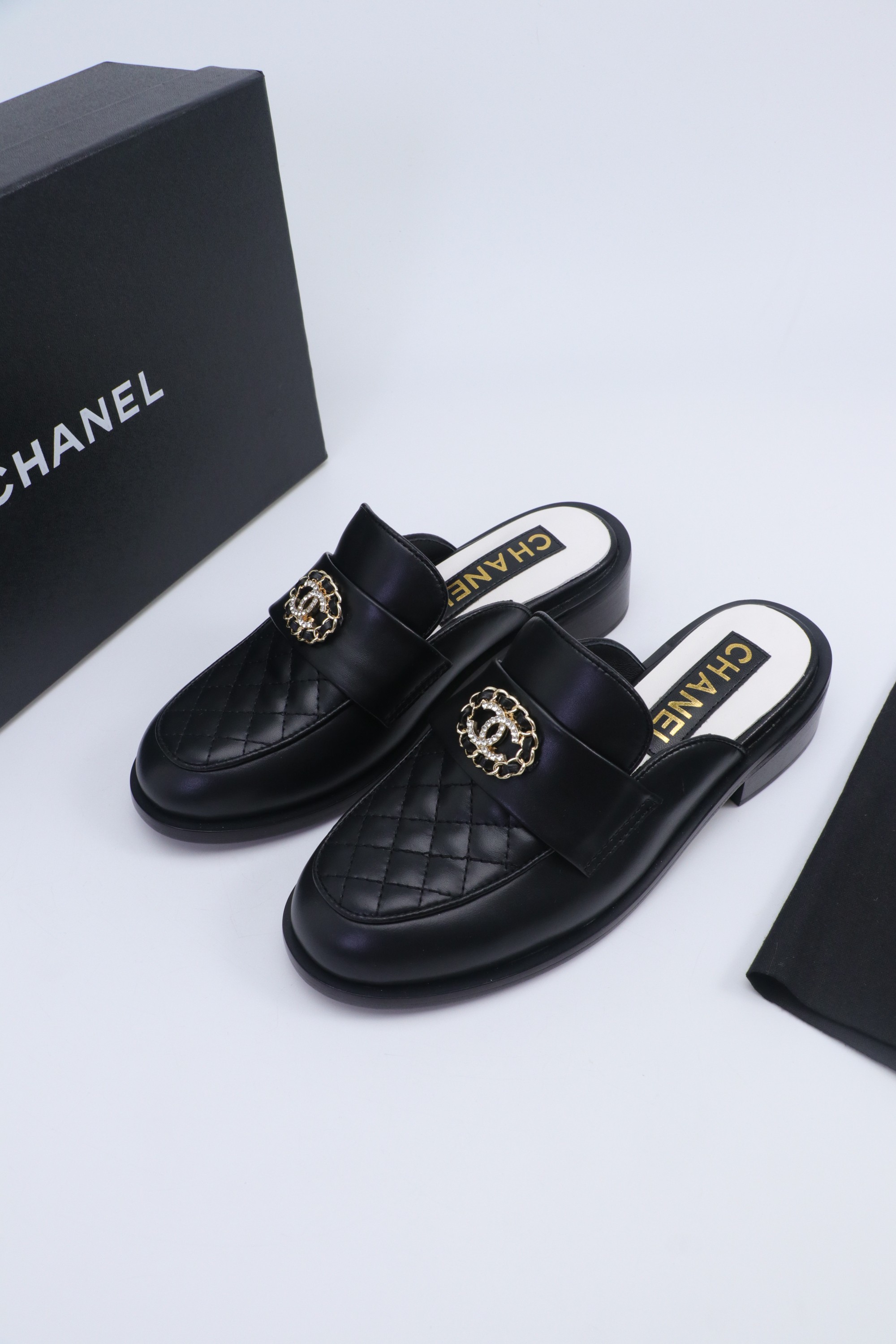 NO:562601,Xiaoxiang is a must-have item for autumn and winter this season!  !  Chanel's autumn and winter heavy industry hot styles are highly recommended by Xiaohongshu. They look good no matter how you match them. They are a must-have for fashion. Ms. Chanel loves simple and irresistible combinations to show her unique dressing style. She can mix and match freely to shine and follow the fashionable steps of her grandma!  !  !  Enlarge the exquisite details to see the original molded hardware buckle. The top version is made at the purchasing level★ The upper is made of original customized cowhide, sheepskin lining, sheepskin feet, original molded leather outsole, size 35-39 (customized 40, 41) slippers, loafers and half-slippers, chanel, loafers, slippers, cowhide, sheepskin, Leather soles19860909小香 本季秋冬季必备单品！！ 香奈儿秋冬重工爆款 小红书力推款,怎么搭配都好看,时髦精必备,香奈儿女士钟爱简约又难以抗拒系搭配展现与众不同的穿搭风格、自由混搭闪耀到位跟紧香奶奶时尚步伐！！！精致细节放大看原版开模五金扣 顶级版本代购级别打造★鞋面采用原版定制牛皮,羊皮内里,羊皮垫脚,原版开模真皮大底,码数35-39（40、41定做 拖鞋,乐福鞋半拖,chanel,loafers,slippers,cowhide,sheepskin,Leather soles,Women's Shoes