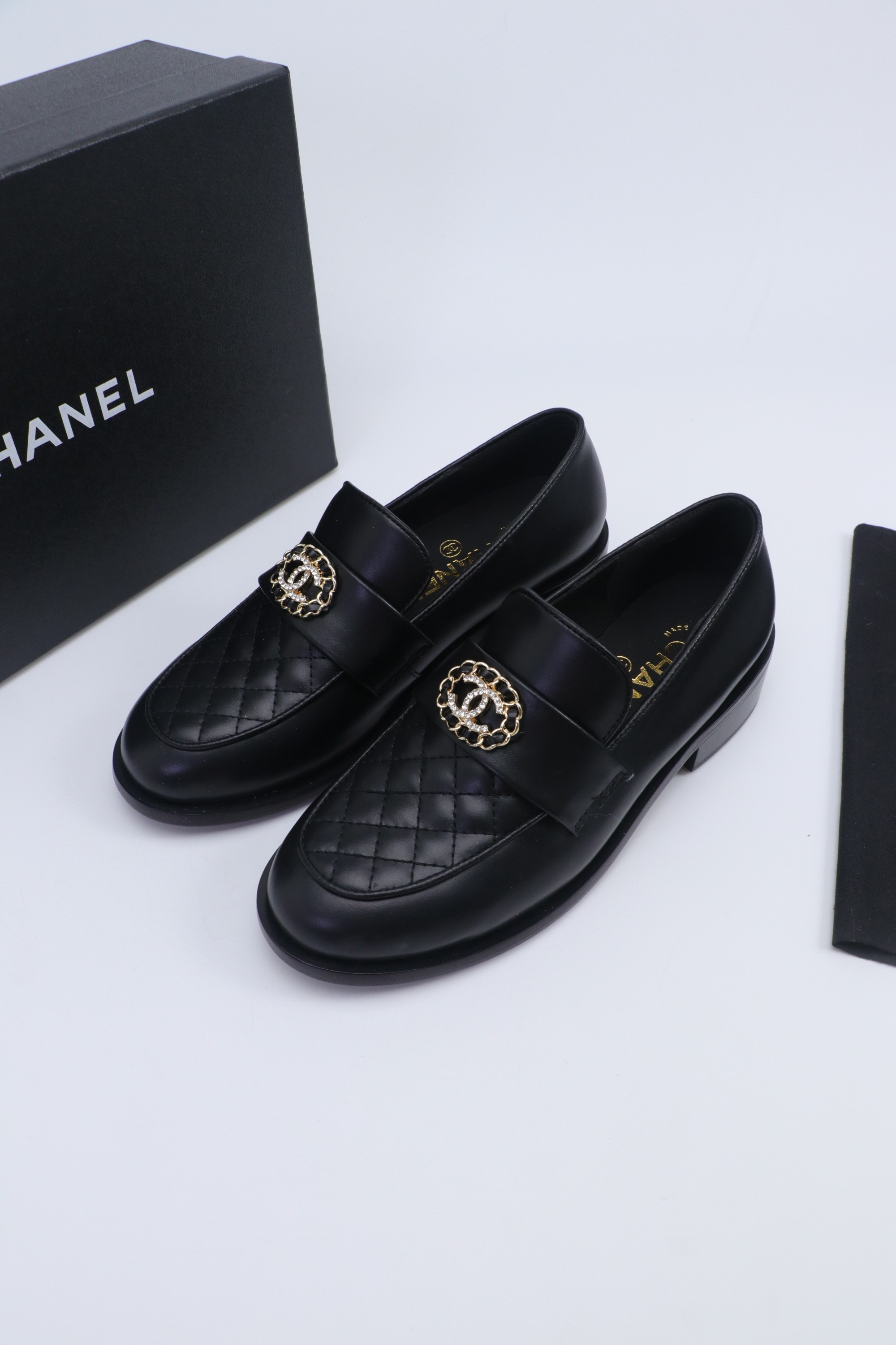 NO:562604,Xiaoxiang is a must-have item for autumn and winter this season!  !  Chanel's autumn and winter heavy industry hot styles are highly recommended by Xiaohongshu. They look good no matter how you match them. They are a must-have for fashion. Ms. Chanel loves simple and irresistible combinations to show her unique dressing style. She can mix and match freely to shine and follow the fashionable steps of her grandma!  !  !  Enlarge the exquisite details to see the original molded hardware buckle. The top version is made at the purchasing level★ The upper is made of original customized cowhide, sheepskin lining, sheepskin feet, original molded leather outsole, size 35-39 (customized 40, 41). Single shoes, loafers and half-slippers, chanel, loafers, cowhide, sheepskin, Leather soles19860909小香 本季秋冬季必备单品！！ 香奈儿秋冬重工爆款 小红书力推款,怎么搭配都好看,时髦精必备,香奈儿女士钟爱简约又难以抗拒系搭配展现与众不同的穿搭风格、自由混搭闪耀到位跟紧香奶奶时尚步伐！！！精致细节放大看原版开模五金扣 顶级版本代购级别打造★鞋面采用原版定制牛皮,羊皮内里,羊皮垫脚,原版开模真皮大底,码数35-39（40、41定做 单鞋,乐福鞋半拖,chanel,loafers,cowhide,sheepskin,Leather soles,Women's Shoes