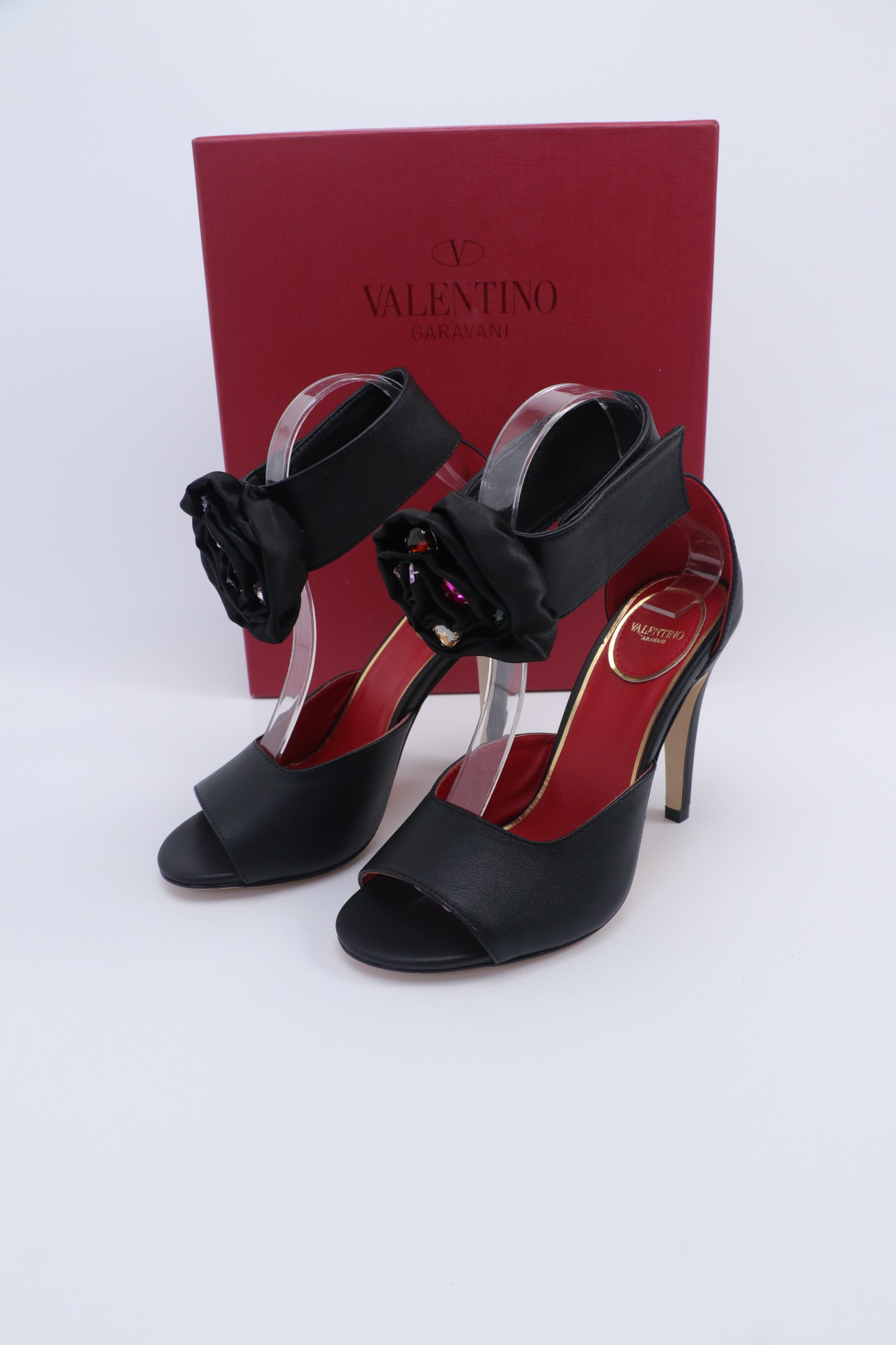 NO:562598,Catwalk model [top version] Valentino high-heeled rose love strap sandals. Beautiful texture. Very easy to match. Can be worn in any season. —————————————— This series of Valentino interprets a new fashion charm. It continues the ultra-high heel design and is favored by well-known overseas bloggers. Thousands of fan bloggers love to interpret it and sell well at home and abroad. It is out of stock in China. The top version. Candy color matching, every color is beautiful. Upper cowhide, lining imported sheepskin, sole leather outsole.  Heel height 10.5cm, full set of original packaging, sizes 35 to 42 (40, 41, 42 are non-refundable), high heels and sandals, valentino, valentino, sandals, high heels, cowhide, sheepskin, Leather soles19860909走秀款【顶级版本】 Valentino 高跟玫瑰花爱心带子凉鞋 绝美的质感 非常好搭配,任何季节可穿 ———————————— 华伦天奴此系列演绎全新时尚魅力 延续超高跟设计,深得海外知名博主青睐 千万粉丝博主倾情演绎,畅销海内外 国内已经断货,顶级版本 糖果色配色,每个颜色都是绝美 鞋面牛皮 内里进口羊皮 鞋底真皮大底 跟高10.5cm 包装全套原版包装 码数35一42码（40、41、42退不换）,高跟鞋凉鞋,valentino,valentino,sandals,high heels,cowhide,sheepskin,Leather soles,Women's Shoes