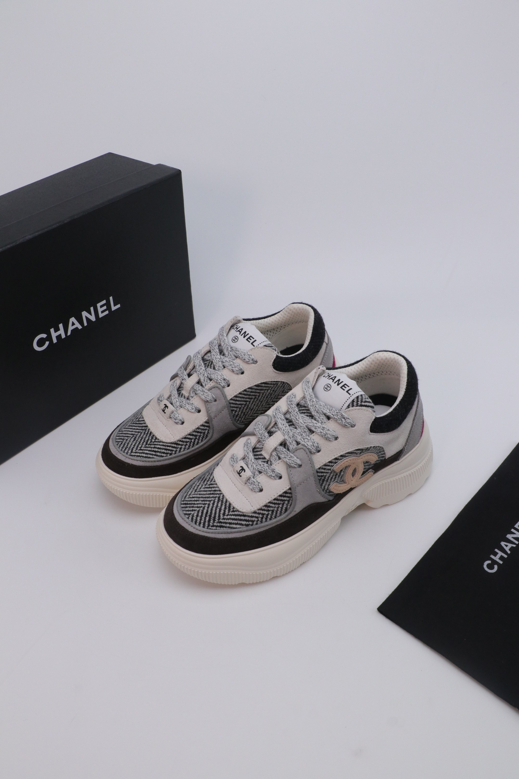 NO:562596,Chanel Chanel panda shoes!  The top casual sports shoes in the counter are classic designs; the uppers are electro-embroidered with a variety of techniques; the outsole is fashionable and sporty; it incorporates a variety of color matching elements... The diversified mix and match is very good-looking and versatile, casual, fashionable, sports, and outdoor can be taken into account... Go Material The upper is made of original imported first-layer silk cowhide + original waterproof cloth + original first-layer cowhide. The inner lining is made of original sheep lining + mesh outsole based on the original TPU combination outsole.  Counter boutique package complete set for women 35-41, casual shoes/sports shoes, chanel, chanel, sneakers, cowhide19860909Chanel香奈儿熊猫鞋！专柜顶级休闲款运动鞋 这款经典设计；鞋面多种工艺电绣的风格；大底却时尚运动；不平凡的拥入了多种配色元素…… 多元化混搭非常好看百搭,休闲,时尚,运动,户外都能兼顾…… Go 材料 鞋面采用 原版进口头层丝绸牛皮+原版防水布+原版头层牛皮 内里采用 原版羊里+网 大底根据 原版TPU组合大底 专柜精品包装全套女35–41,休闲鞋/运动鞋,chanel,chanel,sneakers,cowhide,Women's Shoes