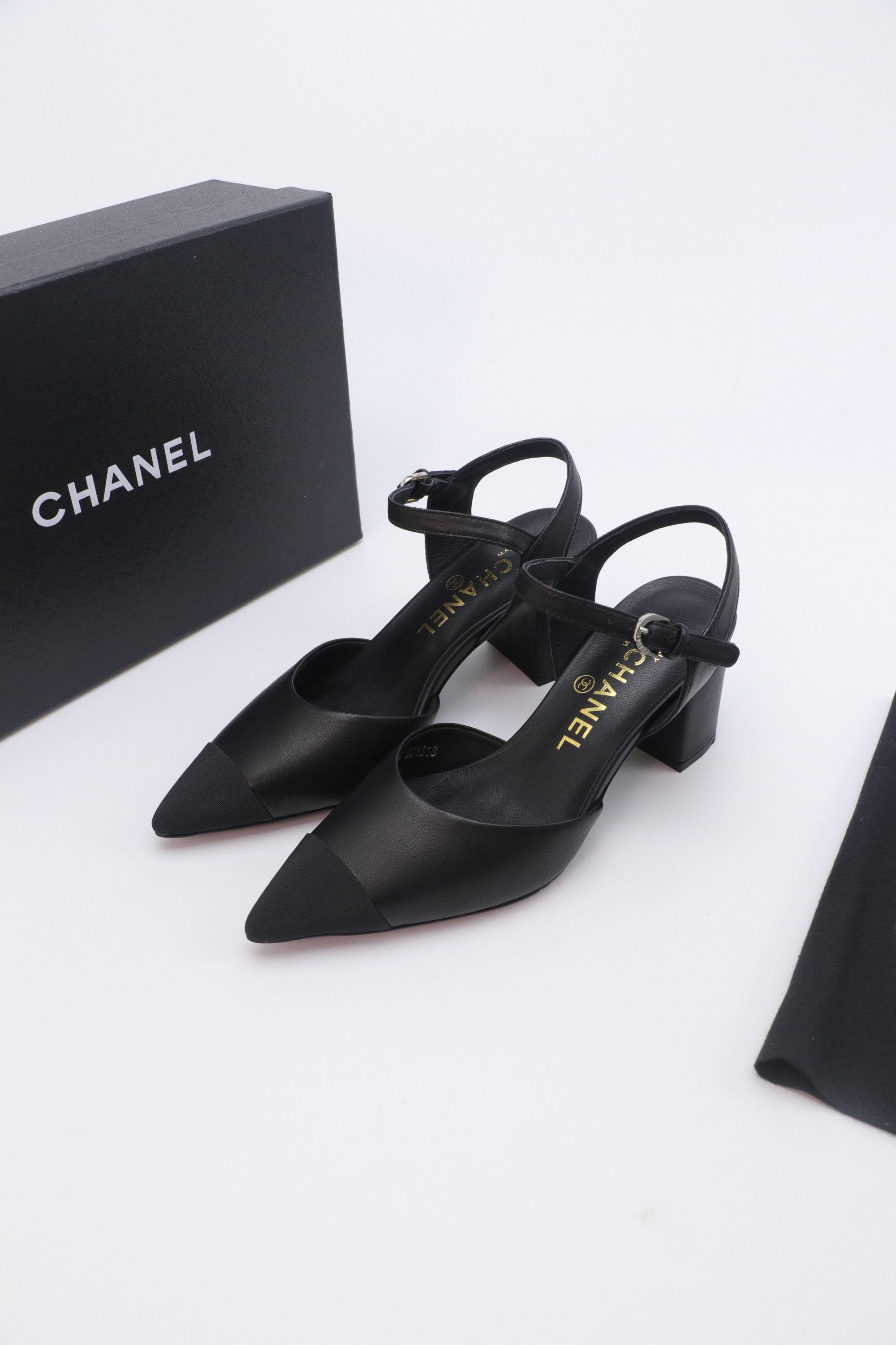 NO:562622,Chanel Chanel's new pointed-toe spliced ​​Mary Jane flat shoes are a style that you can buy at first sight. They have a very French retro feel. It's hard not to love them!  Original mixed sheepskin upper, mixed sheepskin lining, original molded buttons, original Italian leather outsole, heel height 6.5 cm, size 35-39 (set at 40.41), sandals, chanel, chanel, sandals, mary jane, sheepskin, Leather soles19860909Chanel香奈儿小香风新款尖头拼接玛丽珍平底单鞋 一眼入手的款,很法式复古的感觉,很难不爱呀！ 鞋面原版混种羊皮,内里混种羊皮,原版开模扣子,意大利原版真皮大底 跟高6.5公分 size35-39（40.41定）,凉鞋,chanel,chanel,sandals,mary jane,sheepskin,Leather soles,Women's Shoes