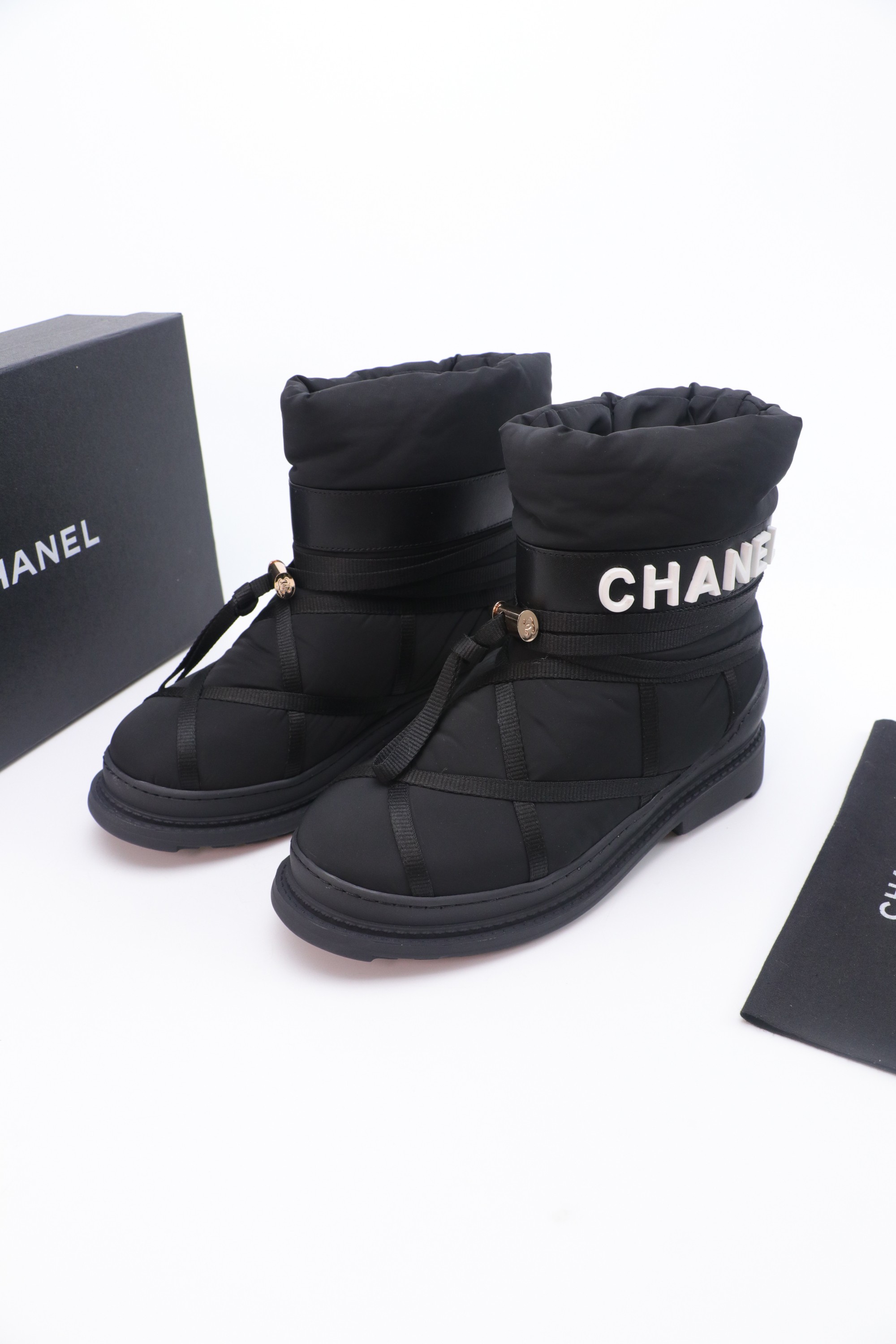 NO:562594,[Chanel·Chanel] Autumn and winter classic snow boots, super warm and as soft as a down jacket, the sole logo can be switched with studs, very non-slip, good-looking and practical, the price/performance ratio is in Xiangxiang, waterproof fabric, wool lining, outsole, non-slip rubber sole + anti-slip (can be switched and removed), size 35~39 (set at 40.41), snow boots, chanel, chanel, boots, down jacket19860909【Chanel·香奈儿】秋冬经典款雪地靴,超保暖神器像羽绒服一样柔软,鞋底logo可以切换带钉的很防滑,好看又实用这个价钱的性价比在香香 面料防水布 内里羊毛 大底防滑橡胶底+防滑钉（可切换和拆卸） 码数35~39（40.41定）,雪地靴,chanel,chanel,boots,down jacket,Women's Shoes