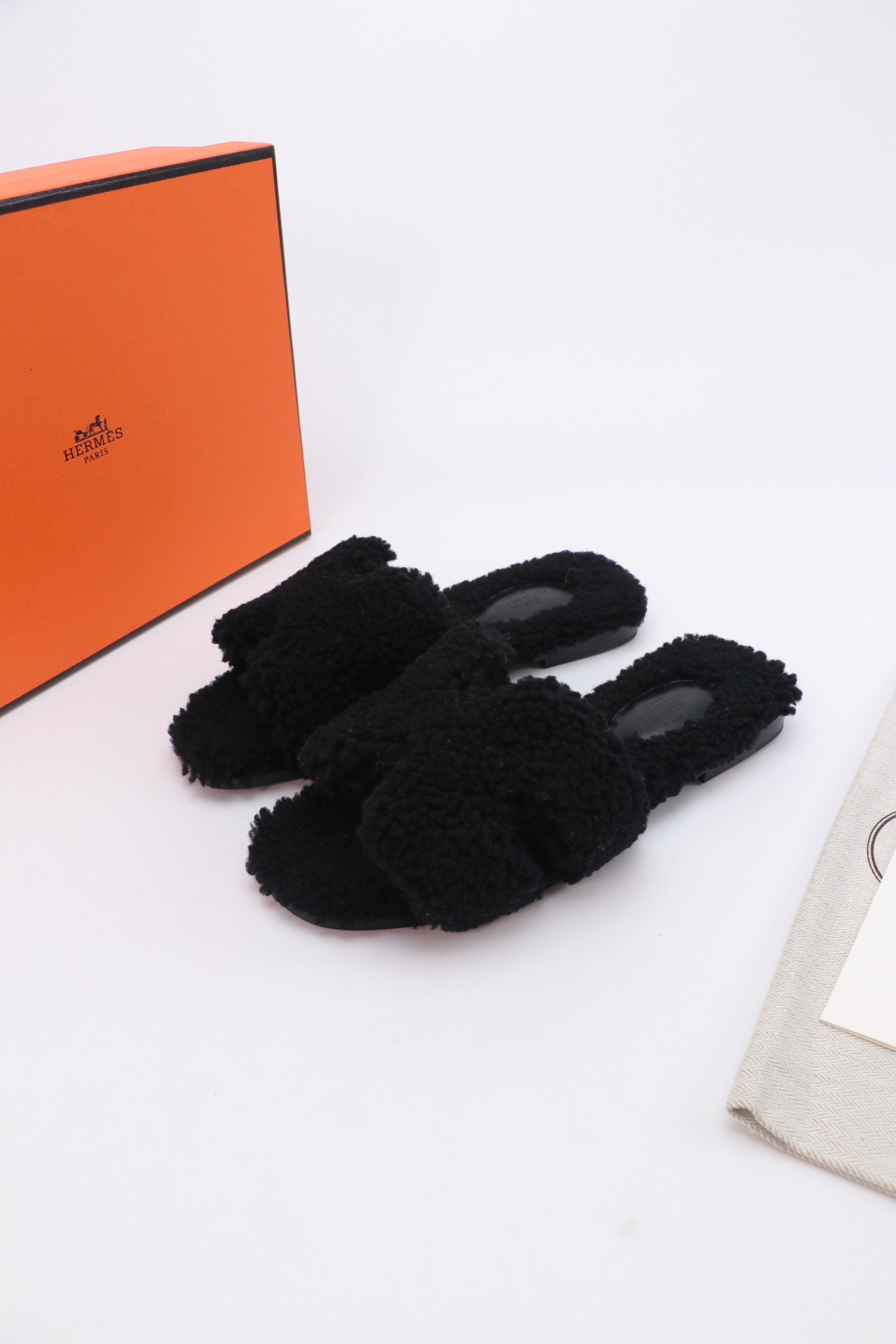 NO:578159,The latest Hermès genuine leather sole, the latest fashion trend, Teddy wool H-slippers, autumn and winter style flat-soled fur slippers, super versatile and warm soles for the upper feet, the favorite of heroines [Fireworks][Fireworks] 1: Fabric Teddy sheep genuine fur 2: Lining Teddy sheep genuine fur 3 Tiptoe material Teddy sheep genuine fur 4: Outsole genuine leather outsole  5 sizes 35-43, [Note 41, 42, customized], furry shoes and slippers, hermes, slippers, Leather soles19860909爱马仕最新款 真皮底  时尚潮流最新款泰迪羊毛H拖秋冬款平底毛拖,上脚超百搭暖底,女主们的最爱[烟花][烟花] 1:面料泰迪羊真皮毛 2:里料泰迪羊真皮毛 3踮脚材料泰迪羊真皮毛 4:大底真皮大底 5码数35-43码,【注41、42、订做】,毛毛鞋拖鞋,hermes,slippers,Leather soles,Women's Shoes