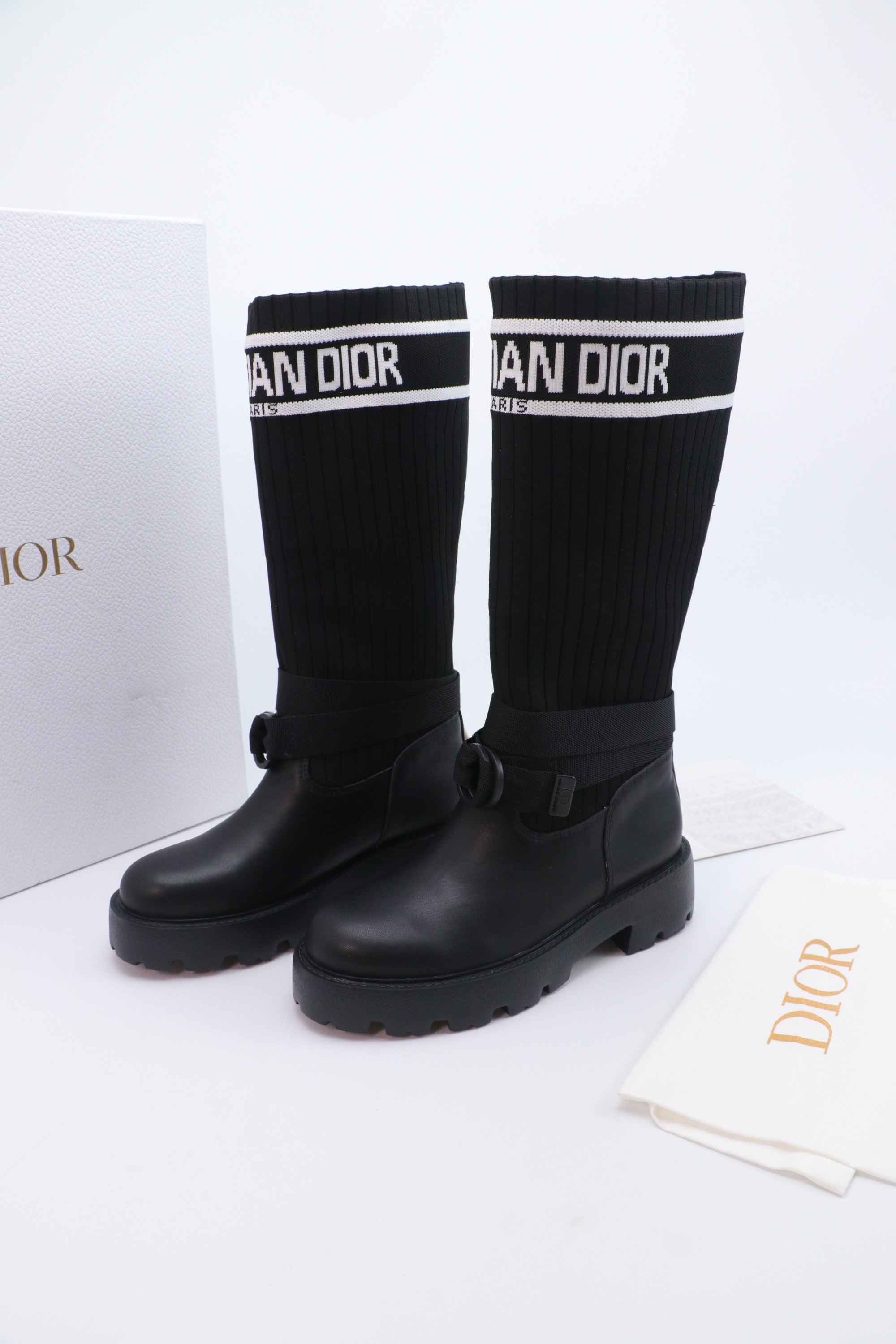 NO:578149,DIOR CHRONO 25ss high version new mid-top, high-top boots. Simple and super versatile. The upper is equipped with Logo nylon webbing CD lock buckle. The upper foot is comfortable, perfect and luxurious, and can be matched with any spring, summer, autumn and winter clothing. The original material is disassembled and reproduced perfectly. The calf leather surface is matched with the fly knit boot shaft and can be folded close to the calf. The inner foot pad is all cowhide. The original super lightweight TPU absorbent film anti-slip outsole.  Unique. Full of details. Fine workmanship. Worth owning. Equipped with original packaging at the counter. SIZE35--40 (41 can be customized), boots, dior, dior, boots, cowhide19860909DIOR CHRONO迪奥 25ss高版本新款中帮. 高帮靴. 简约超级百搭. 鞋面搭配 Logo尼龙织带CD标锁扣.上脚更是舒适完美奢华可任意搭配春夏秋冬服饰. 材质原版拆解完美复刻.小牛皮面搭配飞织靴筒随意折叠紧贴小腿.内里垫脚全牛皮. 原版超级轻盈TPU吸膜防滑大底. 别出心裁.细节满满.做工精细.值得拥有 配置专柜原版包装. SIZE35--40（41可订做）,靴子,dior,dior,boots,cowhide,Women's Shoes