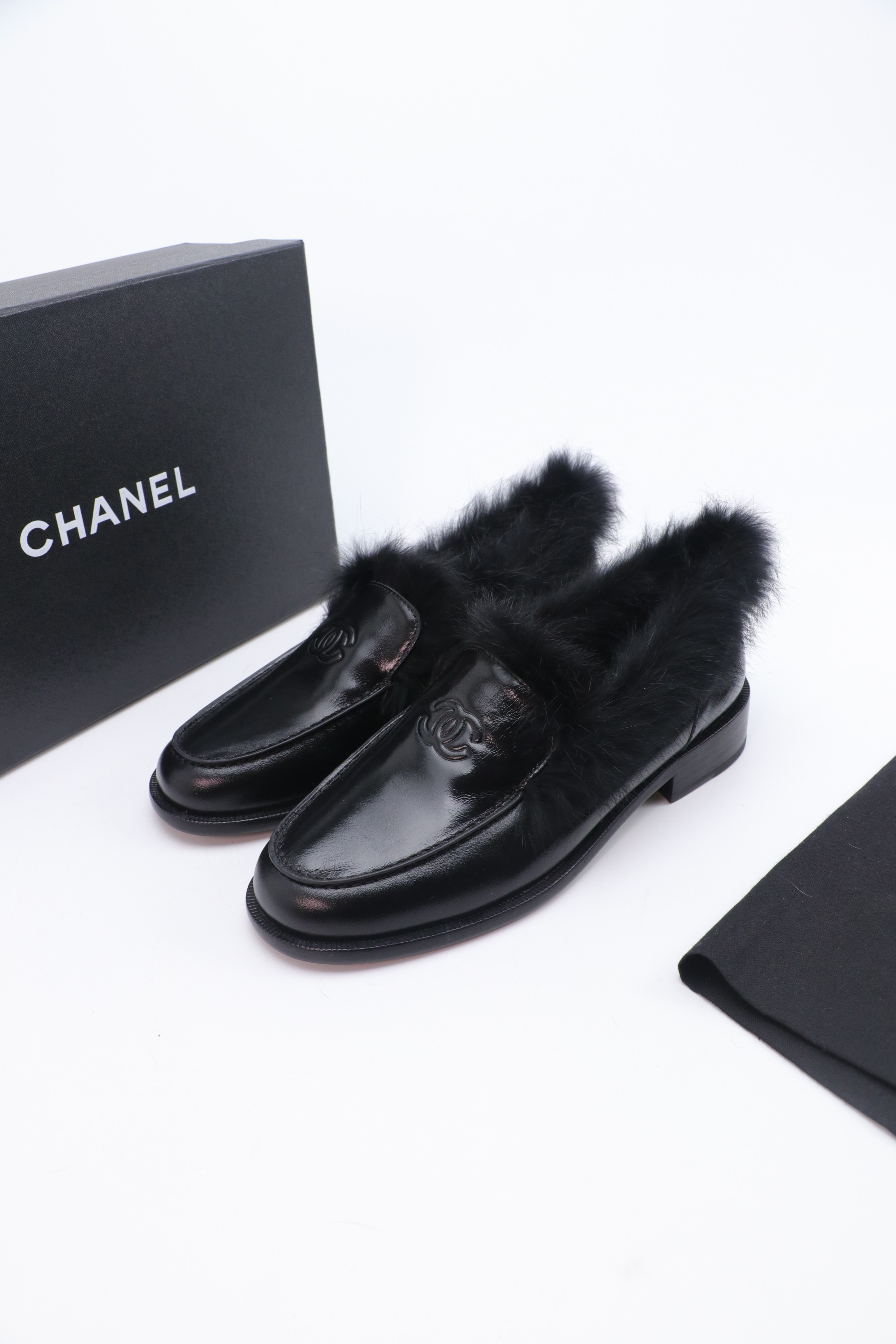 NO:578144,2025 Xiaoxiang is a must-have item for autumn and winter this season!  !  Chanel's autumn and winter heavy industry hot styles are highly recommended by Xiaohongshu. They look good no matter how you match them. They are a must-have for fashion. Ms. Chanel loves simple and irresistible combinations to show her unique dressing style. She can mix and match freely to shine and follow the fashionable steps of her grandma!  !  !  Enlarge the exquisite details to see the original molded hardware buckle. The top version is made at the purchasing level★ The upper is made of original customized cowhide, fox fur lining, sheepskin feet, original molded leather outsole, size 35-39 (customized 40, 41, loafers, fur shoes, chanel, loafers, cowhide, sheepskin, Leather soles198609092025小香 本季秋冬季必备单品！！ 香奈儿秋冬重工爆款 小红书力推款,怎么搭配都好看,时髦精必备,香奈儿女士钟爱简约又难以抗拒系搭配展现与众不同的穿搭风格、自由混搭闪耀到位跟紧香奶奶时尚步伐！！！精致细节放大看原版开模五金扣 顶级版本代购级别打造★鞋面采用原版定制牛皮,狐狸毛内里,羊皮垫脚,原版开模真皮大底,码数35-39（40、41定做,乐福鞋毛毛鞋,chanel,loafers,cowhide,sheepskin,Leather soles,Women's Shoes