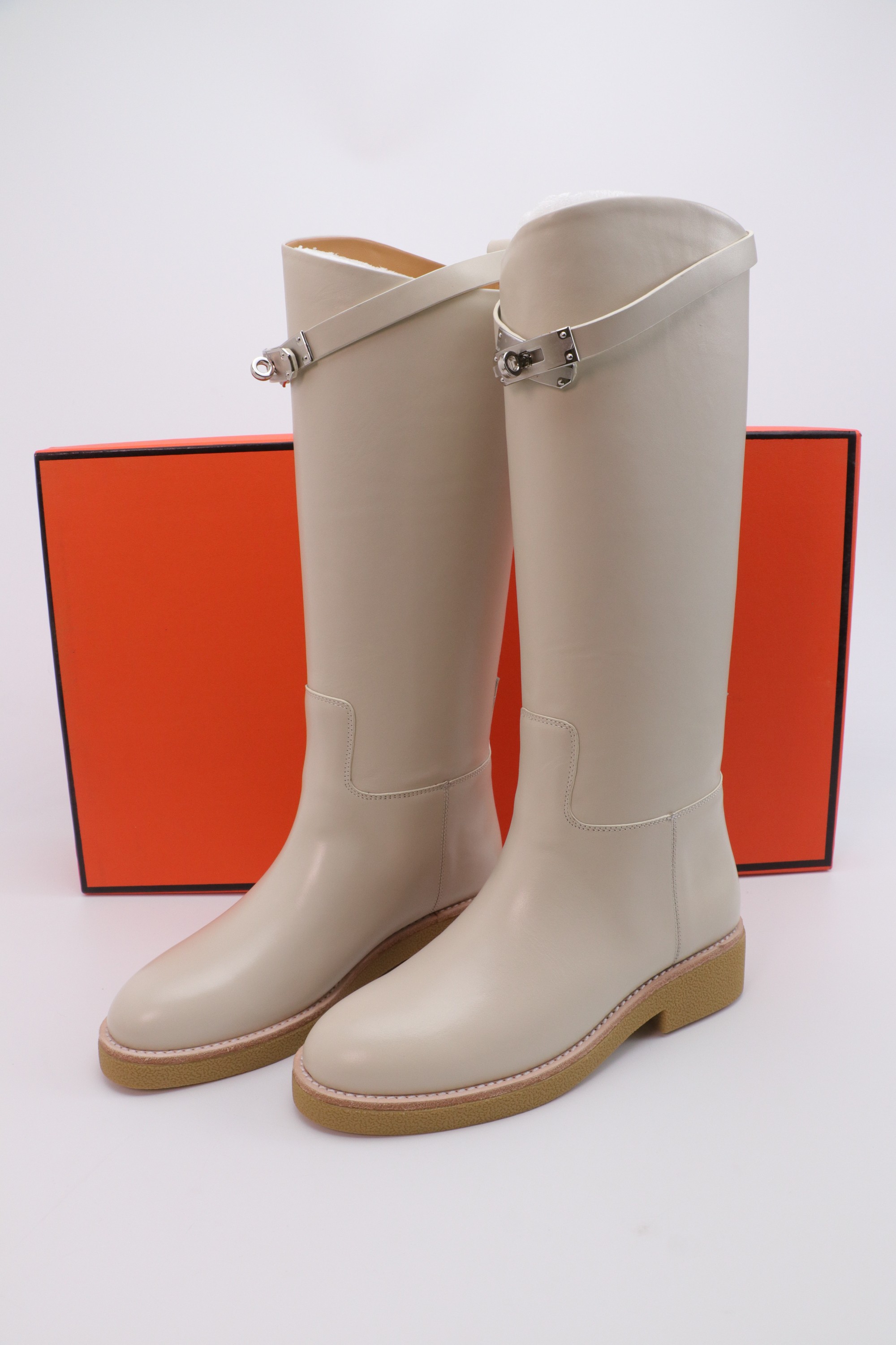 NO:578134,The top purchasing version of HERMES Kelly Cavalier Boots is a new style that is more casual. The color contrasts with the toe part. The upper is made of custom-made linen fabric, which was developed after more than a month. The trademark is made of imported silk screen molds and printed at high temperature. The font and size are exactly the same. The toe material is imported Italian milk-drinking calfskin, and the lining is imported Italian water-dyed cowhide. The outsole is imported Italian genuine leather, using four processes, and imported Hermès oil wax outsole.  Made of steel buckles, metal buckles are polished by vacuum electroplating and oil sealing, and the letter fonts are made with Swiss laser machines, which are no different from the original ones. The super king item in autumn and winter, Kelly knight boots, is very difficult from leather selection to boot leg trimming and outsole processing. It is the king of knight boots and is a very, very high-end boot. From shape to texture, from material to hardware, the top purchasing version adheres to the original development and is produced in a dust-free workshop.  Four QC, welcome to compare the styles, details and workmanship at the counter!  Material imported from Italy, milk calfskin, water-dyed cowhide inside, genuine leather outsole, original packaging box, color black, heel height 2.5cm, shoe size 35-40, boots, hermes, hermes, boots, cowhide, Leather soles19860909顶级代购版HERMES爱马仕kelly骑士靴,偏休闲的一个新款,跟鞋头部分撞色,鞋面是定制麻布料,历经1个多月研制而成.商标采用进口丝印网模,经过高温印制而成,字体与大小一摸一样.鞋头面料进口意大利饮奶小牛皮,内里进口意大利水染牛皮.大底是进口意大利真皮大底,采用四道工序,进口爱马仕油腊大底水制做而成.饰扣钢扣,五金饰扣采用真空电镀封油抛光,字母字体采用瑞士激光机器,跟原版无任何区别.秋冬超级王炸单品,Kelly骑士靴,从皮料选择到靴筒修整,大底处理,都是非常有难度的,骑士靴里王者级别,是一款非常非常上档次的长靴.从型到质感,从材质到五金,顶级代购版、坚持原版开发,全程产自无尘车间 四道QC、欢迎专柜对比版型 细节 做工！ 材质意大利进口饮奶小牛皮,内里水染牛皮 真皮大底 包装原版盒 颜色黑色 跟高2.5cm 鞋码35-40,靴子,hermes,hermes,boots,cowhide,Leather soles,Women's Shoes