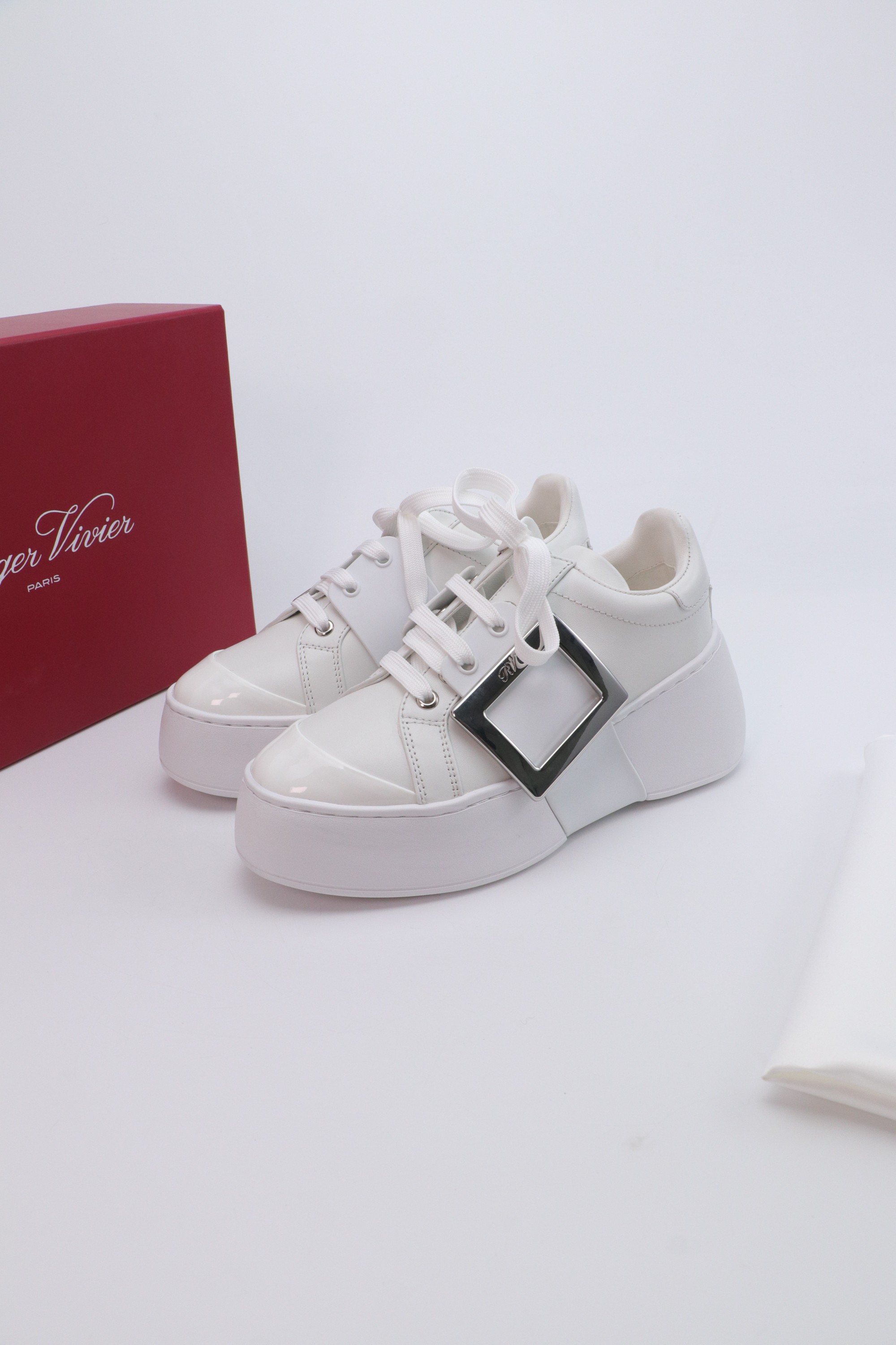 NO:578273,25 spring and summer new updated version of laser punched Zhou Dongyu~Tang Yan~linda's same style dream love shoes RV square buckle white shoes!  The trend of light exercise is coming, and it is very suitable for girls who want to increase their height!  Perfectly stretches the leg lines. Original replica. Super correct version. Perfect details of workmanship. Very comfortable on the feet. Elegant and versatile. Original molding (not the ordinary version on the market). Original customized foam outsole. Material: Original customized cowhide upper. Imported breathable sheepskin lining. Hardware. Original 11 molded diamond buckle. Size 35-40. 40 customized styles (all series made)  Essential casual shoes for traveling ~ driving ~ sports., casual shoes/sports shoes, sneakers, cowhide, sheepskin1986090925春夏新款升级版本激光冲孔周冬雨~唐嫣~linda同款 梦中情鞋RV方扣小白鞋！轻运动风潮来袭,想要增高的小姐姐非常适合这款！完美拉伸腿部线条 原版复刻 版型超正 做工细节完美 ,上脚非常舒适 高雅百搭.原版开模（不是市场的普通版本） 鞋底原版定制发泡大底 材质:原版定制牛皮鞋面 内里进口透气羊皮内里 五金原版11开模钻扣 码数35-40码 40定制款式（全系列做齐） 旅游~开车~运动必备休闲款.,休闲鞋/运动鞋,sneakers,cowhide,sheepskin,Women's Shoes