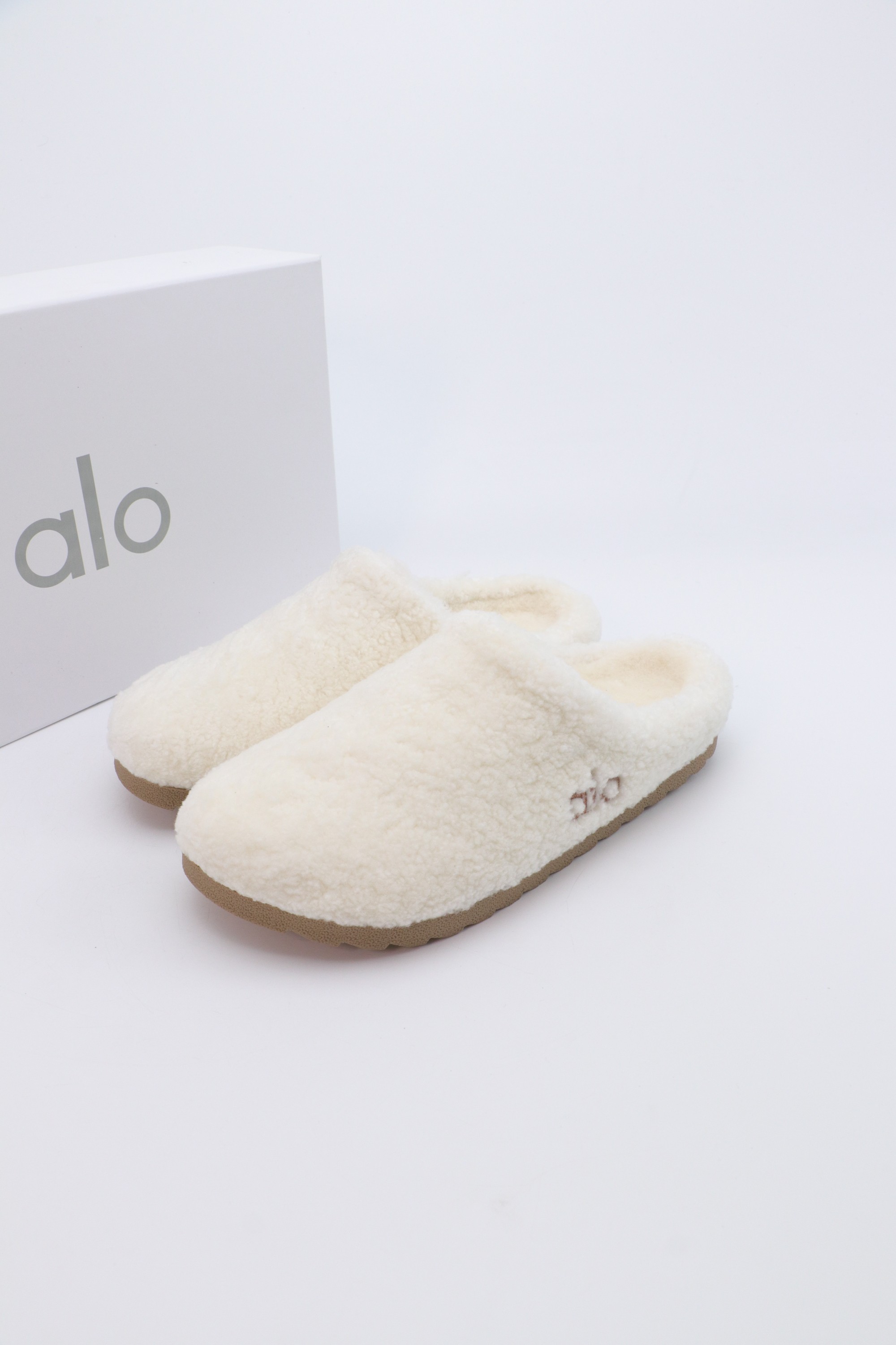 NO:578128,-Top quality (with airplane case) 2025 new force ALO alo explosive thin-soled casual shoes suede must-have for home. In 2025 ALO can be said to be popular that cannot be ignored!  The simple colors of black and white are in line with the Clean Fit taste that everyone has loved in recent years, making the outfit more refined and 'expensive'!  !  Lamb wool upper, sheepskin lining, molded TPU outsole, size 35-39 (40.41 custom made, non-returnable) 39-44 (45 custom made) men's style plus 20, semi-slip wool shoes, sheepskin19860909-顶级品质（配飞机盒） 2025新势力 ALO alo爆火薄底休闲鞋绒面居家必备 2025年ALO可以说不可被忽视的火起来啦！黑白色的简约色调更是符合这几年大家大爱的Clean Fit品味,穿搭更显精致和“贵”！！ 鞋面羊羔毛 内里垫脚羊皮 鞋底开模TPU大底 码数35-39(40.41定做不退换) 39-44（45定做）男款加20,半拖毛毛鞋,sheepskin,Women's Shoes