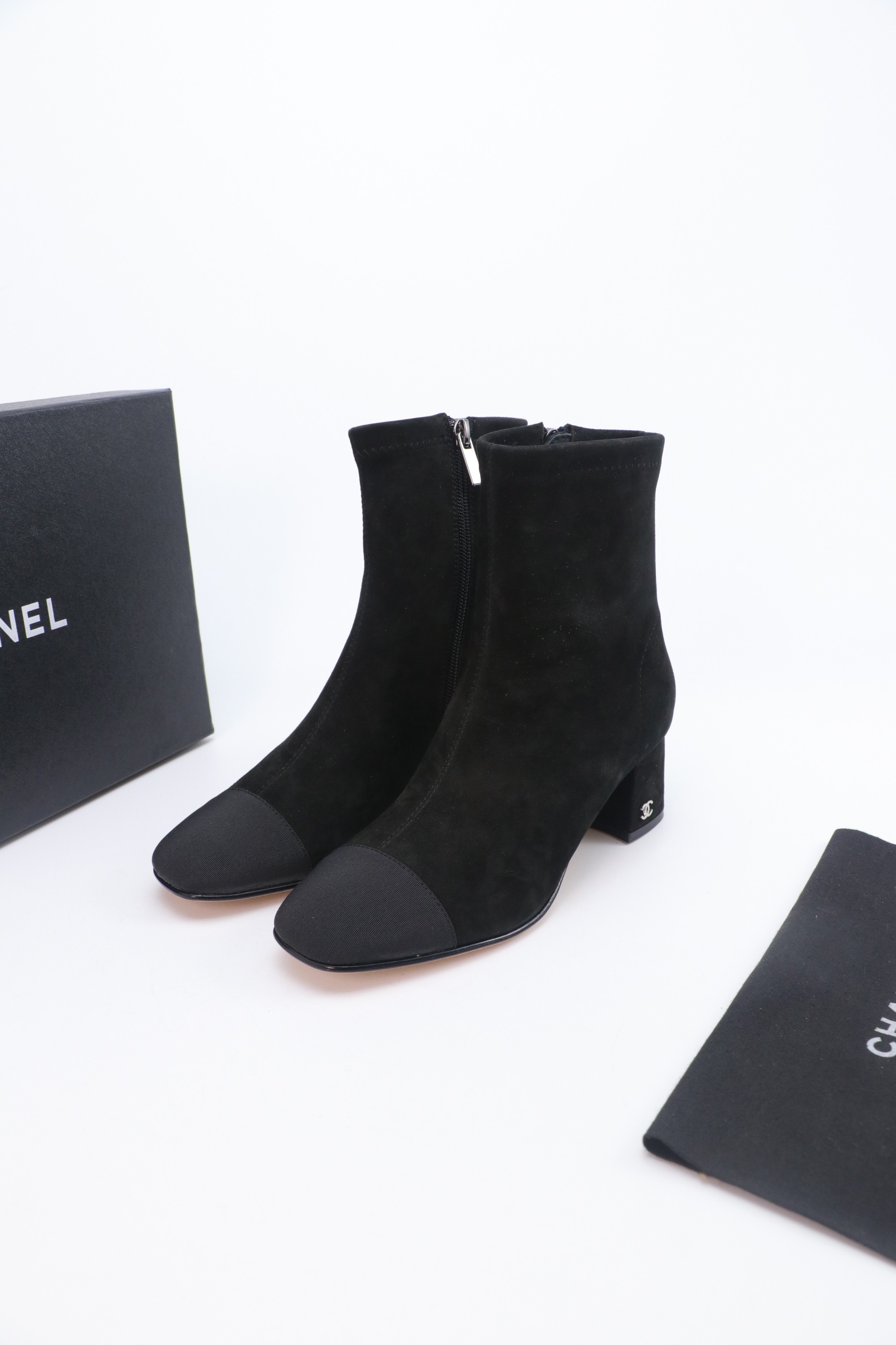 NO:578122,CHanel Chanel Xiaoxiang's very classic color-blocked elastic short boots!  The upper is made of stretch sheepskin imported from Italy, which feels soft to the touch. The mixed sheepskin foot pads are extremely fine in workmanship. Genuine leather outsole. Heel height: 5cm 35-40. Boots, chanel, chanel, boots, sheepskin, Leather soles19860909CHanel香奈儿小香非常经典的一款拼色弹力短靴！鞋面采用意大利进口弹力羊皮 手感柔软 混种羊皮垫脚做工极精细,真皮大底 跟高:5cm 35-40,靴子,chanel,chanel,boots,sheepskin,Leather soles,Women's Shoes