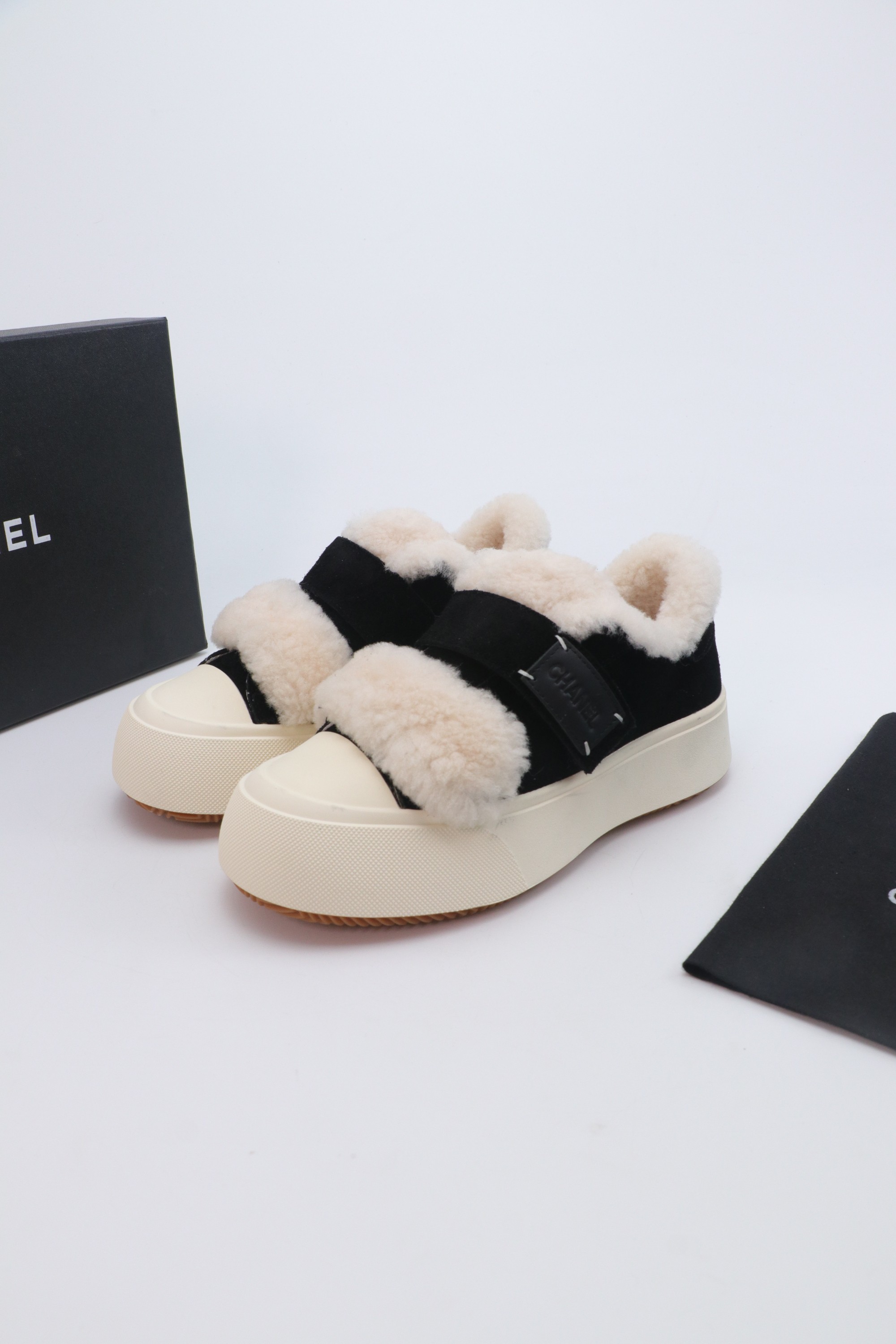 NO:578268,CHANEL Chanel Thick-Soled Wool Velcro Warm Shoes Biscuit Shoes, synchronized with the counter, very popular in the counter, a shoe that is very difficult to buy, the most popular thick-soled panda shoes on the Internet, it is easy to imagine that small fragrance lovers cannot miss it. It has both good looks and comfort. Simple and versatile white shoes. The thick sole increases the height and is super versatile. Whoever wears it with your eyes closed will look good. Matte cowhide upper, wool lining, outsole, TPU original outsole.  Size: 35-39 (40 customized), furry shoes, chanel, chanel, cowhide19860909CHANEL香奈儿厚底羊毛魔术贴保暖鞋饼干鞋 专柜同步 专柜非常火爆 非常难买的一款鞋 全网最火的厚底熊猫鞋 可想而知小香控不可错过的 颜值与舒适并存的 简约百搭小白鞋 厚底增高超级百搭,闭眼入谁穿谁好看 鞋面磨砂牛皮 内里羊毛里 大底TPU原版大底 码数:35-39（40定做）,毛毛鞋,chanel,chanel,cowhide,Women's Shoes