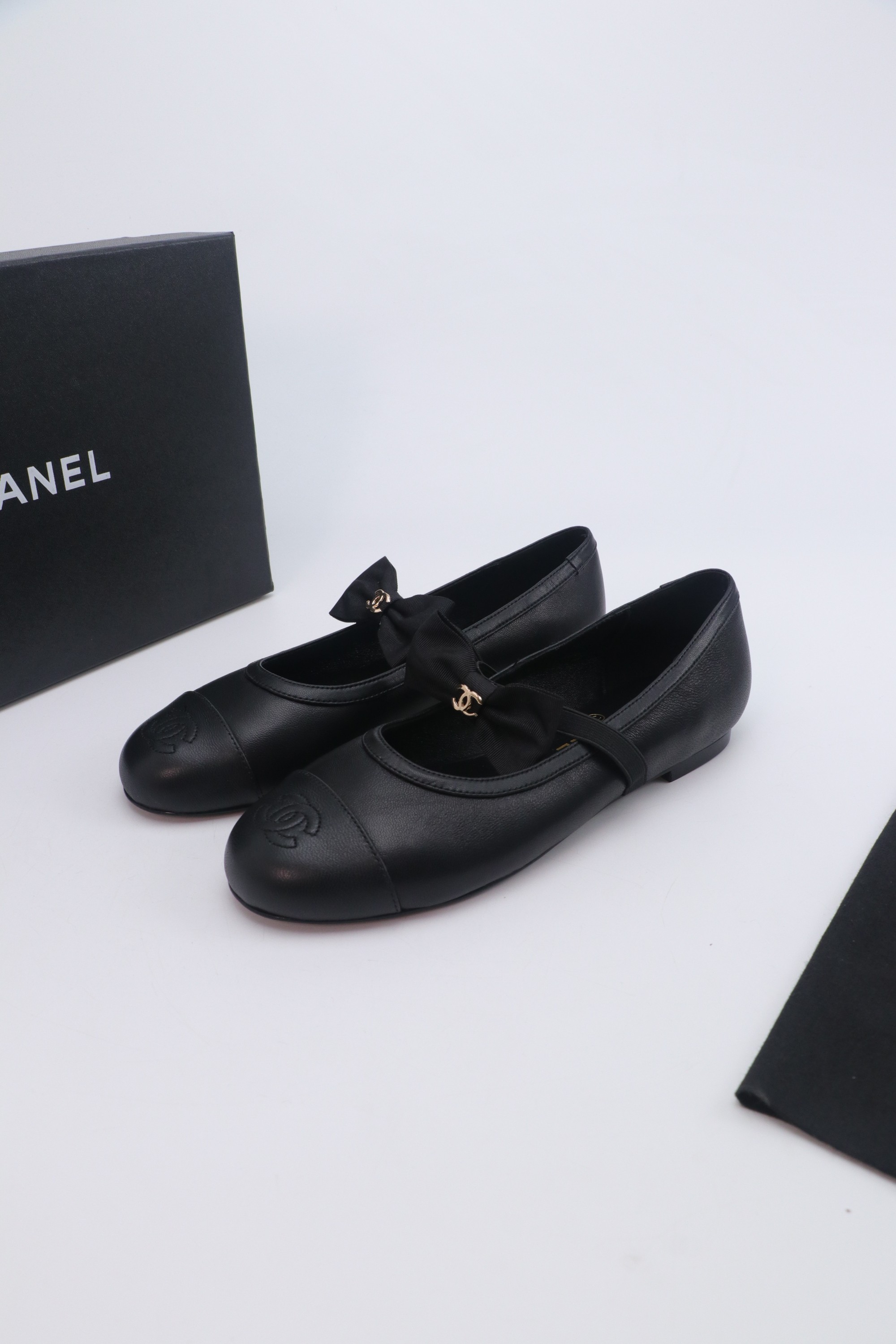 NO:593746,2025 Xiaoxiang is a must-have item for autumn and winter this season!  !  Chanel's autumn and winter heavy industry hot styles are highly recommended by Xiaohongshu. They look good no matter how you match them. They are a must-have for fashion. Ms. Chanel loves simple and irresistible combinations to show her unique dressing style. She can mix and match freely to shine and follow the fashionable steps of her grandma!  !  !  Enlarge the exquisite details to see the original molded hardware buckle. The top version is made at the purchasing level★ The upper is made of original customized cowhide, sheepskin lining, sheepskin feet, original molded leather outsole, code number 35-39 (customized 40, 41, single shoes, chanel, cowhide, sheepskin, Leather soles198609092025小香 本季秋冬季必备单品！！ 香奈儿秋冬重工爆款 小红书力推款,怎么搭配都好看,时髦精必备,香奈儿女士钟爱简约又难以抗拒系搭配展现与众不同的穿搭风格、自由混搭闪耀到位跟紧香奶奶时尚步伐！！！精致细节放大看原版开模五金扣 顶级版本代购级别打造★鞋面采用原版定制牛皮,羊皮内里,羊皮垫脚,原版开模真皮大底,码数35-39（40、41定做,单鞋,chanel,cowhide,sheepskin,Leather soles,Women's Shoes