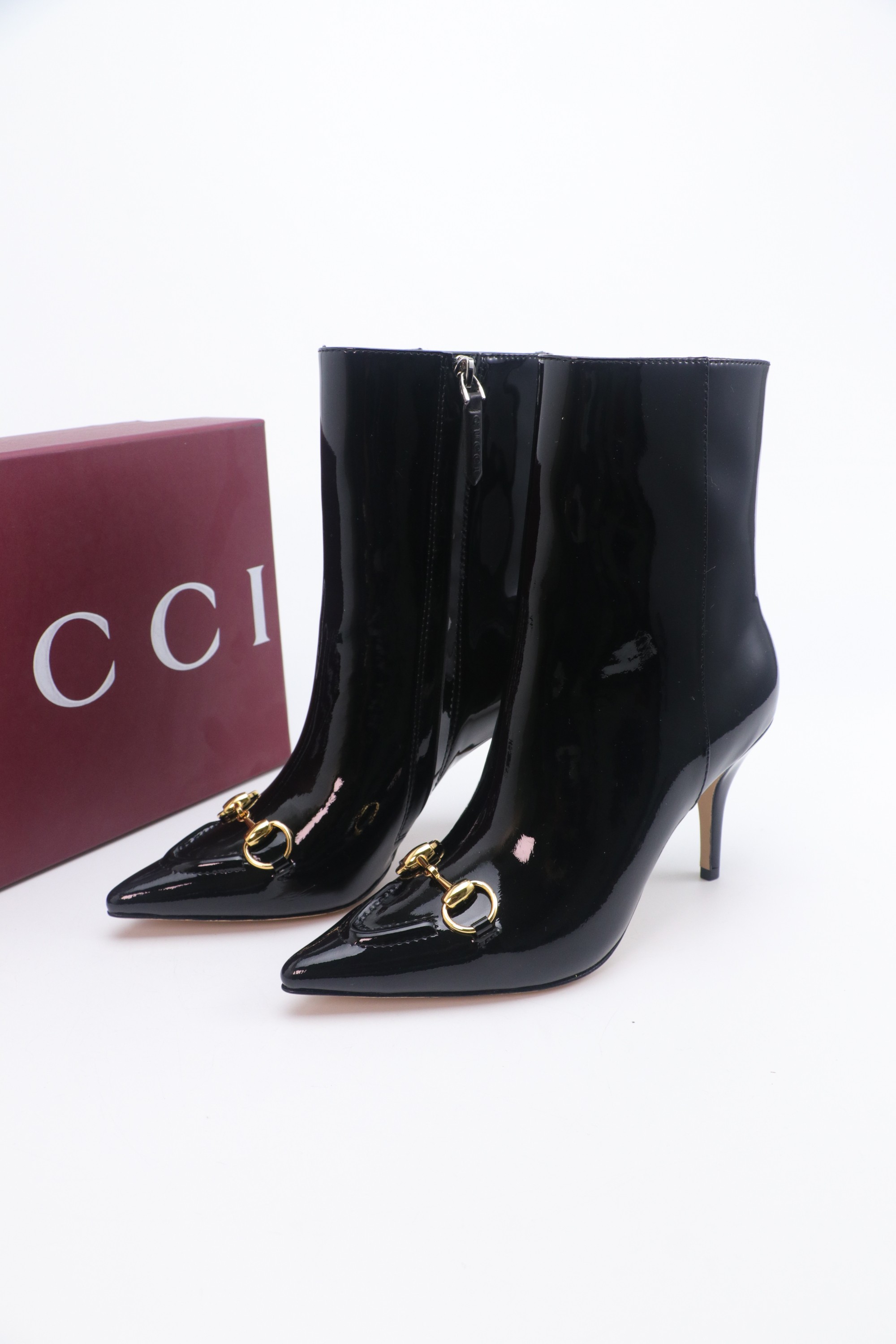 NO:593744,The highest version of the 2025 new CUCCI Gucci high-heeled short boots, pointed toe ankle boots and bare boots. The top version, welcome to compare. The original 1:1 replica. Please note that many of the items on the market are incorrect. Please look for our authenticity guarantee. Full-grained high-grade calfskin for uppers/original double-G cloth. Full-grained high-grade lambskin for lining/foot pads. Italian top genuine leather sole. Heel height 10cm.  Matching sizes 35-42 (41/40/42 are custom-made and non-returnable). Original full set of green packaging. The creative director of Gucci launches new pointed chain ankle boots. It is a commitment to gender equality and advocating female empowerment. The pointed toe corridor is embellished with unique chain details, highlighting beauty, strength and free spirit. Boots, gucci, boots, cowhide, sheepskin19860909最高版本 2025新款CUCCI古奇高跟短靴尖头及踝靴裸靴 顶级版本、欢迎比对. 原版1:1复刻 注意市面通货内里很多都不对版哦请认准咱家正品保证 鞋面全粒纹高档小牛皮 /原版双G布 内里/垫脚全粒纹高档小羊皮 鞋底意大利顶级真皮底 跟高10cm 配码35-42（41/40/42定做不退换） 包装原版全套绿色包装 Gucci创作总监推出全新尖头链条及踝鞋靴,对于性别平等和倡导女性赋权的承诺,尖头廊形缀饰别致链条细节,彰显美丽,力量和自由精神,靴子,gucci,boots,cowhide,sheepskin,Women's Shoes