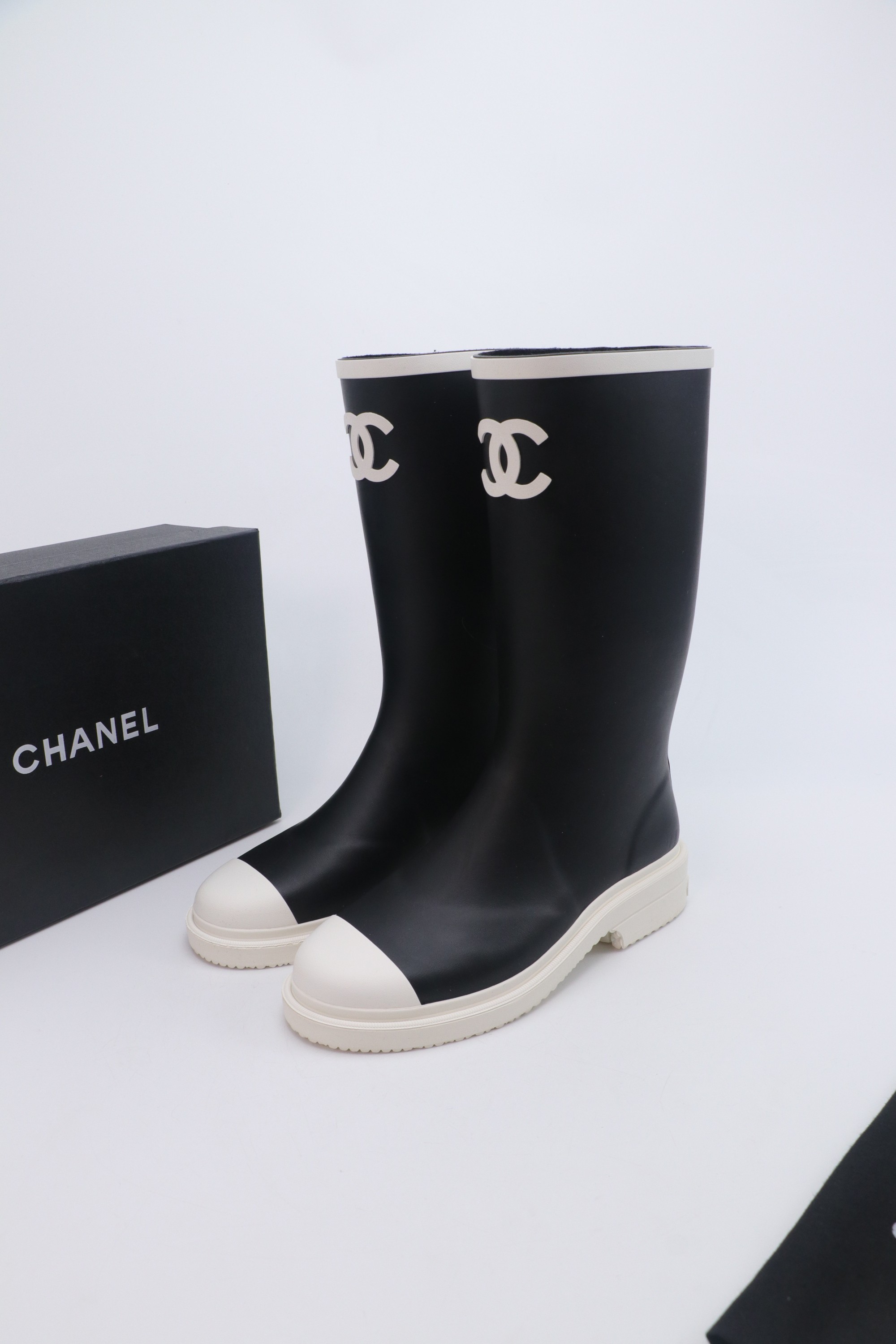 NO:593742,CHANEL Chanel small fragrant panda rain boots seamless version 1:1 upgraded version, the same small fragrant rain boots of Wang Yang Mi are out of stock at the counter, a hot-selling model sought after by major Internet celebrity bloggers. Advantages of the upgraded version: Purchase the original shoe development, original last set, original shoe color matching, correct last shape, correct version, correct color, shoe weight is lighter than the original version, pedicure is slimming, high-end quality exported to Japan and South Korea, comparable to the king fried version at the counter level  Technology: Rubber vulcanization production is purely manual combination process, consistent with the original version. Material: Natural environmentally friendly rubber, no smell, consistent with the original version. Number of yards: 35-41. Color: panda black, cherry blossom pink, khaki brown, boots, chanel, chanel, boots, rain boots.19860909CHANEL香奈儿小香熊猫雨靴无缝版本1:1升级版本,专柜断货王杨幂同款小香风雨靴,各大网红博主追捧的热销款 升级版的优势: 购入原版鞋开发,原版套楦,原版鞋调色,楦型正,版型正,颜色正,鞋重比原版还要轻,修脚显瘦,出口日韩的高端品质,媲美于专柜级别的王炸版本 工艺: 橡胶硫化生产纯手工组合工艺,与原版一致 材料: 天然环保橡胶,无异味,与原版一致 码数: 35-41 颜色熊猫黑,樱花粉,卡其棕,靴子,chanel,chanel,boots,rain boots,Women's Shoes