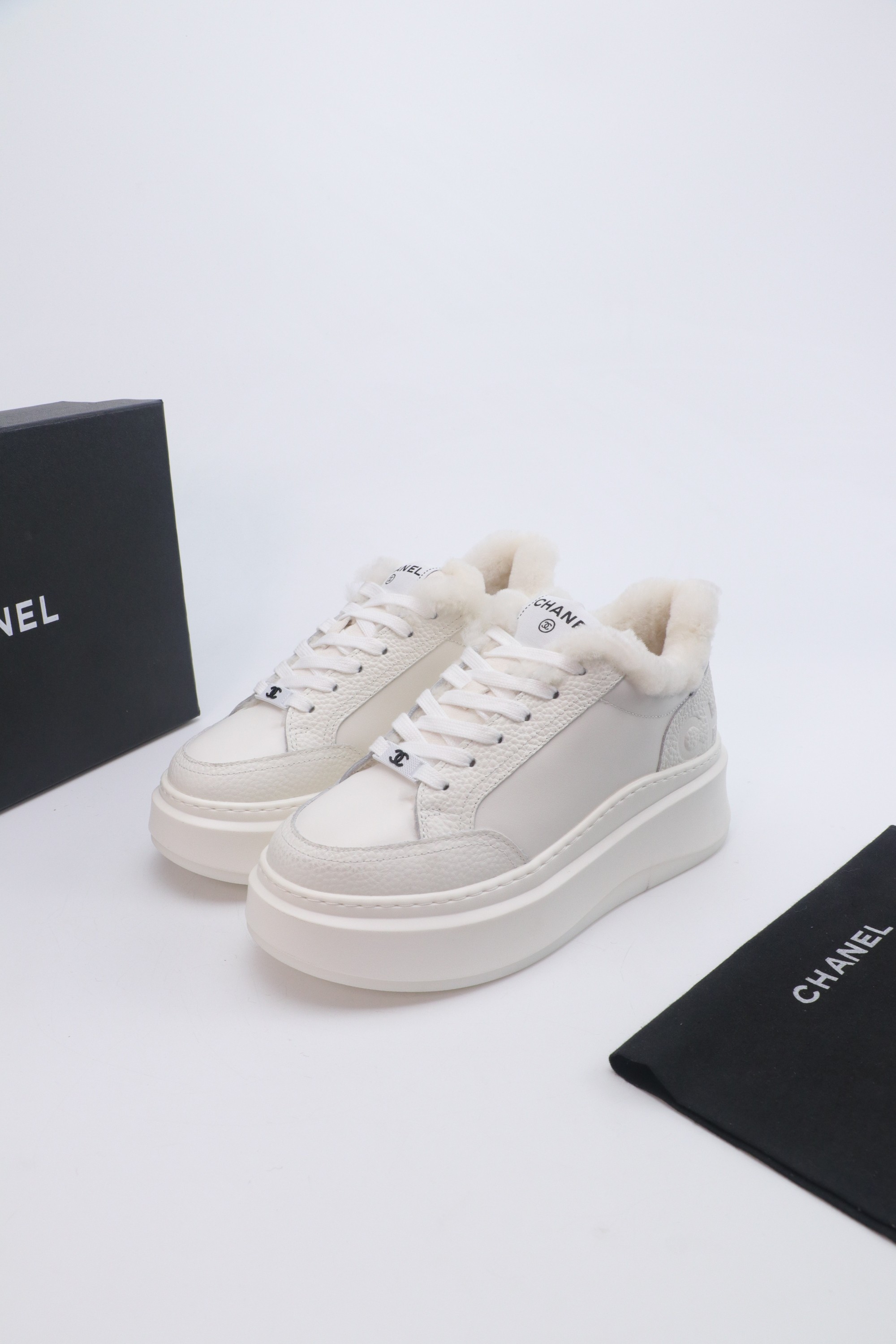 NO:593741,Chanel Chanel panda shoes!  2025 counter's top casual sports shoes, this classic design; the upper is in the style of electric embroidery with various techniques; the outsole is fashionable and sporty; it is unusual to incorporate a variety of color matching elements... The diversified mix and match is very good-looking and versatile, casual, fashionable, sports, and outdoor can be taken into account... Go material The upper is made of original imported first-layer silk cowhide + original waterproof cloth + original first-layer cowhide. The lining is made of velvet lining. The outsole is based on the original TPU combination outsole.  Counter boutique package complete set for women 35-41, casual shoes/sports shoes, chanel, chanel, sneakers, cowhide19860909Chanel香奈儿熊猫鞋！2025专柜顶级休闲款运动鞋 这款经典设计；鞋面多种工艺电绣的风格；大底却时尚运动；不平凡的拥入了多种配色元素…… 多元化混搭非常好看百搭,休闲,时尚,运动,户外都能兼顾…… Go 材料 鞋面采用 原版进口头层丝绸牛皮+原版防水布+原版头层牛皮 内里采用 绒里 大底根据 原版TPU组合大底 专柜精品包装全套女35–41,休闲鞋/运动鞋,chanel,chanel,sneakers,cowhide,Women's Shoes