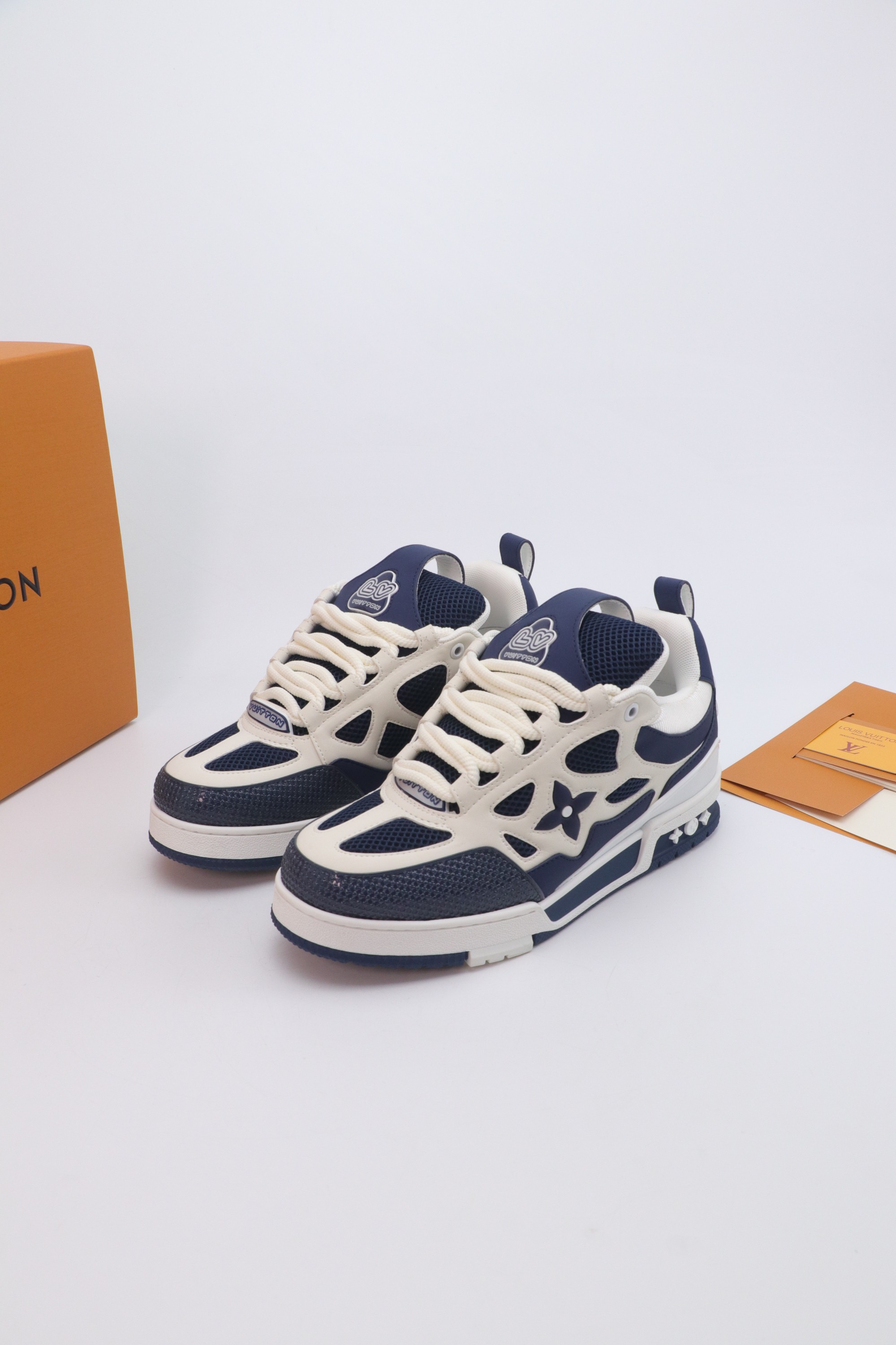 NO:593740,The top version of the couple's model is now available at Louis Vuitton. The LV Trainer sneakers are model number 1A98UX, which has a new charm in the autumn and winter shows. The calfskin is integrated with colorful details, Velcro laces and Monogram flower embroidery on the side highlight the design theme. Louis and Vuitton logos are decorated on the left and right shoes. Exclusive custom-made cowhide 1:1. All cutting edges are processed and painted according to the original steps. Exclusive private mold Vuitton logo, shoelace row  Customized silk mesh lining, TPU combination to form a sole that is wear-resistant, non-slip and anti-yellowing. The original molded outsole also hides the Monogram flower. The entire process is computer sewing and wire drawing. Toe cap, back cover, hot and cold processing and shaping. Full set of upper and last. 35-40 39-44 (45.46), casual shoes/sports shoes, louis vuitton, louis vuitton, louis vuitton, sneakers, cowhide19860909顶级版本情侣款上线 LV Trainer 运动鞋于路易威登 款号1A98UX,-秋冬秀场焕现全新魅力.小牛皮融入缤纷细节,魔术贴鞋带和侧面的 Monogram 花卉刺绣点明设计主旨,Louis 和 Vuitton 标识分饰左右鞋后. 独家定制牛皮1:1 所有切边口都按照原版的步骤加工涂边 独家私模Vuitton 标识,鞋带排 定制丝滑网里 TPU组合成底耐磨防滑防黄 原版开模大底也深藏着Monogram 花卉 流程全电脑针车拉线.鞋头,后套,冷热加工定型.全套拉帮套楦. 35-40 39-44（45.46）,休闲鞋/运动鞋,louis vuitton,louis vuitton,louis vuitton,sneakers,cowhide,Women's Shoes