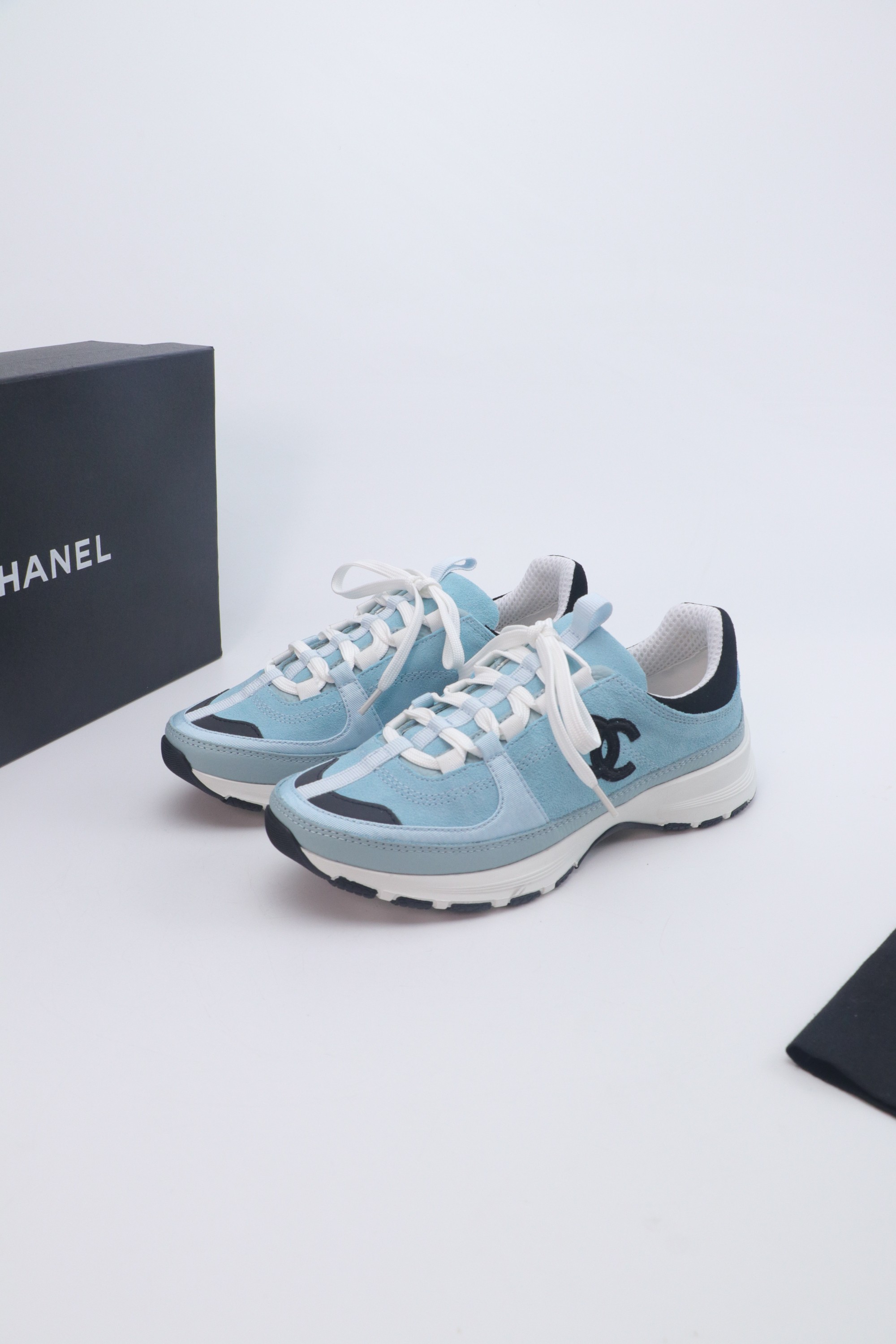 NO:593739,Chanel Chanel panda shoes!  2025 counter top casual sports shoes This classic design; the upper is in the style of electric embroidery with various craftsmanship; the outsole is fashionable and sporty; the outsole is unusually incorporated with a variety of color matching elements... The diversified mix and match is very good-looking and versatile, casual, fashionable, sports, and outdoor can be taken into account... Go material The upper is made of original imported first-layer silk cowhide + original waterproof cloth + original first-layer cowhide. The lining is made of breathable mesh lining. The outsole is based on the original TPU combination outsole.  Counter boutique package complete set for women 35-41, casual shoes/sports shoes, chanel, chanel, sneakers, cowhide19860909Chanel香奈儿熊猫鞋！2025专柜顶级休闲款运动鞋 这款经典设计；鞋面多种工艺电绣的风格；大底却时尚运动；不平凡的拥入了多种配色元素…… 多元化混搭非常好看百搭,休闲,时尚,运动,户外都能兼顾…… Go 材料 鞋面采用 原版进口头层丝绸牛皮+原版防水布+原版头层牛皮 内里采用 透气网里 大底根据 原版TPU组合大底 专柜精品包装全套女35–41,休闲鞋/运动鞋,chanel,chanel,sneakers,cowhide,Women's Shoes