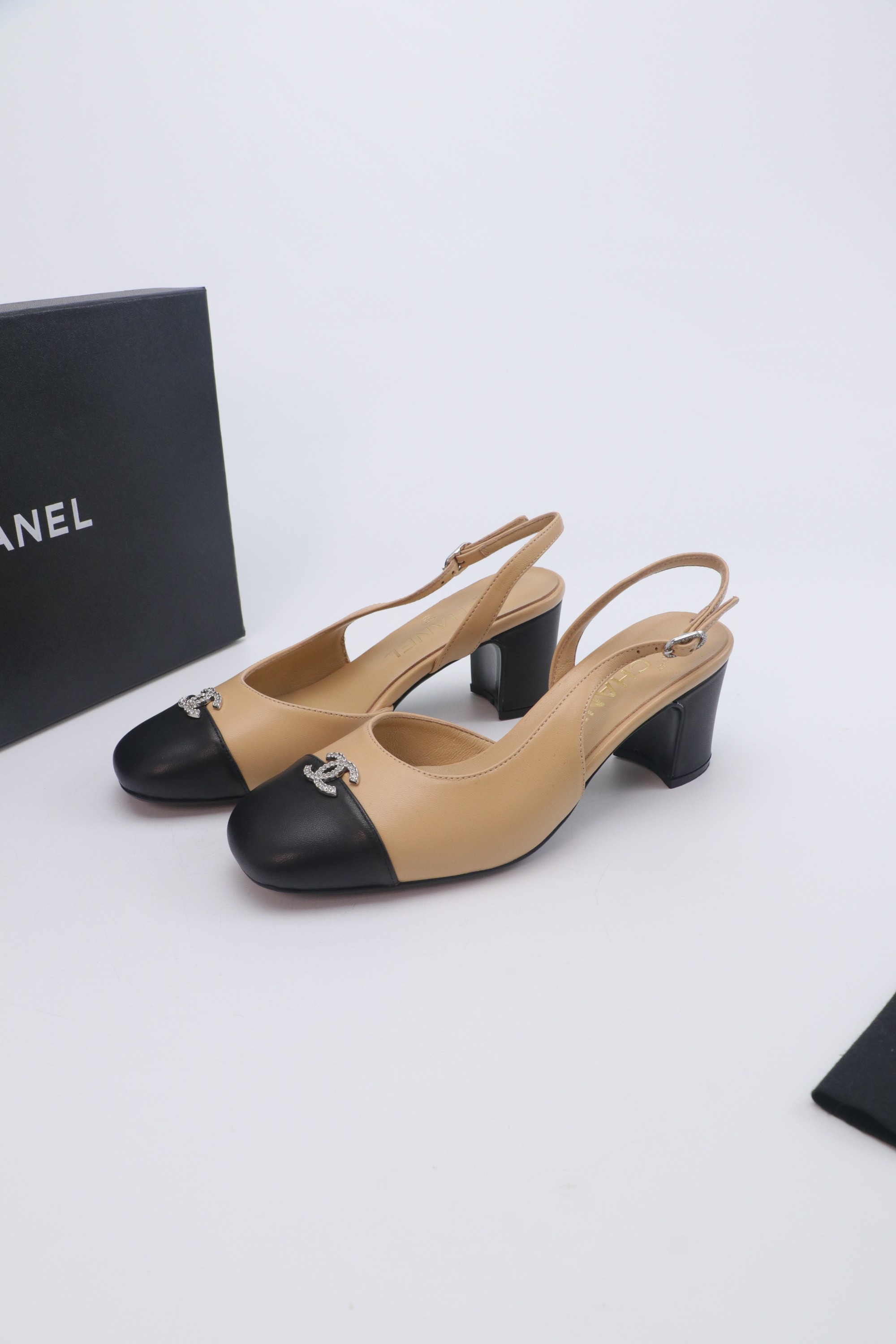 NO:593700,2025 Xiaoxiang is a must-have item for autumn and winter this season!  !  Chanel's autumn and winter heavy industry hot styles are highly recommended by Xiaohongshu. They look good no matter how you match them. They are a must-have for fashion. Ms. Chanel loves simple and irresistible combinations to show her unique dressing style. She can mix and match freely to shine and follow the fashionable steps of her grandma!  !  !  Exquisite details. Zoom in to see the original molded hardware buckle. The top version is made at the purchasing level★ The upper is made of original customized sheepskin, sheepskin feet, original molded leather outsole, size 35-39 (customized 40, 41, high heels, sandals, chanel, sandals, high heels, sheepskin, Leather soles198609092025小香 本季秋冬季必备单品！！ 香奈儿秋冬重工爆款 小红书力推款,怎么搭配都好看,时髦精必备,香奈儿女士钟爱简约又难以抗拒系搭配展现与众不同的穿搭风格、自由混搭闪耀到位跟紧香奶奶时尚步伐！！！精致细节放大看原版开模五金扣 顶级版本代购级别打造★鞋面采用原版定制羊皮,羊皮垫脚,原版开模真皮大底,码数35-39（40、41定做,高跟鞋凉鞋,chanel,sandals,high heels,sheepskin,Leather soles,Women's Shoes