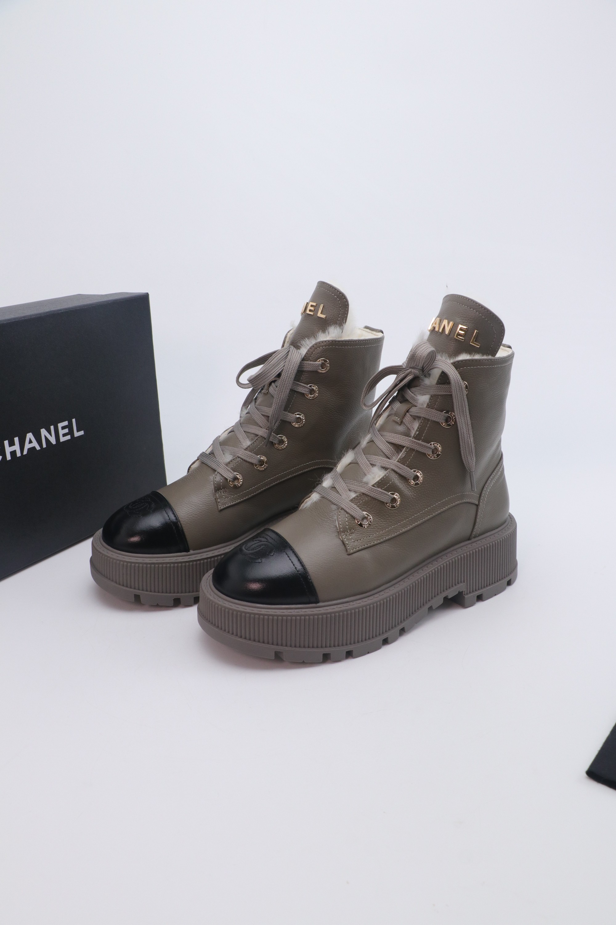 NO:593697,2025sss official website and Xiaohongshu synchronize the latest color matching Xiaoxiangjia’s popular models are hotly launched, with upgraded workmanship and high quality!   The latest fashionable furry boots are super versatile and warm soles, the favorite of heroines [Fireworks][Fireworks] Cowhide upper, wool lining, rubber outsole, 5 sizes, 35-41, [Note 40+41 custom-made], boots, chanel, boots, cowhide198609092025sss官网、小红书同步最新配色小香家爆款火热上线,做工升级版,高品质！  时尚潮流最新款毛毛靴上脚超百搭暖底,女主们的最爱[烟花][烟花] 鞋面牛皮 内里羊毛 大底橡胶大底 5码数35-41码,【注40+41订做】,靴子,chanel,boots,cowhide,Women's Shoes