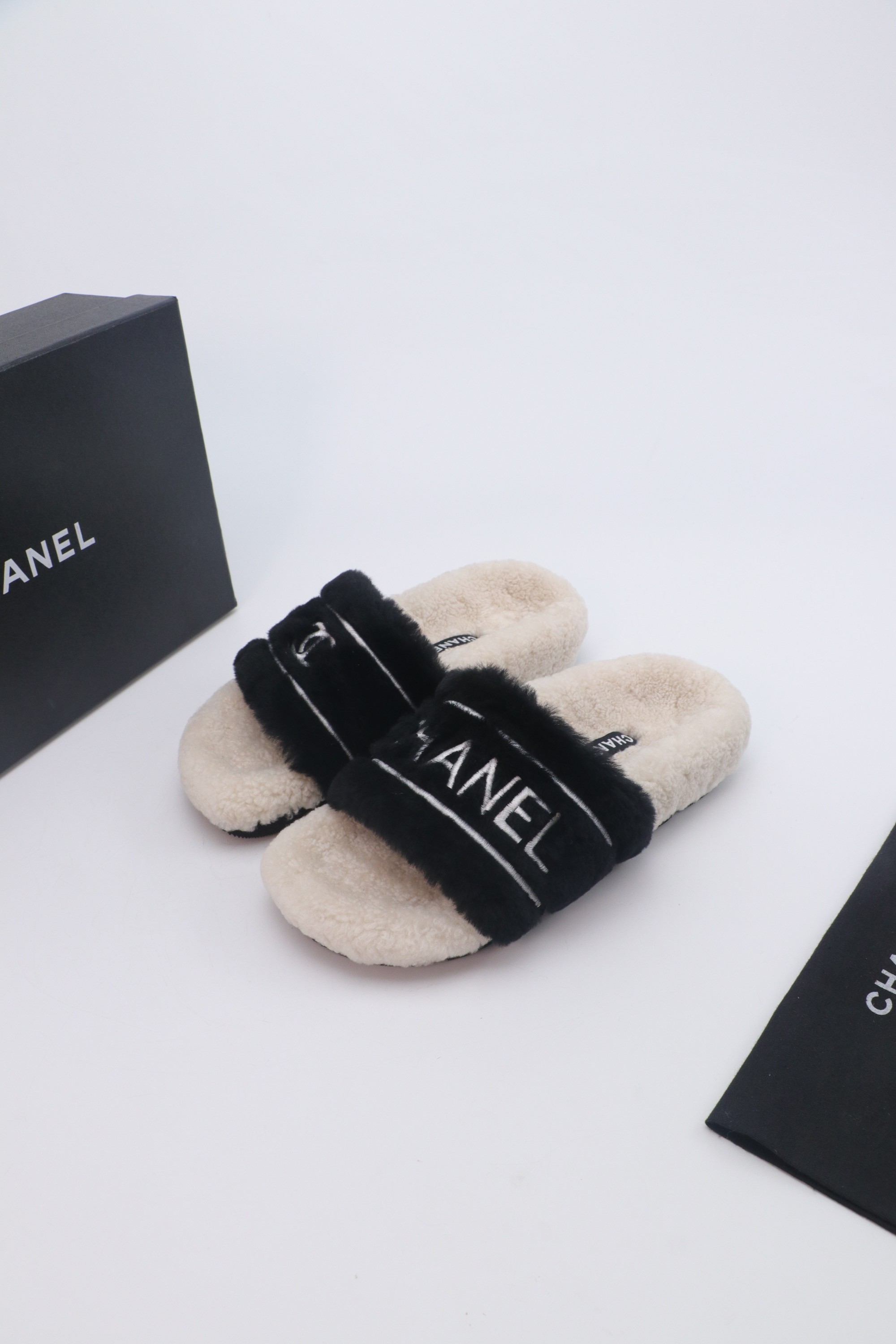 NO:593696,2025sss official website and Xiaohongshu synchronize the latest color matching Xiaoxiangjia’s popular models are hotly launched, with upgraded workmanship and high quality!   The latest fashionable fur slippers, super versatile and warm sole for the feet, the heroines' favorite [Fireworks] [Fireworks] rubber outsole 5 sizes 35-41, [Note 40+41 custom-made], fur shoes and slippers, chanel, slippers198609092025sss官网、小红书同步最新配色小香家爆款火热上线,做工升级版,高品质！  时尚潮流最新款毛毛拖,上脚超百搭暖底,女主们的最爱[烟花][烟花] 橡胶大底 5码数35-41码,【注40+41订做】,毛毛鞋拖鞋,chanel,slippers,Women's Shoes