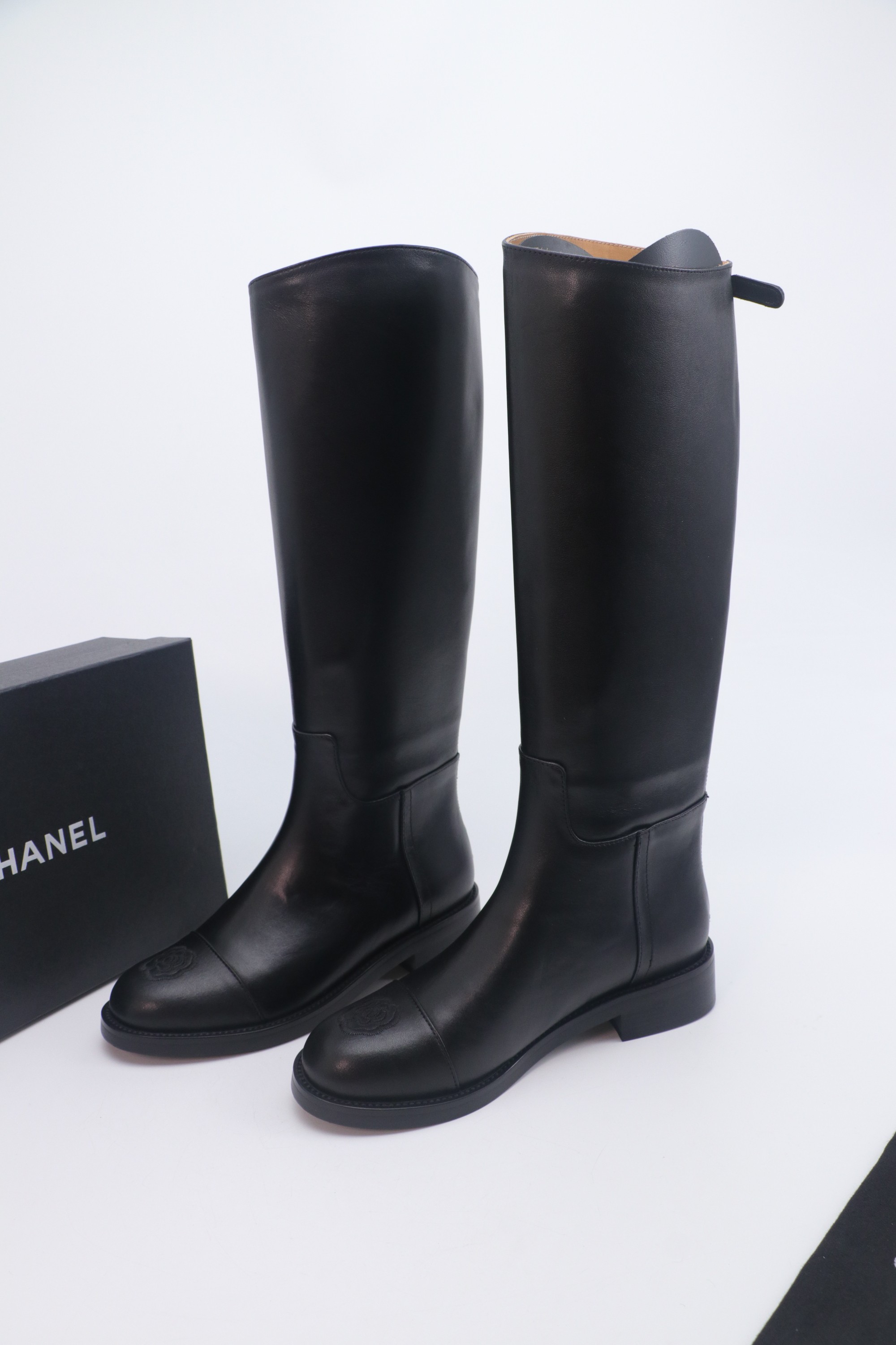 NO:593692,CHANEL Xiaoxiang Autumn and Winter Sheepskin Boots High Boots Back Zipper Knight Boots The version is also the basic version of Martin boots, neat and handsome. The upper is made of cowhide, which is super soft against the skin. It is wide and full, and handsome!  Camellia flower embroidered on the toe and soft water-dyed lambskin lining!  Original rubber outsole exclusive top quality 35-39. 40 customized, boots, chanel, chanel, boots, cowhide, sheepskin19860909CHANEL小香秋冬羊皮长靴高靴后拉链骑士靴 版型也香家马丁靴基础版型,利落帅气 鞋面用了牛皮,超级柔软的贴肤感,挺阔饱满,帅气拿捏！鞋头刺绣山茶花 内里柔软水染小羊皮！ 鞋底原版橡胶大底 独家 顶级精品35-39. 40定做,靴子,chanel,chanel,boots,cowhide,sheepskin,Women's Shoes