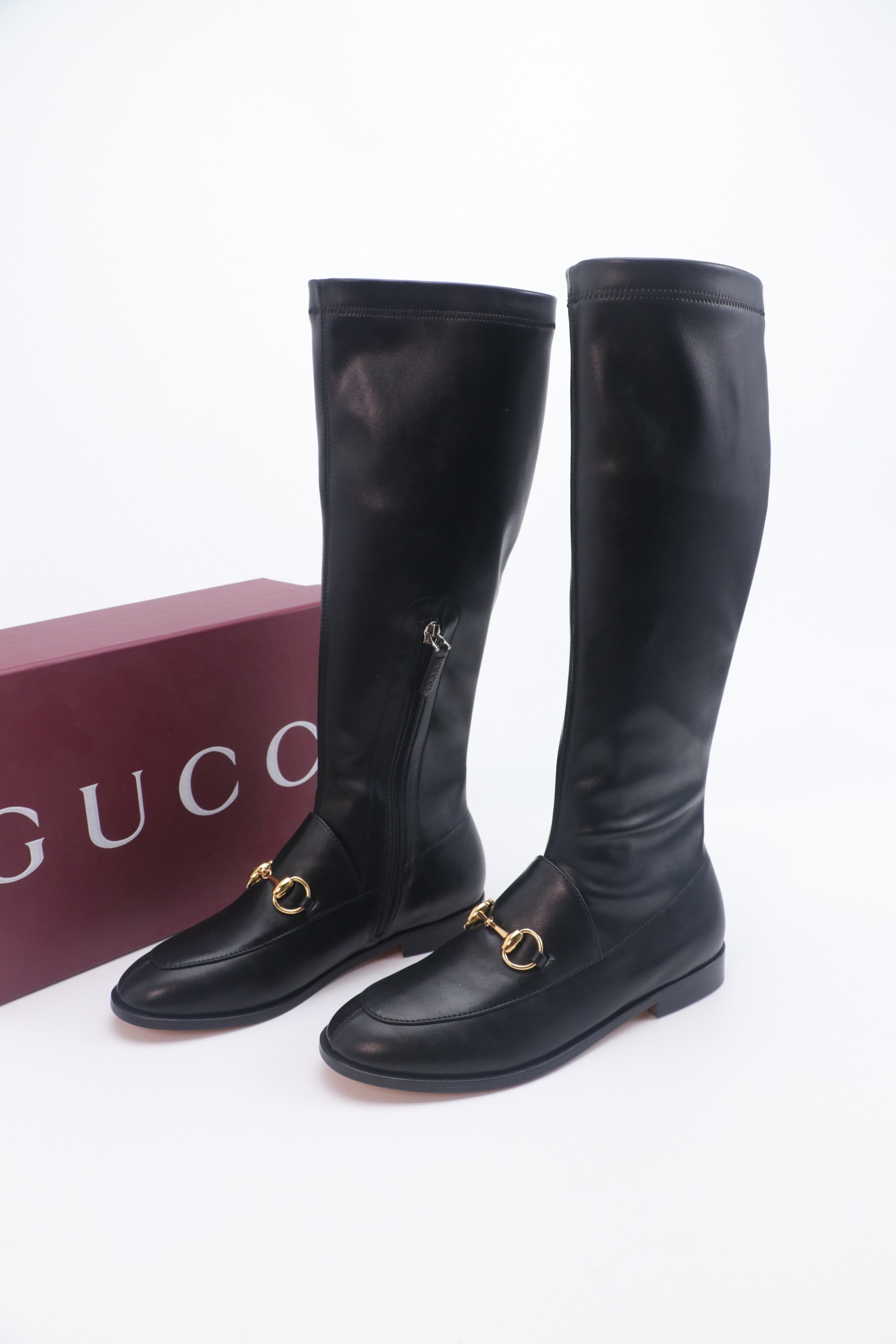 NO:593694,Factory Classic Horsebit Retro Loaf Elastic Boots When century-old equestrian genes meet modern wearing philosophy, these elastic boots have a charm that transcends time. The iconic horsebit is carved in light gold, which is not only an elegant footnote of the origin of the brand, but also injects low-key elegance into the shoe body, echoing the classics and power of equestrian sports. The upper is made of flexible elastic leather and flexibly fits the curve of the foot. The elastic inlay on the boot collar eliminates the sense of restraint.  It makes putting on, taking off and walking a pleasure. It continues the retro silhouette of loafers and is paired with a neat bootie silhouette. The leather sole carries the solid texture of Italian handicrafts. The elastic material collides with the retro heritage of the horsebit. It can easily support the sophistication of commuting and the gentleness of dating. It has become the texture of 'one shoe for multiple wear' in the autumn and winter wardrobe. The fabric is made of original cowhide with elastic material. The inner toe-toe is made of sheepskin. The genuine leather outsole imported from Italy  size:35-39(404142 customized), boots, loafers, boots, cowhide, sheepskin, Leather soles19860909厂 经典马衔扣复古乐福弹力靴 当百年马术基因邂逅现代穿着哲学 这款弹力靴便有了跨越时光的魅力 标志性马衔扣以浅金色调雕琢 既是品牌起源的优雅注脚 也为鞋身注入低调贵气 呼应着马术运动的经典与力量. 鞋面甄选柔韧弹力皮革 随双足曲线灵活贴合 靴口的松紧镶饰消解了束缚感 让穿脱与行走都成为自在享受. 延续乐福鞋的复古轮廓 搭配利落短靴版型 皮革鞋底承载着意大利手工的扎实质感 弹力材质与马衔扣的复古底蕴碰撞 轻松撑起通勤的干练与约会的温柔 成为秋冬衣橱里「一鞋多穿」的质感担当. 面料采用原版牛皮搭配弹力材质 内里踮脚均为羊皮 意大利进口真皮大底 size:35-39(404142定制),靴子,loafers,boots,cowhide,sheepskin,Leather soles,Women's Shoes