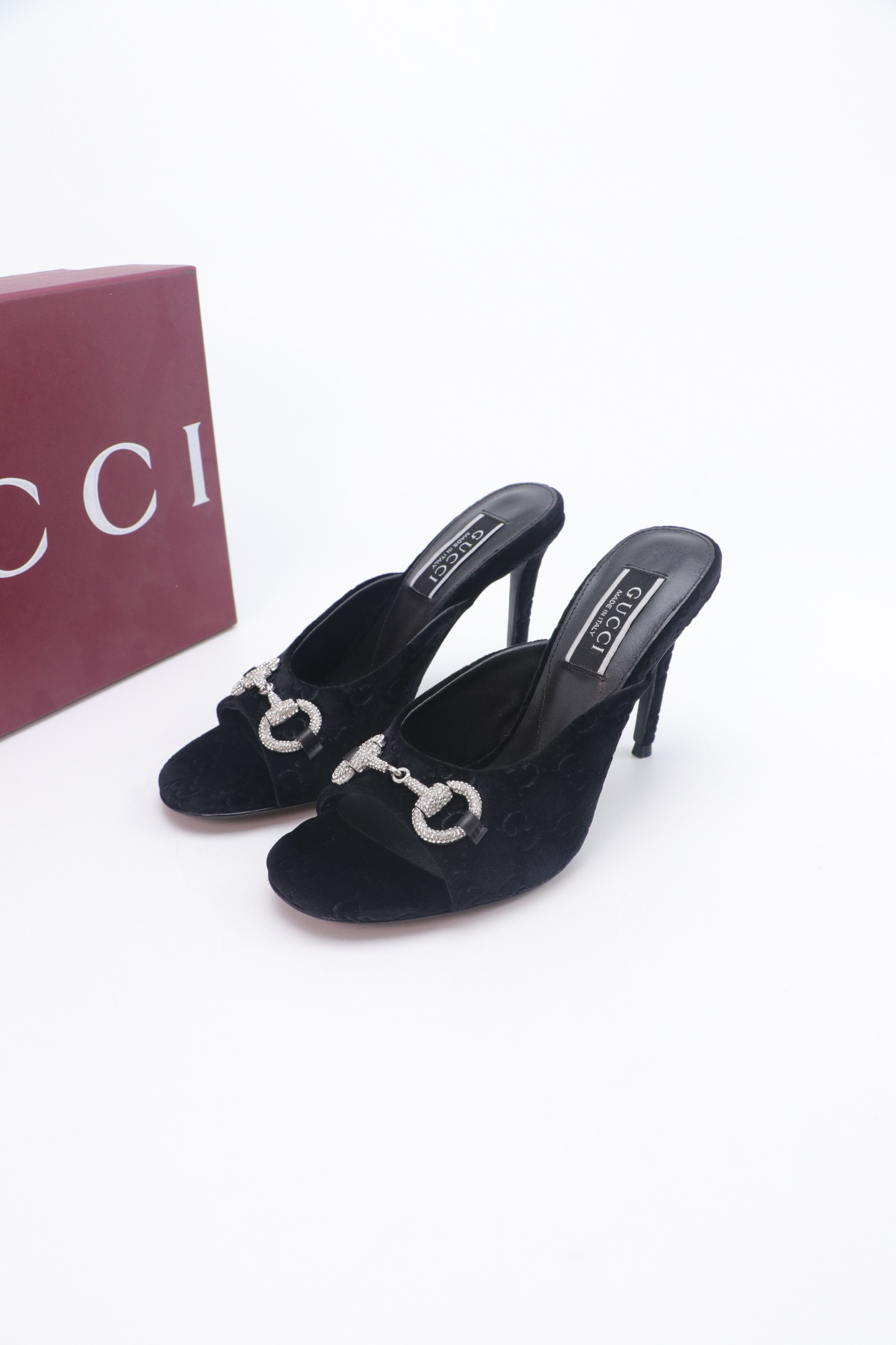 NO:593690,2025 Summer Gucci's latest D-shaped light gold horsebit velvet half-slip sandals —————————————— This women's thong sandals are paired with gold-toned accessories decorated with classic big D new horsebit details, highlighting the brand heritage and showing a unique charm. Made of exquisite sheepskin, the design is elegant yet casual. It is a refreshing and ideal item for warm season styles. Top version, welcome to compare. Original 1:1 replica. Please look for our authenticity guarantee.  Upper imported high-grade embossed leather/velvet, lining/foot pads full-grain high-grade lambskin, sole genuine leather, heel height 8.5cm, matching size 35-42 (41/40/42/customized, non-returnable), high heels, gucci, sandals, high heels, sheepskin198609092025夏季 Gucci 最新D字浅金马衔扣丝绒半拖 凉鞋 ————————————— 这款女士夹趾凉鞋搭配饰经典大D新马衔扣细节金色调配件,彰显品牌传承,尽显别样魅力.采用精致羊皮打造,设计优雅而不失随性,是暖季造型的清爽理想单品 顶级版本、欢迎比对. 原版1:1复刻 注意请认准咱家正品保证 鞋面进口高档压纹皮/丝绒 内里/垫脚全粒纹高档小羊皮 鞋底真皮底 跟高8.5cm 配码35-42（41/40/42/定做不退换）,高跟鞋,gucci,sandals,high heels,sheepskin,Women's Shoes