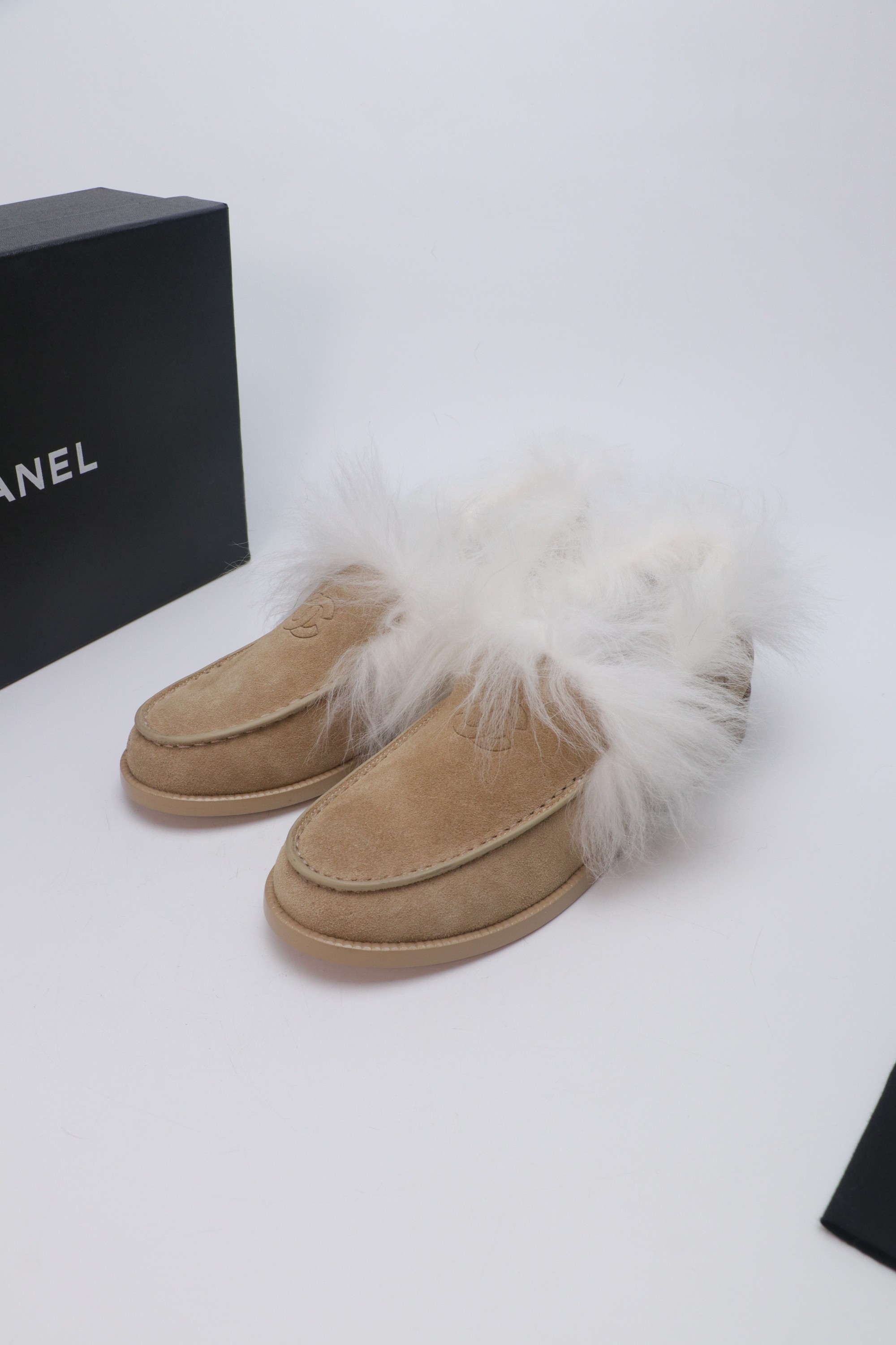 NO:593688,2025 autumn and winter CHANEL rabbit fur Tuscan wool loafers. Selected high-quality leather and soft rabbit plush, the classic double C logo highlights the brand style. Available in black, white and brown colors, the slip-on design is suitable for a variety of wearing styles, whether you are commuting to the workplace or casual outings, it can add a sense of sophistication to you. It also uses plush details to resist the coolness. It is the texture of autumn and winter shoes. Fabric: cowhide, sheepskin lining, insole, sheepskin sole  Genuine leather sole, size 35-39 (40.41 fixed), loafers, chanel, chanel, loafers, cowhide, sheepskin198609092025秋冬CHANEL香奈儿兔毛托斯卡纳羊毛乐福鞋.精选优质皮革与柔软兔毛绒,经典双C标识彰显品牌格调.黑、白、棕多色可选,一脚蹬设计适配多种穿搭风格,无论是职场通勤还是休闲出街,都能为你增添精致感,更以毛绒细节抵御凉意,是秋冬鞋履的质感之选. 面料:牛皮 内里羊皮 鞋垫羊皮 鞋底 真皮底  码数35-39（40.41定）,乐福鞋毛毛鞋,chanel,chanel,loafers,cowhide,sheepskin,Women's Shoes