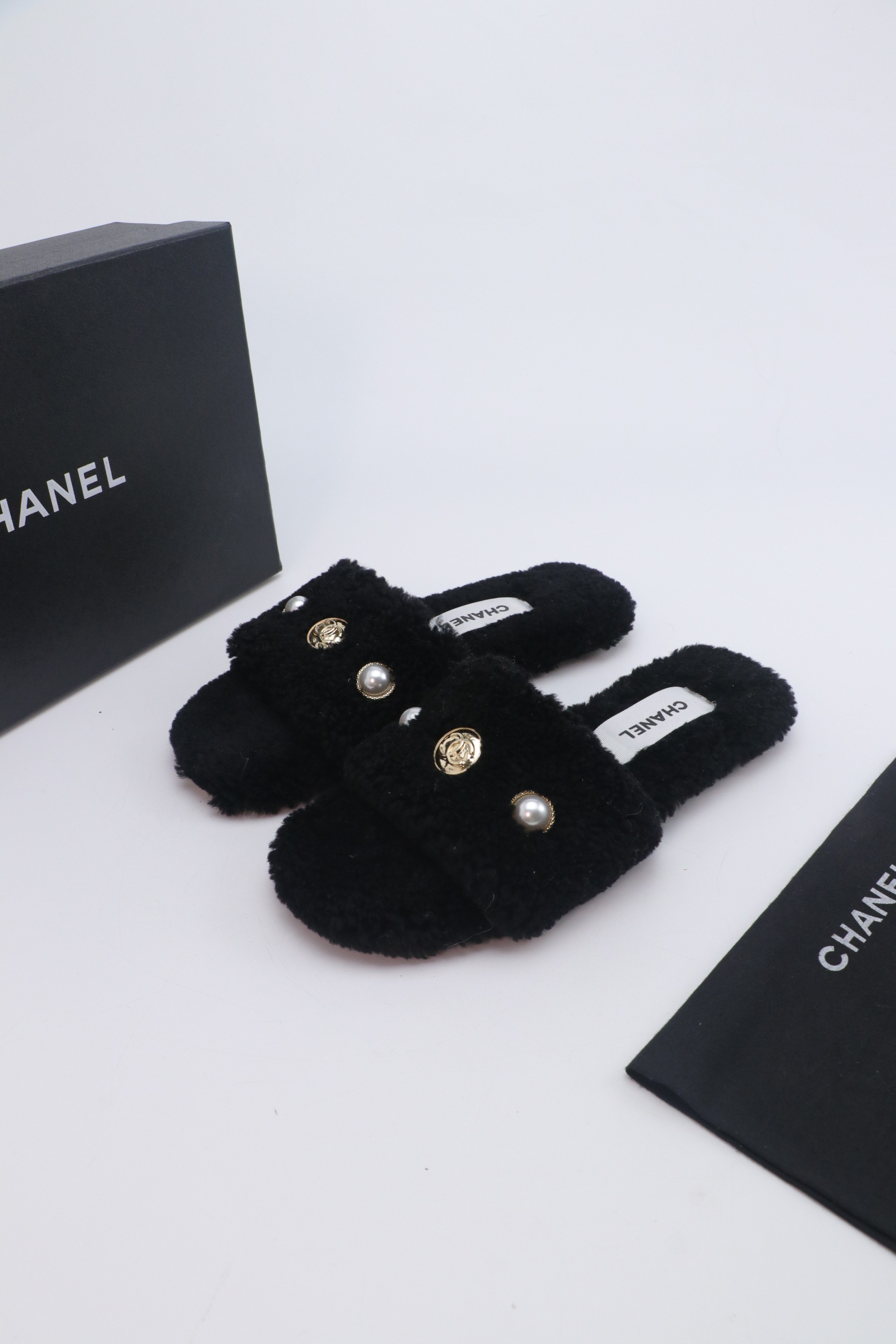 NO:593686,CHANEL25ss new wool slippers NEW Made of pure wool!  It's super warm and feels like you're stepping on clouds when you put it on. It's exquisite and high-end!  The value of this pair of fur flip flops has increased sharply. They are very easy to wear and do not slip. The soles are thick and the comfort is excellent!  Wool upper (with pearl buckle) size: 35-39 (40, 41 customized, non-refundable), furry shoes and slippers, chanel, slippers19860909CHANEL25ss新款羊毛拖鞋 NEW 纯羊毛打造！超温暖的 穿上仿佛踩在云朵上,精致高级！让这双毛拖 身价陡增 非常好穿不打滑,而且鞋底有一定厚度,舒适度 极佳！鞋面羊毛（配珍珠饰扣） size:35-39 (40、41定做不退换),毛毛鞋拖鞋,chanel,slippers,Women's Shoes