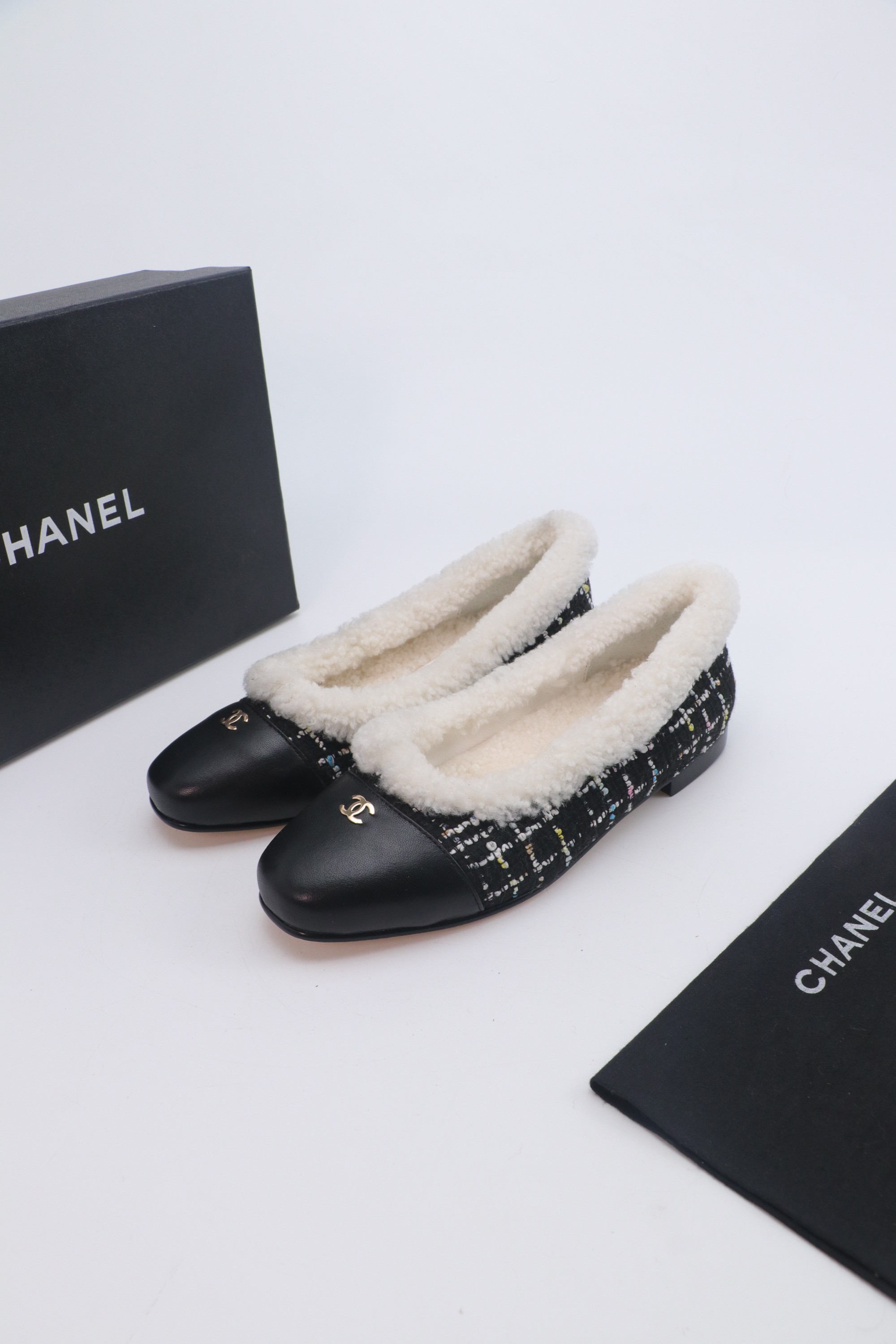 NO:593684,CHANEL Chanel small French fairy ballet wool flat shoes!  This pair of ballet shoes is simply poisonous. It’s true that the more you look at it, the more you like it. From gorgeous skirts to smart and simple trousers, these ballet shoes can be used in everything, making themselves the highlight of the look. The large U-shaped design modifies the ankle line very slenderly, making the whole person look tall and elegant. Whether it is paired with a fairy skirt or casually wearing a pair of jeans, it can be very fashionable and good-looking. The fabric is matched with sheepskin and the inner wool outsole is made of genuine leather.  Size#35-41 (40 41 customized, non-returnable), fur shoes, chanel, chanel, skirts, jeans, sheepskin19860909CHANEL香奈儿小香风法式仙女芭蕾舞羊毛平底单鞋！ 这双芭蕾舞鞋简直有毒,越看越中意真不是瞎说的.从华丽的裙装,到干练简洁的裤装.这双芭蕾舞鞋无一不能驾驭,妥妥的让自己成为造型的亮点. 大U口设计将脚踝线条修饰得好纤细让整个人看起来高挑又优雅 不管是搭配仙仙的裙子 还是随意穿一条牛仔裤 都能非常洋气好看 面料布面搭配羊皮 内里羊毛 大底采用真皮鞋底 Size#35-41（40 41定做不退换）,毛毛鞋,chanel,chanel,skirts,jeans,sheepskin,Women's Shoes