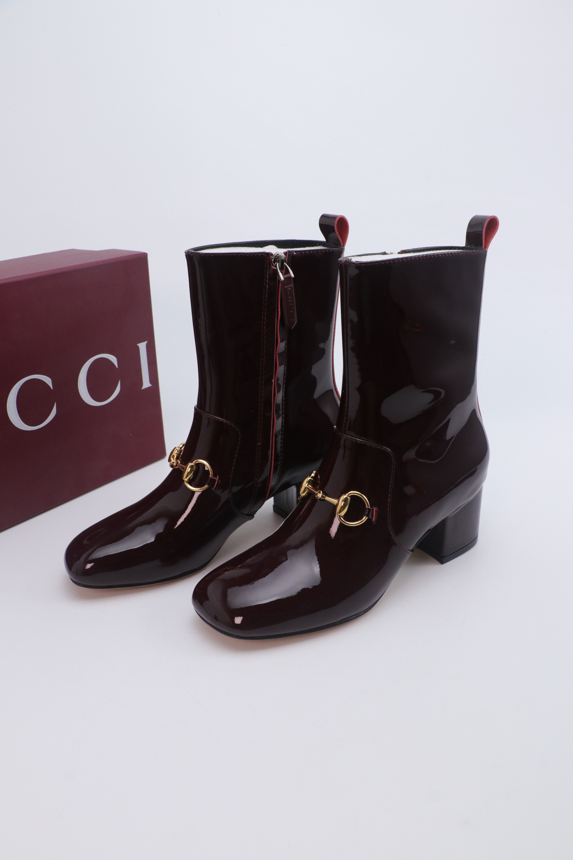 NO:593680,The highest version of the 2025 new CUCCI Gucci high-heeled short boots, ankle boots and bare boots. The top version, welcome to compare. The original version is 1:1 replica. Please note that many of the items on the market are incorrect. Please look for our authenticity guarantee. Full-grained high-grade calfskin for the upper / original double G cloth. Full-grained high-grade lambskin for the lining / foot pad. Italian top genuine leather sole. Heel height 5cm.  Matching sizes 35-42 (41/40/42 are custom-made and non-returnable) Packaging Original full set of green packaging Gucci creative director launches new pointed chain ankle boots, a commitment to gender equality and advocating female empowerment, pointed corridor-shaped embellished unique chain details, highlighting beauty, strength and free spirit cloth 320, boots, gucci, boots, cowhide, sheepskin19860909最高版本 2025新款CUCCI古奇高跟短靴踝靴裸靴 顶级版本、欢迎比对. 原版1:1复刻 注意市面通货内里很多都不对版哦请认准咱家正品保证 鞋面全粒纹高档小牛皮 /原版双G布 内里/垫脚全粒纹高档小羊皮 鞋底意大利顶级真皮底 跟高5cm 配码35-42（41/40/42定做不退换） 包装原版全套绿色包装 Gucci创作总监推出全新尖头链条及踝鞋靴,对于性别平等和倡导女性赋权的承诺,尖头廊形缀饰别致链条细节,彰显美丽,力量和自由精神布320,靴子,gucci,boots,cowhide,sheepskin,Women's Shoes