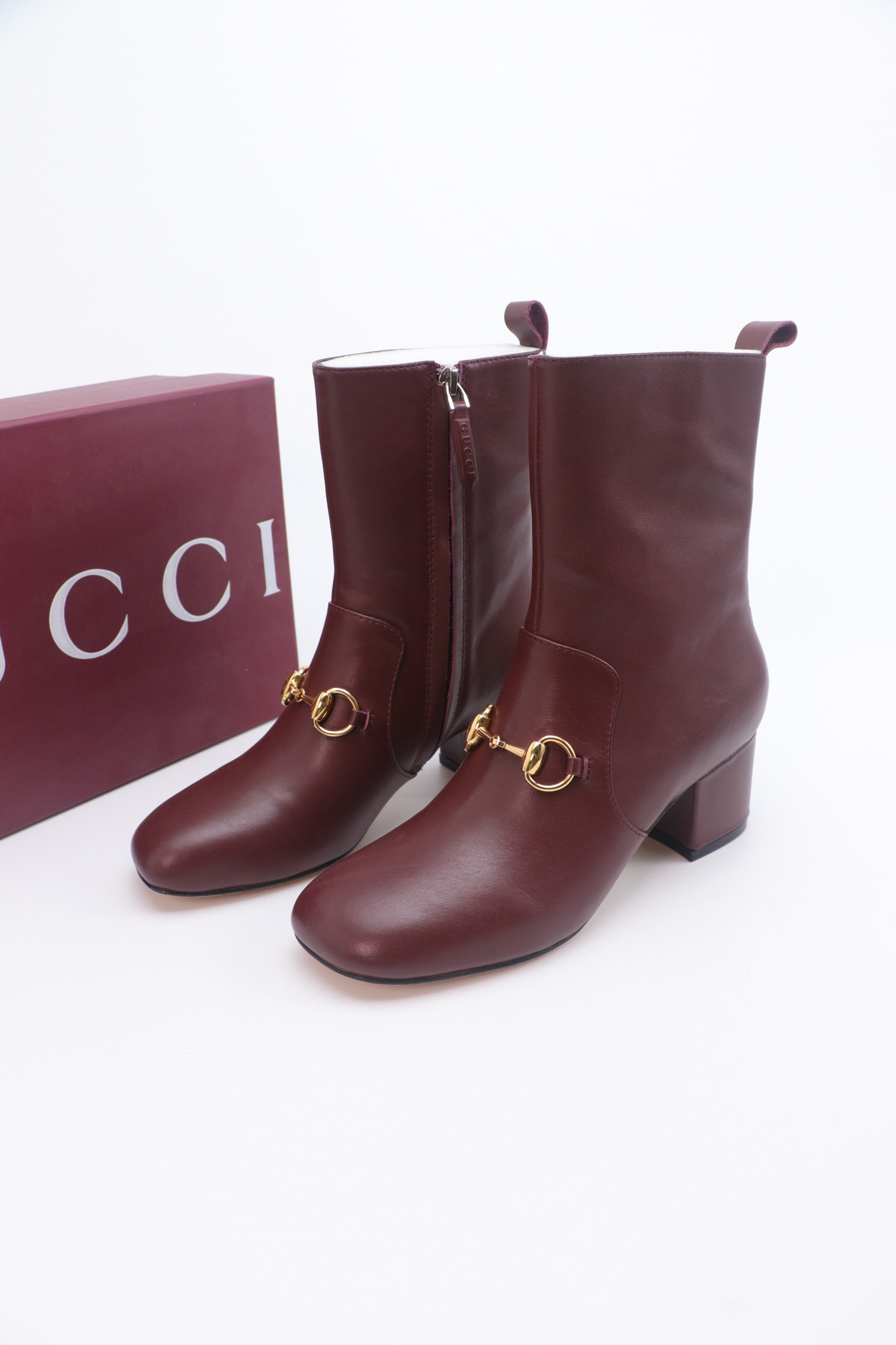 NO:593682,The highest version of the 2025 new CUCCI Gucci high-heeled short boots, ankle boots and bare boots. The top version, welcome to compare. The original version is 1:1 replica. Please note that many of the items on the market are incorrect. Please look for our authenticity guarantee. Full-grained high-grade calfskin for the upper / original double G cloth. Full-grained high-grade lambskin for the lining / foot pad. Italian top genuine leather sole. Heel height 5cm.  Matching sizes 35-42 (41/40/42 are custom-made and non-returnable). Original full set of green packaging. The creative director of Gucci launches new pointed chain ankle boots. It is a commitment to gender equality and advocating female empowerment. The pointed toe corridor is embellished with unique chain details, highlighting beauty, strength and free spirit. Boots, gucci, boots, cowhide, sheepskin19860909最高版本 2025新款CUCCI古奇高跟短靴踝靴裸靴 顶级版本、欢迎比对. 原版1:1复刻 注意市面通货内里很多都不对版哦请认准咱家正品保证 鞋面全粒纹高档小牛皮 /原版双G布 内里/垫脚全粒纹高档小羊皮 鞋底意大利顶级真皮底 跟高5cm 配码35-42（41/40/42定做不退换） 包装原版全套绿色包装 Gucci创作总监推出全新尖头链条及踝鞋靴,对于性别平等和倡导女性赋权的承诺,尖头廊形缀饰别致链条细节,彰显美丽,力量和自由精神,靴子,gucci,boots,cowhide,sheepskin,Women's Shoes
