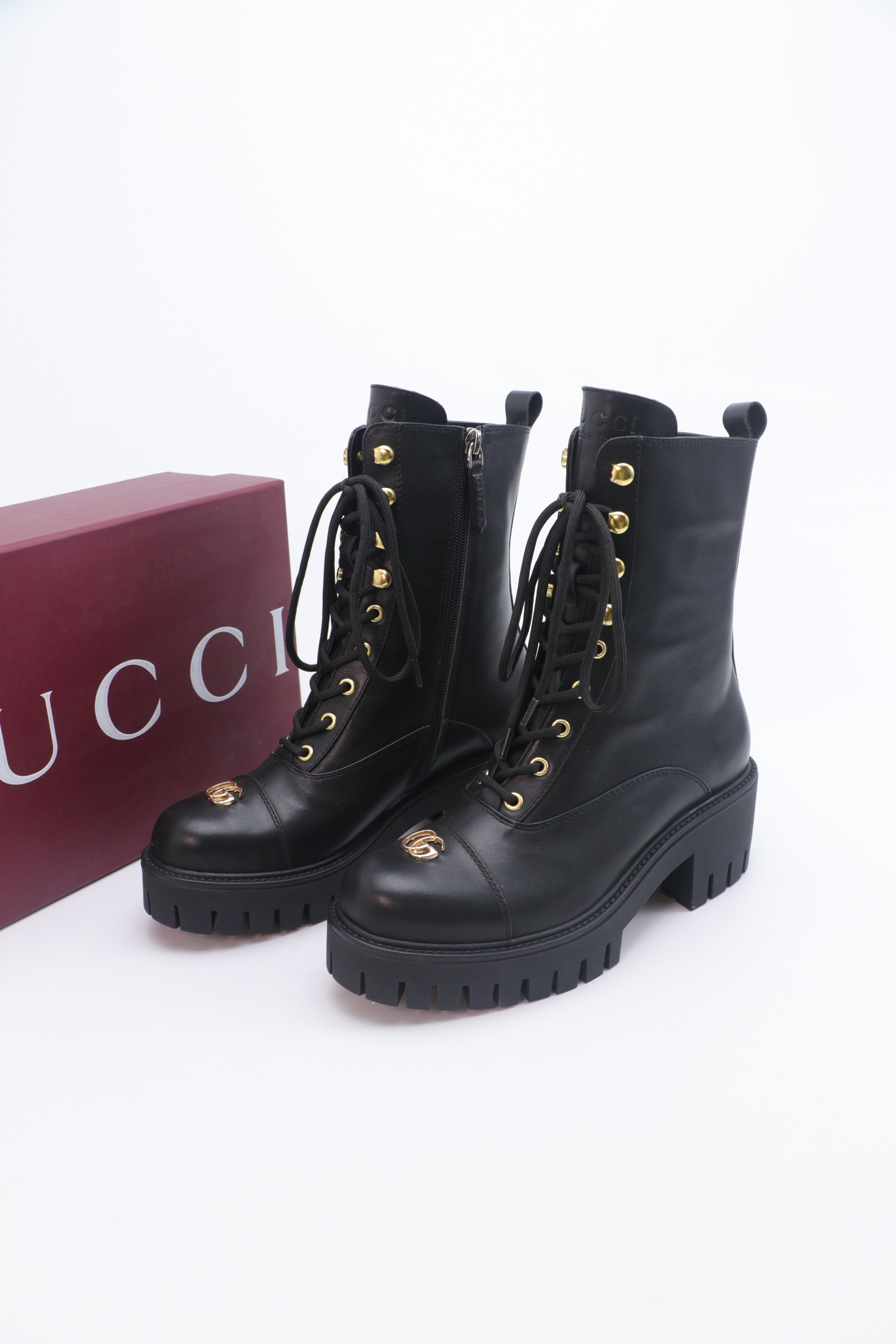 NO:593678,The highest version of 2025 Gucci autumn and winter latest GUCCI mid-heel grooved thick-soled horsebit ankle Chelsea boots purchasing agent level, high-end boutique goods. This short boot is ingeniously integrated with the fashionable elements of boots and moccasins design, with lightweight foam rubber groove soles. The archive pattern continues to shine in the new Gucci series. The classic horsebit style accessories highlight the brand's equestrian heritage. It doubles the charm of the entire design and injects a refined and elegant atmosphere into daily shoes.  Fabric imported calfskin + embossed craftsmanship Lining/foot pads water chestnut leather Outsole 1:1 mold rubber foam high toughness 4.5 cm heel thick sole Absolutely not heavy and rigid, nor will it collapse All materials and processes are consistent with the Y version Size 35-42 standard code 404142 custom-made Heel height 4.5CM Forefoot 2.5 cm Packaging counter high-end packaging Price, boots, gucci, boots, cowhide19860909最高版本 2025古奇秋冬最新GUCCI 中跟沟槽厚底马衔扣踝切尔西靴代购级别 高端精品尖货 这款短靴匠心融蕴靴子和软帮鞋设计中的时尚元素,配以轻质发泡橡胶沟纹鞋底 ,典藏图案继续在Gucci全新系列中大放异彩,经典马衔扣造型配件彰显品牌马术传承.令整个设计魅力倍增,为日常鞋款注入精致考究气息 面料进口小牛皮+压花工艺 内里/垫脚水柒牛皮 大底1:1模具橡胶发泡高韧性4.5 cm跟厚底 绝对不死沉死硬,也绝不坍塌 所有的材质和工艺,与Y版一致 尺码35-42标准码 404142定做 跟高4.5CM 前掌2.5 cm 包装专柜高端包装 价格,靴子,gucci,boots,cowhide,Women's Shoes