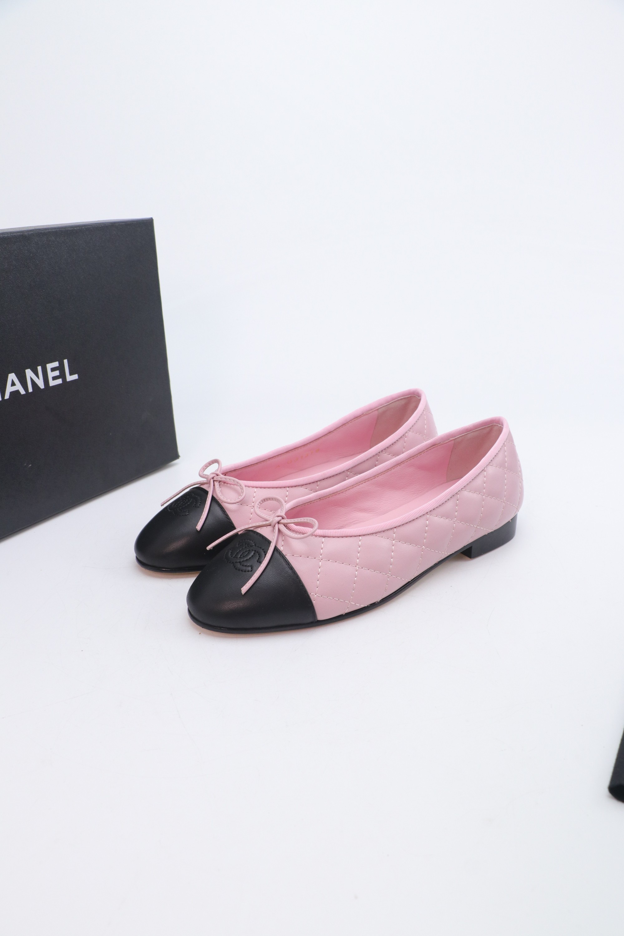 NO:706551,Chanel Chanel's top-quality electric embroidered rhombus ballet shoes, flat shoes, fashionable items, timeless classics, maintaining elegance. Exquisite style, celebrities, Internet celebrities can be seen everywhere on their feet. Luxury, popular original copy that will never fade away, upper; imported mixed sheepskin, lining sheepskin, code number 35-39 (34 40 41 42 43 custom-made, non-returnable), ballet shoes, chanel, chanel, sheepskin19860909chanel小香香奈儿顶级货电绣菱格芭蕾舞鞋 平底单鞋 时尚单品 永恒的经典保持高雅.精美的风格 明星 网红上脚随处可见 奢华 永不褪去的流行原版复制,鞋面；进口混种羊皮 内里羊皮,码数35-39（34 40 41 42 43定做不退换）,芭蕾舞鞋,chanel,chanel,sheepskin,Women's Shoes