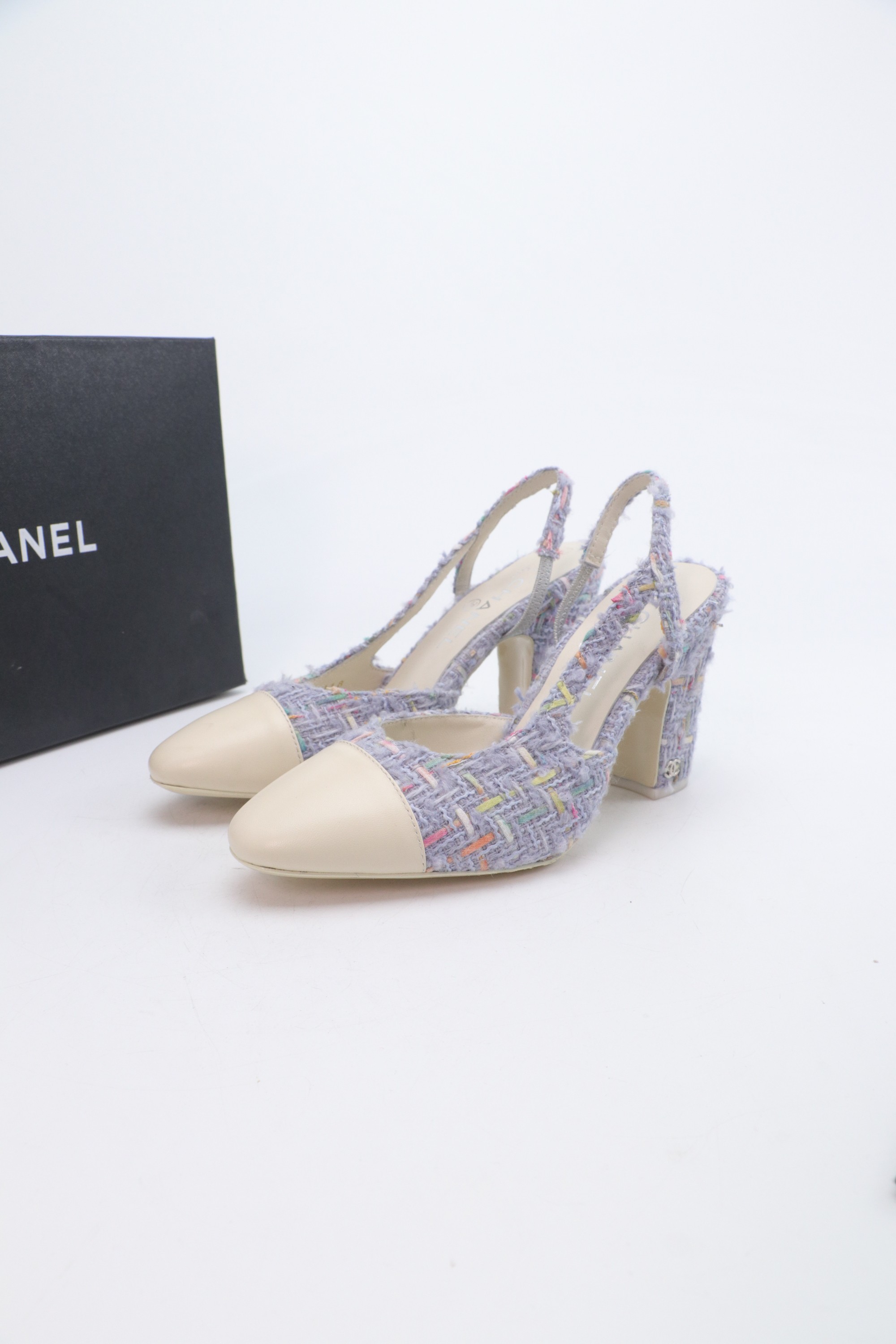 NO:706549,Chanel Chanel Xiaoxiang style classic color block sandals, a new color in the summer counter, this single product continues the classic Xiaoxiang characteristics...Versatile fashionable runway shoes, newly upgraded lasts, exclusive custom hardware buckles, original mold opening Xiaoxiang full series, available all year round, stable shipments ————————-Materials Original sheepskin lining imported sheepskin is very comfortable on the feet, Italian top genuine leather outsole, high heels 9cm/6.5cm/2cm  Size 35～39 (34 40 41 42 43 customized, non-refundable and non-exchangeable), sandals, chanel, chanel, sandals, sheepskin, Leather soles19860909Chanel 香奈儿小香风经典拼色凉鞋,夏季专柜新色,这款单品延续经典小香特色...百搭时尚单鞋走秀款,全新升级楦头 ,独家订制五金扣 、原版开模 小香全系列 、一年四季都有货、出货稳定  ———————-  材料鞋面原版羊皮内里进口羊皮上脚非常舒适、意大利顶级真皮大底 ,高跟9cm/6.5cm/2cm 码数35～39（34 40 41 42 43定做不退不换）,凉鞋,chanel,chanel,sandals,sheepskin,Leather soles,Women's Shoes