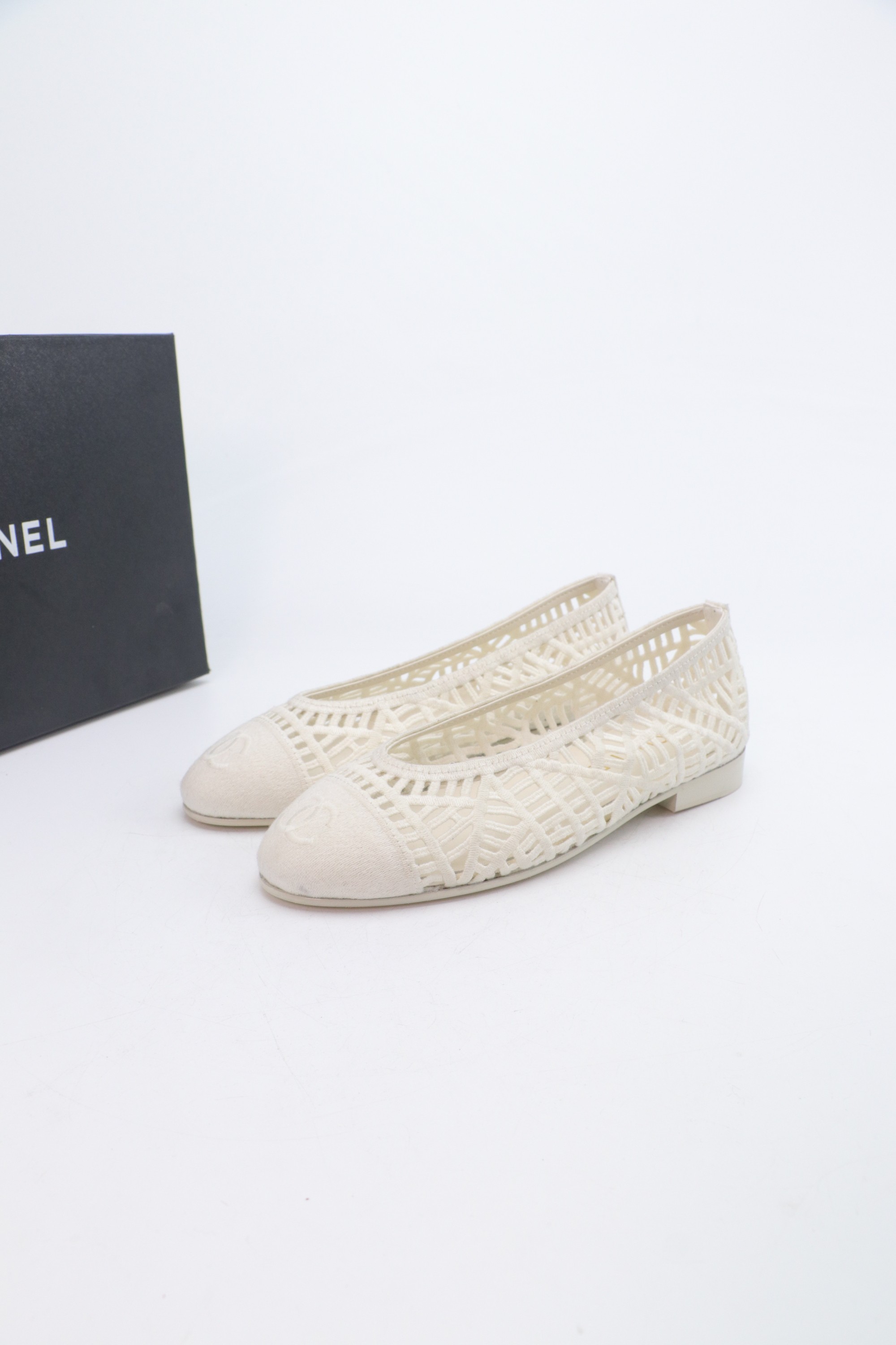 NO:706547,Chanel Chanel Little Fragrance Style 25SS finally comes out with woven ballet shoes and flat shoes. Shoes worthy of a separate article. I want to say that I have finally waited for you!  So elegant and chill. Wear it in the summer to enjoy the breeze and walk on the street. Round square toe design. Cute and cute~ The appearance is super online. When you wear it, you will feel like a wealthy daughter. I thought it was good-looking. Only when you put it on your feet do you know how easy it is to wear~ Exclusive custom-made mesh weaving on the upper (comfortable and breathable), sheepskin outsole, genuine leather sole imported from Italy. Size: 35-39 (customized at 40.41), ballet shoes, chanel, chanel, sheepskin19860909Chanel 香奈儿小香风25SS终于出编织芭蕾鞋了平底单鞋 值得单独发一篇的鞋子 要说一句终于等到你！ 太优雅太chill了 夏天穿着吹吹小风 溜溜马路 圆方头设计 呆萌可爱～颜值超级在线 穿起来就是富家千金的即视感 本以为就是好看 上脚才更知道它有多好穿～ 鞋面独家定做网布编织（舒适透气） 垫脚羊皮 大底意大利进口真皮底 码数:35-39（40.41定制）,芭蕾舞鞋,chanel,chanel,sheepskin,Women's Shoes