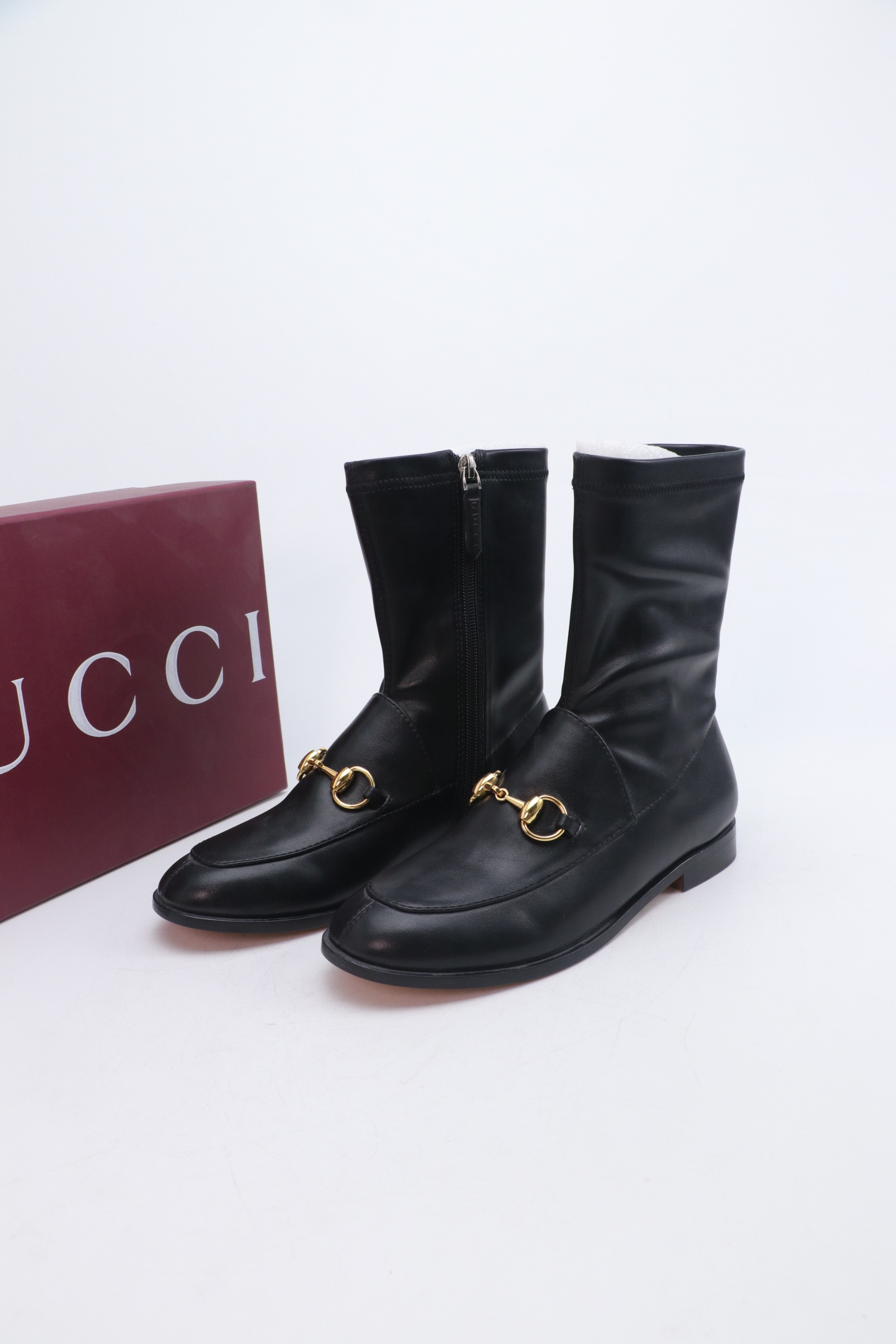 NO:706541,Top version of Gucci high-end boutique 2025 early autumn new horsebit boots ———————————— Classic thick heel square toe ankle boots with original quality! Every detail has been carefully crafted and can be compared with ZG, no second quality!  The fabric is original custom-made imported calf elastic ancient soft sheepskin. Dongguan Dachang's mold-opening hardware horsebit. Inner lining/foot pads high-end customized sheepskin lining. Heel height 2.5cm. Outsole Italian genuine leather bottom. Size 35-42 (40 41 42 customized, non-returnable). Full set of original high-end packaging!  ,boots,gucci,boots,sheepskin19860909顶级版本Gucci高端精品 2025早秋新款马衔扣长靴 ———————————— 经典粗跟方头踝靴原汁原味原单品质!每个细节皆经过精心细致打造,可与ZG对比如一,无二品质！ 面料原版定制进口小牛弹力古软羊皮 东莞大厂开模五金马衔扣 内里／垫脚高端定制羊皮里 跟高2.5cm 大底意大利真皮底 尺码35-42（40 41 42定做,不退换） 全套原板高端包装！,靴子,gucci,boots,sheepskin,Women's Shoes