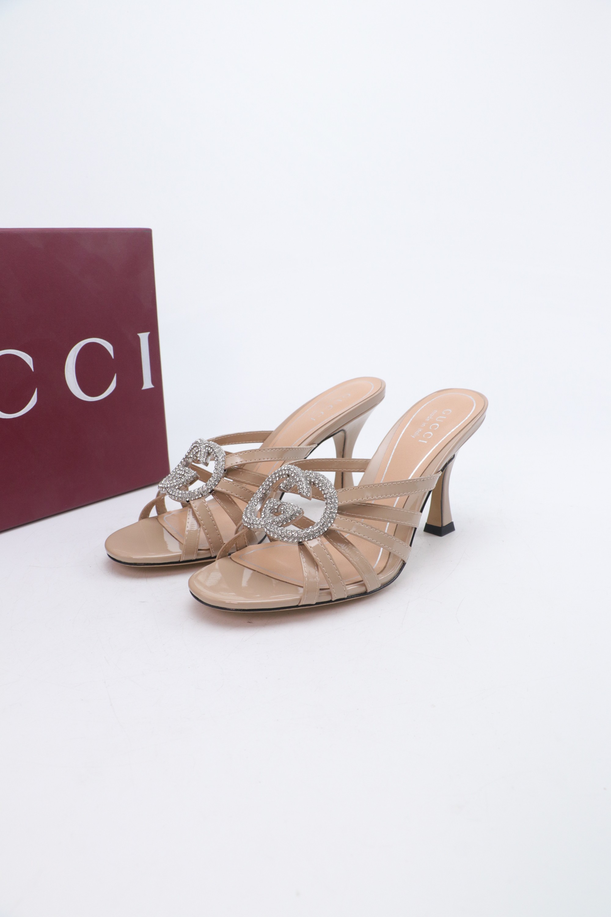 NO:706534,2026 New Spring New Gucci Early Spring Rhinestone Double G Thin Strap High Heel Slippers ———————————— Encrusted with fine rhinestones, they sparkle under the refraction of light. They are not exaggerated but have high-gloss recognition. They are the contemporary translation of the brand’s century-old DNA. The 8.5cm stiletto heels are tall and stylish. The feet of small people can naturally elongate the body proportions. The versatile attribute is suitable for all scenes. Paired with silk suspender skirts.  It is gentle and elegant for dating and commuting. It is paired with high-waisted wide-leg pants and a simple shirt. It has a smart and modern style. Paired with a floral tea break skirt, it is suitable for early spring vacations. It can eas198609092026新春新款 Gucci早春水钻双G细带高跟拖鞋 ———————————— 满镶细碎水钻 光线折射下闪映莹润光泽 不浮夸却自带高光辨识度 既是品牌百年DNA的当代转译 8.5cm细高跟挺拔有型 小个子上脚可自然拉长身形比例 百搭属性适配全场景穿搭 搭配真丝吊带裙 是约会通勤的温柔奢雅 配高腰阔腿裤与简约衬衫 干练摩登格调 搭碎花茶歇裙 适配早春度假出行 轻松成为造型点睛之笔 昼夜切换造型皆得体出众. 面料采用原版漆皮/牛皮 内里踮脚均为羊皮 意大利进口真皮大底 size35-39（40/41/42定制）,高跟鞋拖鞋,gucci,high heels,slippers,skirts,shirts,cowhide,sheepskin,real silk,Leather soles,Women's Shoes