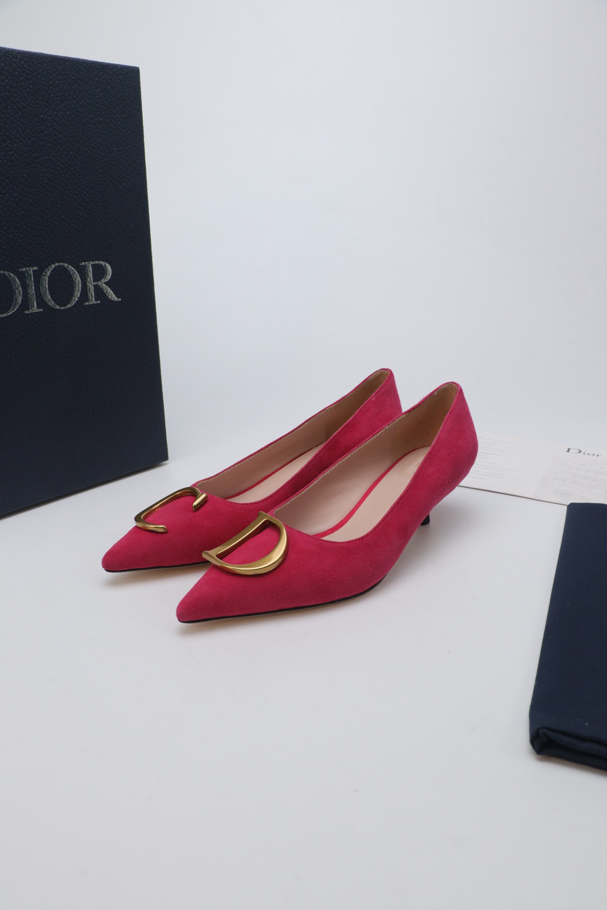 NO:706531,The top version of 25 Dior new pointed-toe high-heeled shoes. The CD buckle decoration on the toe highlights the brand logo and is full of femininity. It is elegant and refined. It is so beautiful. This season’s Dior sandals really can’t be missed!  The back half is made of calfskin with a tear-edge fabric bow design, which gives people a particularly comfortable feeling and can add elegance to various looks. The upper is imported first-layer cowhide, the lining is lambskin, and the outsole is Italian genuine leather. The heel height is 8.5CM, and the size is 35-42 (41 and 42 are customized and non-returnable). Price, high-heeled shoes, dior, dior, sandals, high heels, cowhide, sheepskin, Leather soles19860909顶级版本 25款Dior 迪奥新款尖头高跟单鞋 鞋头CD扣装饰彰显品牌标志满满的女人味,又优雅又精致,实在是太好看了.这一季的迪奥凉鞋真的不能错过！后半用小牛皮制作撕边布蝴蝶结设计 给人一种特别舒服的感觉 可为各式造型增添优雅气质. 鞋面进口头层牛皮 内里垫脚小羊皮 大底意大利真皮大底  跟高8.5CM 尺码35-42（41 42定制不退货） 价格,高跟鞋单鞋,dior,dior,sandals,high heels,cowhide,sheepskin,Leather soles,Women's Shoes