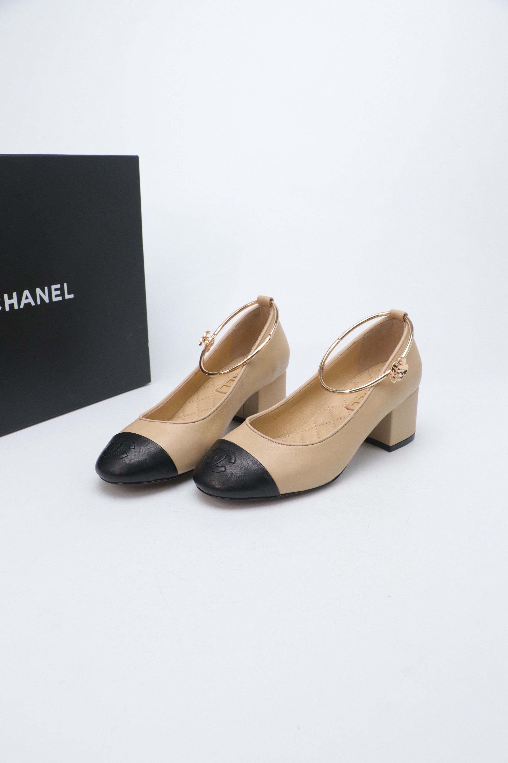 NO:706526,CHANEL Chanel Little Fragrance 2025 Chanel Mary Jane mid-heeled shoes, a must-have for spring and autumn fragrances, goddess series, with the elegant and ladylike temperament of the fragrance family, super attractive, irresistible, and heart-warming... Upper sheepskin or original cloth Inner foot imported velvet Genuine leather outsole Standard code 35-39 (40 41 customized non-returnable), single shoes, chanel, chanel, chanel, mary  jane,sheepskin,leather soles19860909CHANEL 香奈儿小香风2025香奈儿玛丽珍中跟单鞋,春秋季香家必备爆款,女神系列,拥有香家特色优雅名媛气质,超级耐看,让人无法抗拒,心动ing…… 鞋面羊皮或原版布面 内里脚进口丝绒 真皮大底 标准码 35-39（40 41定做不退换）,单鞋,chanel,chanel,chanel,mary jane,sheepskin,Leather soles,Women's Shoes