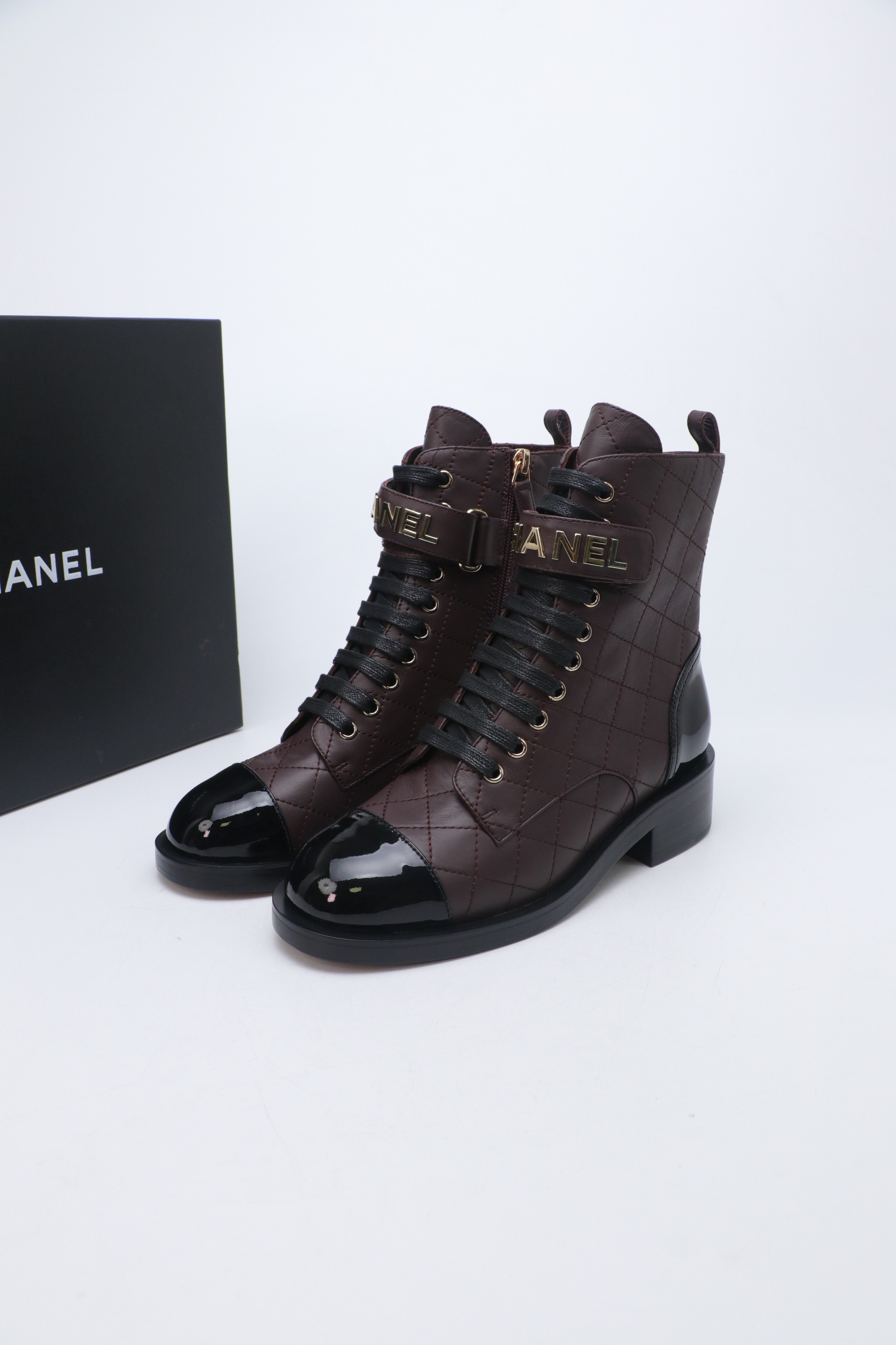 NO:706524,Classic CHANEL｜Xiaoxiang 25K Double C classic knight short boots. The chain decoration on the boot collar is the soul. The cold light texture and color-blocking materials form a clever contrast. These short boots are not only autumn and winter shoes, but also the elegant confidence Chanel injects into every step with classic genes and modern design, making daily walking a mobile fashion scene. The fabric is made of original customized leather, the inner foot pads are all sheepskin, and the original molded outsole  size35-41,boots,chanel,boots,sheepskin19860909经典款 CHANEL｜小香25K 双C经典骑士短靴 靴口链条装饰是灵魂所在 冷光质感与拼色材质形成巧妙反差 这双短靴不止是秋冬鞋履 更是Chanel用经典基因与现代设计 为每一步注入的优雅底气 让日常行走都成为移动的时尚风景. 面料采用原版定制皮料 内里垫脚均为羊皮 原版开模大底 size35-41,靴子,chanel,boots,sheepskin,Women's Shoes