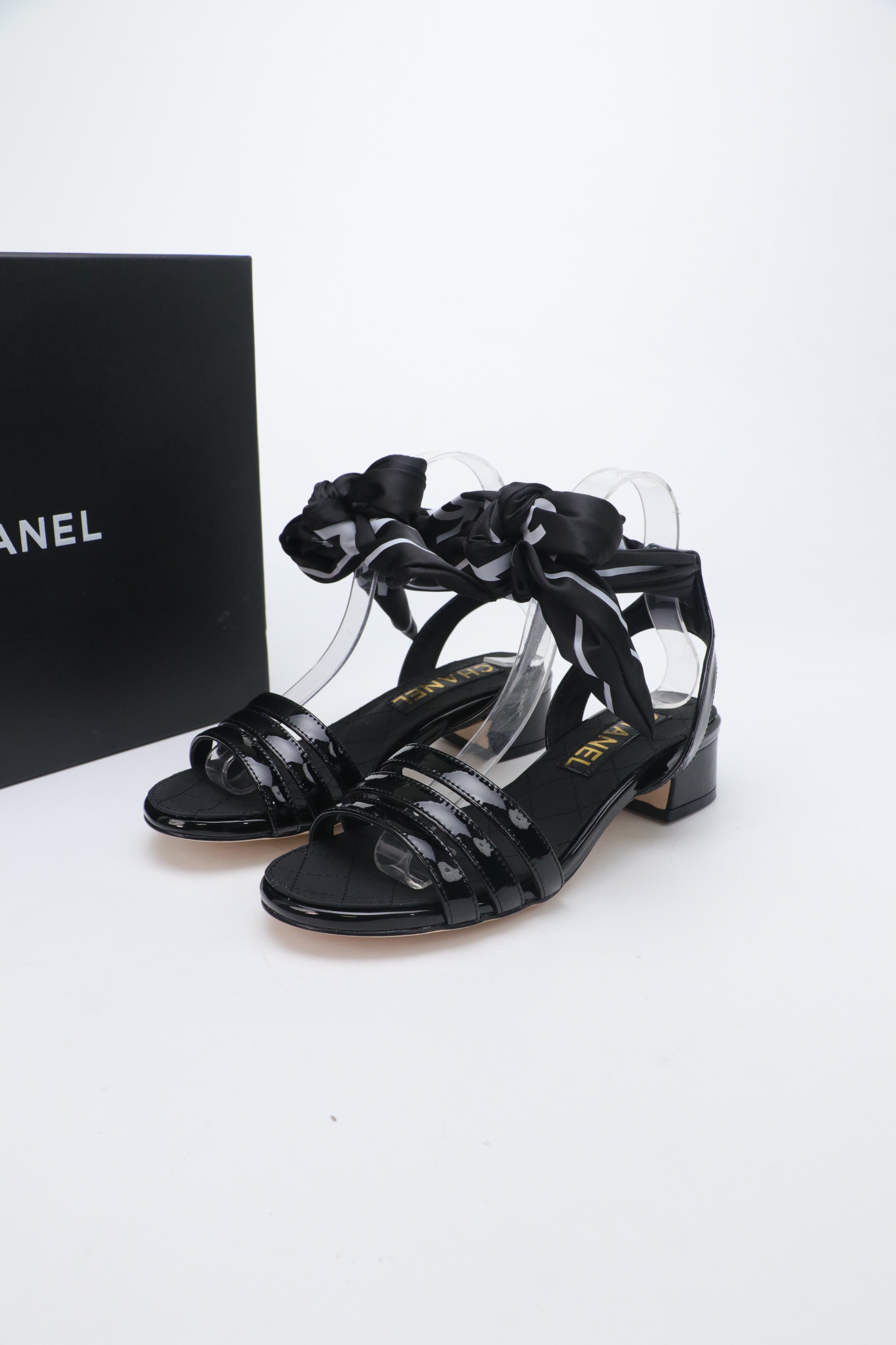 NO:706521,2025 Xiaoxiang is a must-have item for autumn and winter this season!  !  Chanel's autumn and winter heavy industry hot styles are highly recommended by Xiaohongshu. They look good no matter how you match them. They are a must-have for fashion. Ms. Chanel loves simple and irresistible combinations to show her unique dressing style. She can mix and match freely to shine and follow the fashionable steps of her grandma!  !  !  Exquisite details. Zoom in to see the original molded hardware buckle. The top version is made at the purchasing level★The upper is made of original cowhide, sheepskin lining, feet, original molded leather outsole, size 35-39 (customized 40, 41, high heels and sandals, chanel, sandals, high heels, cowhide, sheepskin, Leather soles198609092025小香 本季秋冬季必备单品！！ 香奈儿秋冬重工爆款 小红书力推款,怎么搭配都好看,时髦精必备,香奈儿女士钟爱简约又难以抗拒系搭配展现与众不同的穿搭风格、自由混搭闪耀到位跟紧香奶奶时尚步伐！！！精致细节放大看原版开模五金扣 顶级版本代购级别打造★鞋面采用原版牛皮,羊皮内里,垫脚,原版开模真皮大底,码数35-39（40、41定做,高跟鞋凉鞋,chanel,sandals,high heels,cowhide,sheepskin,Leather soles,Women's Shoes