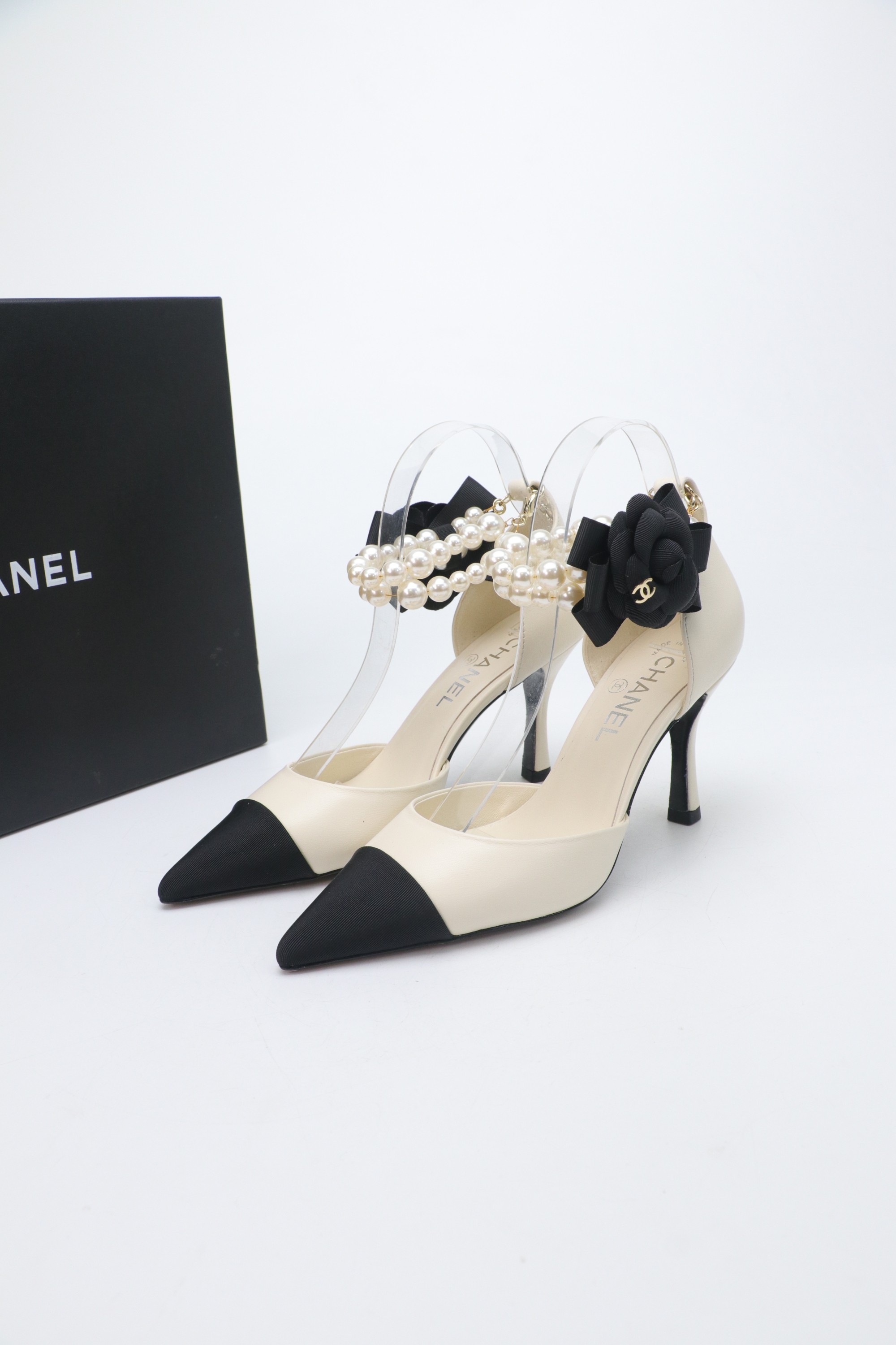 NO:706548,2026 Spring and Summer New Style Chanel Xiaoxiang 26C Pointed Toe Anklet Large Pearl Sandals Double C Buckle Camellia Flat Bottom Mary Jane Classic Double Color Blocking Hollow High Heels Stiletto Shoes This sandal opens the spring and summer with neat tailoring, and the color blocking design collides with fresh inspiration. The hollow version allows the skin to embrace the breeze freely, and every step is followed by a light rhythm.  .The wide anklet between the ankles is the finishing touch, and the large pearl string trembles with each step, continuing the original intention of small fragrant pearls becoming a feminine element, breaking the boundary between luxury and daily life, so that delicacy does not need to be exaggerated. The pointed design cleverly extends the leg lines, visually elongates the proportion, and easily creates a sense of 'long legs'!  Lambskin upper, sheepskin lining, Italian genuine leather outsole, size 35-39 (40.41 custom-made, non-refundable), high-heeled sandals, chanel, sandals, mary jane, high heels, sheepskin, Leather soles198609092026春夏新款 Chanel小香26C 尖头脚环大珍珠凉鞋双C扣山茶花平底玛丽珍经典双拼色中空高跟鞋细跟单鞋 这款凉鞋以利落剪裁开启春夏序章,拼色设计碰撞出鲜活灵感,中空版型让肌肤与微风自在相拥,每一步都踩着轻盈韵律 .脚踝间的宽幅脚环是点睛之笔,硕大珍珠串饰随步履轻颤,延续着小香珍珠成为柔美元素的初心,打破华贵与日常的边界 让精致无需浮夸. 尖头设计巧妙延伸腿部线条 视觉上拉长比例 轻松打造“大长腿”既视感！ 鞋面小羊皮 内里垫脚羊皮 鞋底意大利真皮大底 码数35-39（40.41定做不退换）,高跟鞋凉鞋,chanel,sandals,mary jane,high heels,sheepskin,Leather soles,Women's Shoes