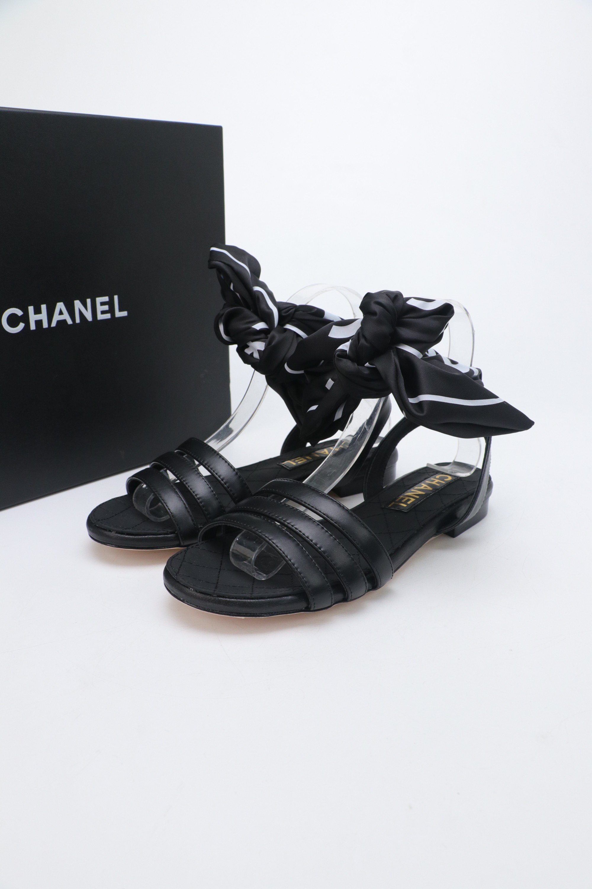 NO:706544,2025 Xiaoxiang is a must-have item for autumn and winter this season!  !  Chanel's autumn and winter heavy industry hot styles are highly recommended by Xiaohongshu. They look good no matter how you match them. They are a must-have for fashion. Ms. Chanel loves simple and irresistible combinations to show her unique dressing style. She can mix and match freely to shine and follow the fashionable steps of her grandma!  !  !  Exquisite details. Zoom in to see the original molded hardware buckle. The top version is made at the purchasing level★ The upper is made of original cowhide, sheepskin lining, feet, original molded leather outsole, size 35-39 (customized 40, 41, sandals, chanel, sandals, cowhide, sheepskin, Leather soles198609092025小香 本季秋冬季必备单品！！ 香奈儿秋冬重工爆款 小红书力推款,怎么搭配都好看,时髦精必备,香奈儿女士钟爱简约又难以抗拒系搭配展现与众不同的穿搭风格、自由混搭闪耀到位跟紧香奶奶时尚步伐！！！精致细节放大看原版开模五金扣 顶级版本代购级别打造★鞋面采用原版牛皮,羊皮内里,垫脚,原版开模真皮大底,码数35-39（40、41定做,凉鞋,chanel,sandals,cowhide,sheepskin,Leather soles,Women's Shoes