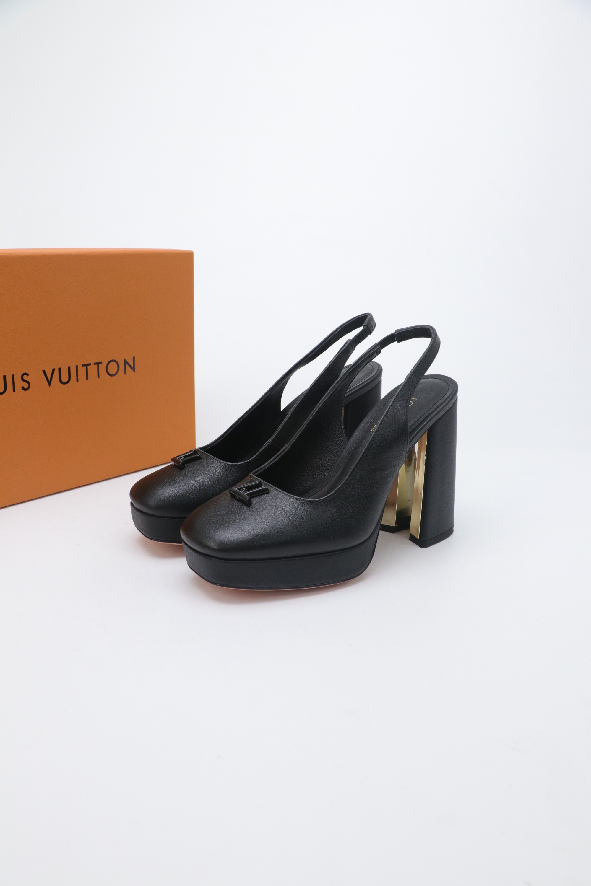 NO:706542,LV Louis Vuitton 25 2025 early spring new products, the top version counter features the latest denim hard label slippers, new hard goods ————————— Upper patent leather/cowhide lining imported goatskin lining Genuine leather outsole Heel height 11cm Water platform 2cm Shoe size: 35-41 (40, 41, customized non-refundable), high-heeled sandals, louis vuitton, louis  vuitton,sandals,high heels,slippers,cowhide,sheepskin,Leather soles19860909LV 路易威登 25 2025 早春新品 顶级版本专柜主打最新款 牛仔布硬标拖鞋 硬货上新 ————————————— 鞋面漆皮/牛皮 内里进口山羊皮里 大底真皮大底 跟高11cm 水台2cm 鞋码: 35-41（40、41、定制不退换）,高跟鞋凉鞋,louis vuitton,louis vuitton,sandals,high heels,slippers,cowhide,sheepskin,Leather soles,Women's Shoes