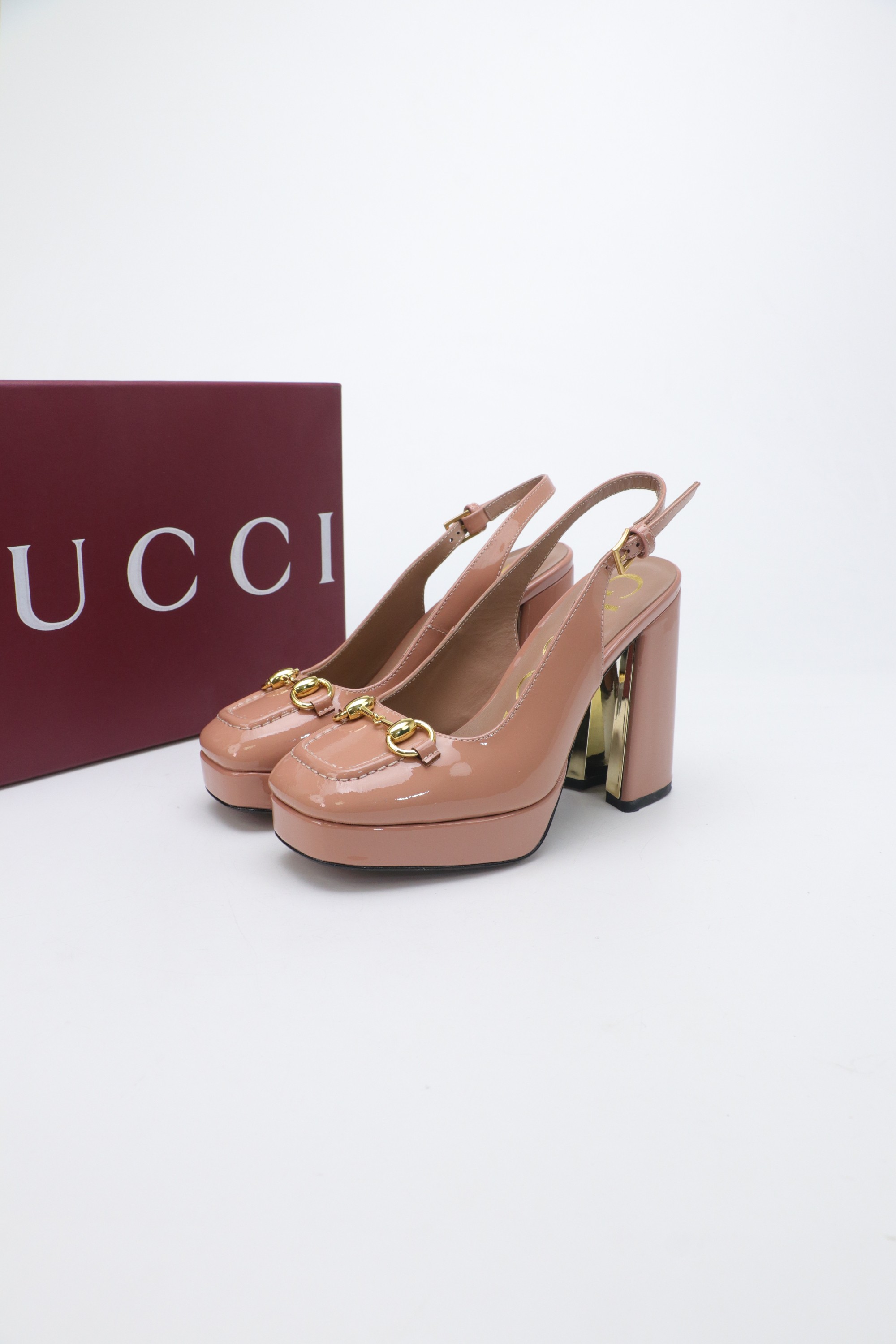 NO:706530,Gucci/Gucci classic horsebit wedge sandals G's iconic horsebit meets fashionable velvet embossed wedge ———————————— A fashion feast that combines luxury and comfort begins. This pair of sandals is a passionate collision of classics and modernity. Every step is a confident expression of Italian style. It cleverly lengthens the leg line and enhances the overall temperament, allowing you to easily show an elegant posture while walking. The thick-soled design increases stability, makes walking more comfortable and does not tire your feet.  The fabric is made of original patent leather, the inner pads are all lambskin, the Italian imported genuine leather outsole, the heel height is 11cm, the water table is 2.5cm, size35-39 (customized 40/41/42), high heels and sandals, gucci, gucci, gucci, sandals, high heels, sheepskin, Leather soles19860909Gucci/古驰经典马衔扣坡跟凉鞋 G家标志性马衔扣 邂逅时髦丝绒压纹 坡跟 ———————————— 一场华丽与舒适兼得的时尚盛宴就此开启. 这双凉鞋 是经典与现代的激情碰撞 每一步都是意式风尚的自信表达. 巧妙拉长腿部线条 提升整体气质 让你在行走间轻松展现优雅姿态 厚底设计增加稳定性 行走更自在 不累脚. 面料采用原版漆皮 内里垫脚均为小羊皮 意大利进口真皮大底 跟高11cm 水台2.5cm size35-39（40/41/42定制）,高跟鞋凉鞋,gucci,gucci,gucci,sandals,high heels,sheepskin,Leather soles,Women's Shoes