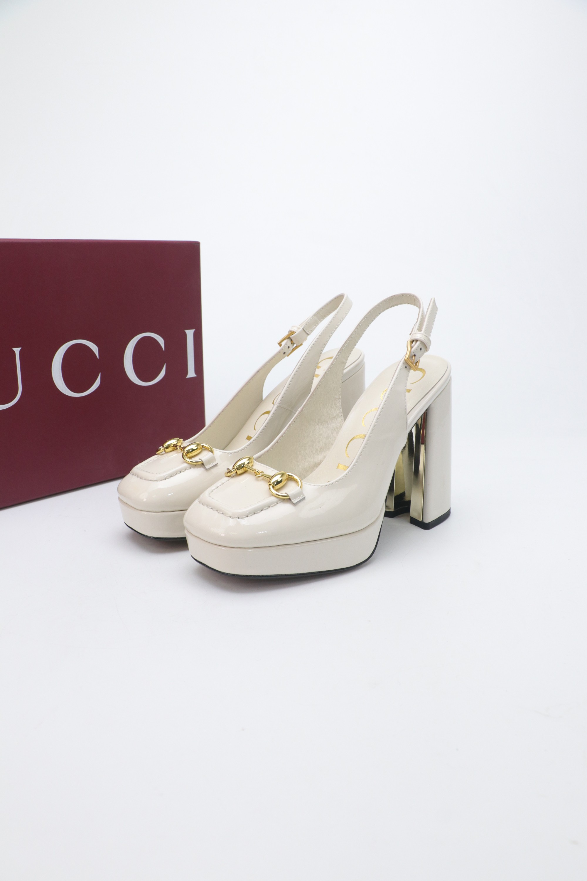 NO:706533,Gucci/Gucci classic horsebit wedge sandals G's iconic horsebit meets fashionable velvet embossed wedge ———————————— A fashion feast that combines luxury and comfort begins. This pair of sandals is a passionate collision of classics and modernity. Every step is a confident expression of Italian style. It cleverly lengthens the leg line and enhances the overall temperament, allowing you to easily show an elegant posture while walking. The thick-soled design increases stability, makes walking more comfortable and does not tire your feet.  The fabric is made of original patent leather, the inner pads are all lambskin, the Italian imported genuine leather outsole, the heel height is 11cm, the water table is 2.5cm, size35-39 (customized 40/41/42), high heels and sandals, gucci, gucci, gucci, sandals, high heels, sheepskin, Leather soles19860909Gucci/古驰经典马衔扣坡跟凉鞋 G家标志性马衔扣 邂逅时髦丝绒压纹 坡跟 ———————————— 一场华丽与舒适兼得的时尚盛宴就此开启. 这双凉鞋 是经典与现代的激情碰撞 每一步都是意式风尚的自信表达. 巧妙拉长腿部线条 提升整体气质 让你在行走间轻松展现优雅姿态 厚底设计增加稳定性 行走更自在 不累脚. 面料采用原版漆皮 内里垫脚均为小羊皮 意大利进口真皮大底 跟高11cm 水台2.5cm size35-39（40/41/42定制）,高跟鞋凉鞋,gucci,gucci,gucci,sandals,high heels,sheepskin,Leather soles,Women's Shoes