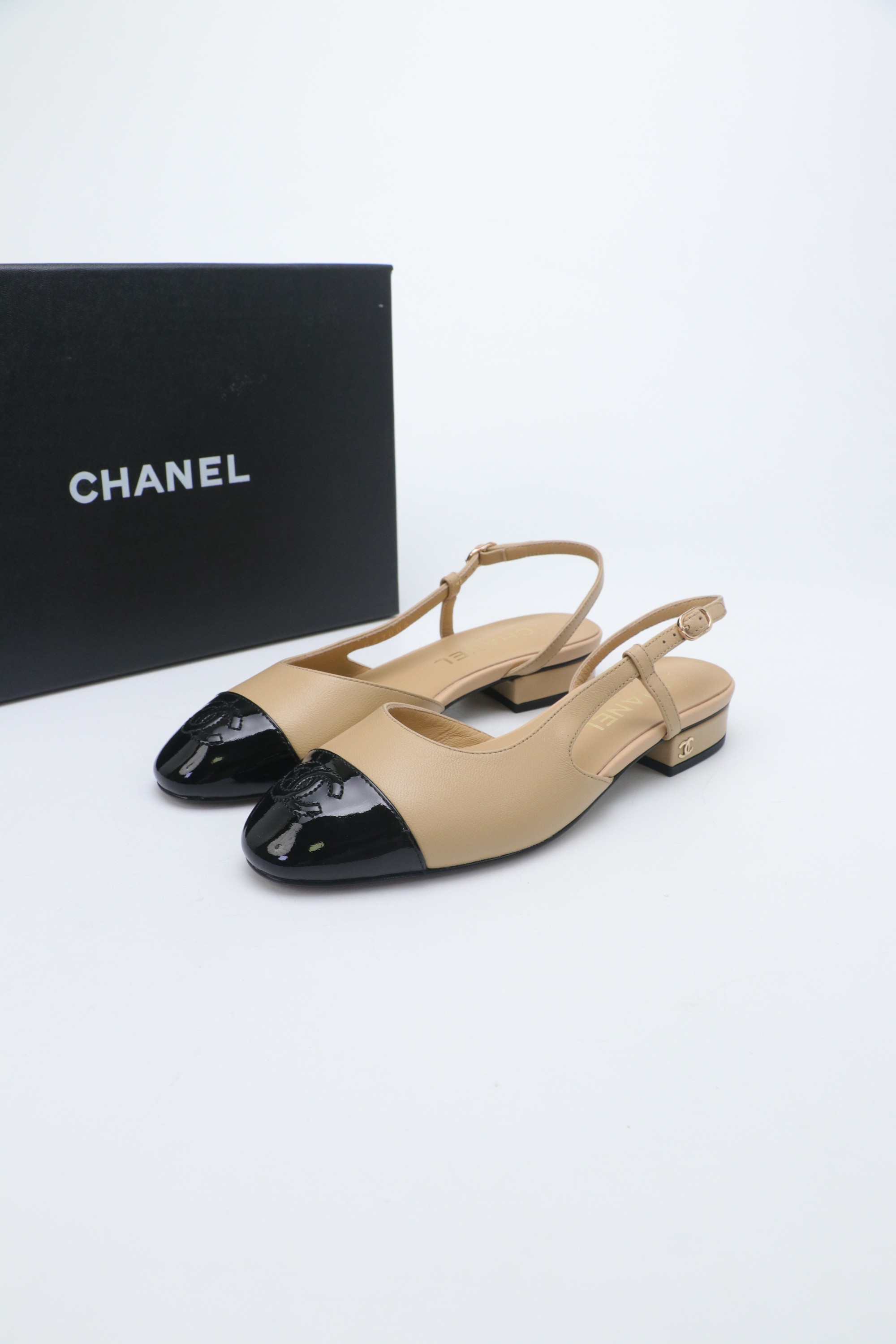 NO:653146,CHANE*｜Xiaoxiang 25SS new thick-heeled Mary Jane back-sleeve shoes. I fell in love with them at first sight. It’s no exaggeration~ This is probably the charm of Xiaoxiang. She always understands girls. Although she looks very cold, she has a unique feeling when paired with black stockings. It is the latest model this year. I have already started to arrange it before it is available in the counter~ I know you will like it. It really looks good on the feet. The round last is not picky about the shape of the feet. Wide and fat feet also look slimmer.  And the lambskin spliced patent leather is very visually impactful. The upper is imported sheepskin + patent leather. The lining is imported sheepskin. The outsole is Italian A-grade dyed genuine leather. The size is 35-39 (40/41 custom-made and non-returnable). Sandals, chanel, sandals, mary jane, sheepskin19860909CHANE*｜小香25SS新品粗跟玛丽珍后空单鞋 对它一见钟情 不夸张哦～ 这大概就是小香的魅力 总是很懂女生 虽然看上去很冷但配上黑丝袜特有感觉 是今年的最新款来着 专柜还没上我就已经着手安排啦～ 知道你们一定会喜欢 上脚也确实好看 圆方的楦头对脚型完全不挑 宽胖脚穿也显瘦 而且小羊皮拼接漆皮 视觉上很有冲击感 鞋面进口羊皮+漆皮 内里进口羊皮 大底意大利A级透染真皮底 码数35-39（40/41定做不退换）,凉鞋,chanel,sandals,mary jane,sheepskin,Women's Shoes